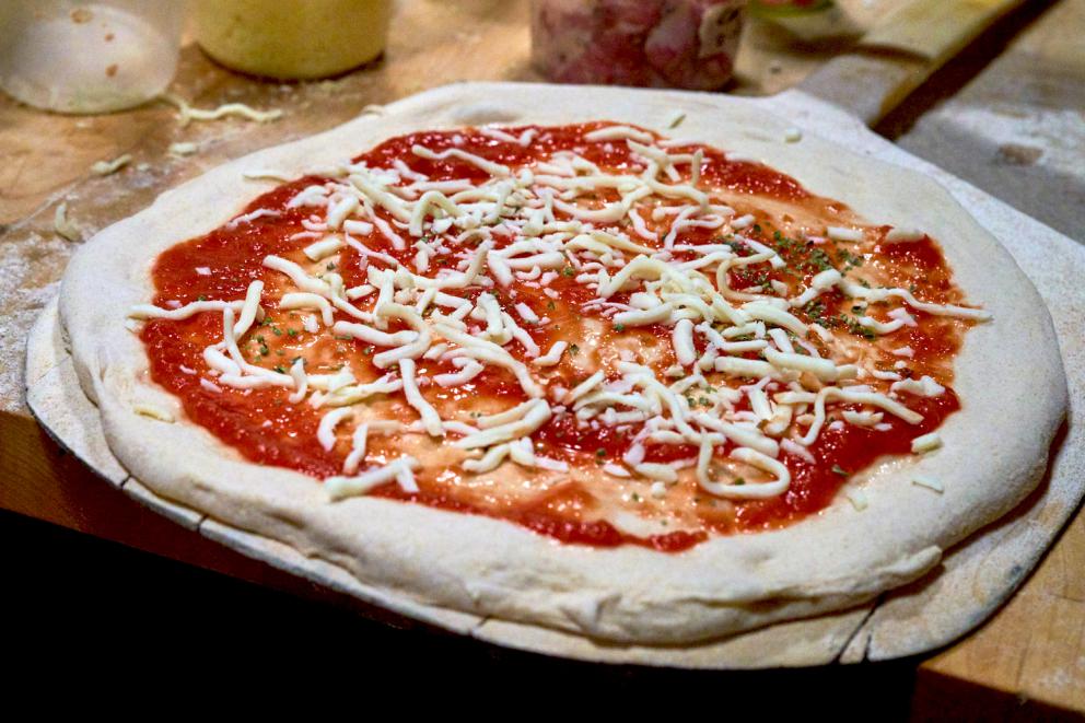 Galleria fotograficaVerso la notte in North Albina Avenue a PortlandIl portico del B&B scelto a Portland
L'ingresso del B&B
Sarah Minnick e Paolo Marchi del salone della villa occupata a Portland
Fresh Pot, il caff&egrave; del mattino nel Mississippi District in Portland
L'altra America, quella che non si chiude in se stessaFranco Pepe e il suo prezioso collaboratore Salvatore Vigliotta nella foto di Luciano Furia
In viaggio verso l'Ayers Creek Farm a Gaston
Il campo difficile da coltivare all'Ayers Creek Farm a Gaston. Per i messicani che vi lavorano, non vi &egrave; nulla da fare: &egrave; un terreno freddo. Di anima
Camminare la campagna nell'Oregon. Da sinistra verso destra si riconoscono Carol e Anthony Boutard, Sarah Minnick, Paolo Marchi, Salvatore Vigliotta e Franco Pepe. Foto di Luciano Furia
Topolino
Sarah Minnick
Anthony Boutard nei suoi campi
Franco Pepe e Sarah Minnick
Internet ha messo in crisi le famose cassette per le lettere americane
Carol Boutard, Sarah Minnick, Paolo Marchi e, ultimo a destra, Anthony Boutard
Sotto una tettoia della Ayers Creek Farm, a Gaston In Oregon, il padrone di casa, Anthony Boutard, ha sistemato due incredibili modelli Citro&euml;n che per davvero hanno fatto la storia dell'automobile: una DS famigliare (a sinistra) e, addirittura, una Traction Avant
Carol Boutard sfoglia il manuale da loro curato sul mais
Le pannocchie di granoturco nero che Anthony Boutard sta selezionado nella sua fattoria partendo da un tipo di mais blu misto a chicchi neri
Una confezione di mais nero e blu. Per arrivare a una produzione 100% nera, dopo ogni raccolto i responsabili dell&rsquo;Ayers Farm Creek commercializzano entrambi i tipi di granoturco mischiati tra loro, ma seminano solo il genere nero
Anthony Boutard, Sarah Minnick e Carol Boutard nella foto di Luciano Furia
Anthony Boutard presenta il men&ugrave; e la Minnick ride contenta
La foto, di Paolo Marchi, &egrave; mossa e andrebbe scartata ma &egrave; la sola che fissa, prima di essere servito agli ospiti, un eccellente piatto a pranzo a casa Boutard: Mais Amish Butter con ostriche, rockfish e granchi
Torta di granoturco nero Peace, No War con salsa di lamponi e crema inglese
Un ritratto particolarmente riuscito di Luciano Furia a Sarah Minnick
