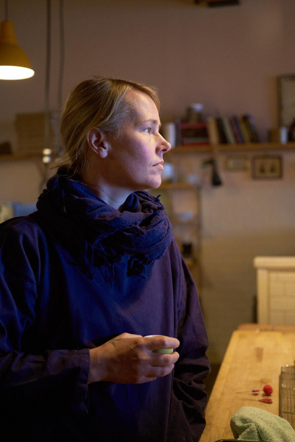 Galleria fotograficaVerso la notte in North Albina Avenue a PortlandIl portico del B&B scelto a Portland
L'ingresso del B&B
Sarah Minnick e Paolo Marchi del salone della villa occupata a Portland
Fresh Pot, il caff&egrave; del mattino nel Mississippi District in Portland
L'altra America, quella che non si chiude in se stessaFranco Pepe e il suo prezioso collaboratore Salvatore Vigliotta nella foto di Luciano Furia
In viaggio verso l'Ayers Creek Farm a Gaston
Il campo difficile da coltivare all'Ayers Creek Farm a Gaston. Per i messicani che vi lavorano, non vi &egrave; nulla da fare: &egrave; un terreno freddo. Di anima
Camminare la campagna nell'Oregon. Da sinistra verso destra si riconoscono Carol e Anthony Boutard, Sarah Minnick, Paolo Marchi, Salvatore Vigliotta e Franco Pepe. Foto di Luciano Furia
Topolino
Sarah Minnick
Anthony Boutard nei suoi campi
Franco Pepe e Sarah Minnick
Internet ha messo in crisi le famose cassette per le lettere americane
Carol Boutard, Sarah Minnick, Paolo Marchi e, ultimo a destra, Anthony Boutard
Sotto una tettoia della Ayers Creek Farm, a Gaston In Oregon, il padrone di casa, Anthony Boutard, ha sistemato due incredibili modelli Citro&euml;n che per davvero hanno fatto la storia dell'automobile: una DS famigliare (a sinistra) e, addirittura, una Traction Avant
Carol Boutard sfoglia il manuale da loro curato sul mais
Le pannocchie di granoturco nero che Anthony Boutard sta selezionado nella sua fattoria partendo da un tipo di mais blu misto a chicchi neri
Una confezione di mais nero e blu. Per arrivare a una produzione 100% nera, dopo ogni raccolto i responsabili dell&rsquo;Ayers Farm Creek commercializzano entrambi i tipi di granoturco mischiati tra loro, ma seminano solo il genere nero
Anthony Boutard, Sarah Minnick e Carol Boutard nella foto di Luciano Furia
Anthony Boutard presenta il men&ugrave; e la Minnick ride contenta
La foto, di Paolo Marchi, &egrave; mossa e andrebbe scartata ma &egrave; la sola che fissa, prima di essere servito agli ospiti, un eccellente piatto a pranzo a casa Boutard: Mais Amish Butter con ostriche, rockfish e granchi
Torta di granoturco nero Peace, No War con salsa di lamponi e crema inglese
