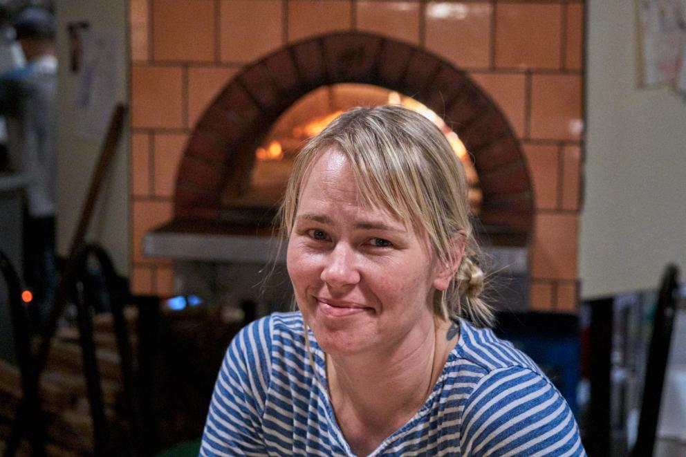 Galleria fotograficaVerso la notte in North Albina Avenue a PortlandIl portico del B&B scelto a Portland
L'ingresso del B&B
Sarah Minnick e Paolo Marchi del salone della villa occupata a Portland
Fresh Pot, il caff&egrave; del mattino nel Mississippi District in Portland
L'altra America, quella che non si chiude in se stessaFranco Pepe e il suo prezioso collaboratore Salvatore Vigliotta nella foto di Luciano Furia
In viaggio verso l'Ayers Creek Farm a Gaston
Il campo difficile da coltivare all'Ayers Creek Farm a Gaston. Per i messicani che vi lavorano, non vi &egrave; nulla da fare: &egrave; un terreno freddo. Di anima
Camminare la campagna nell'Oregon. Da sinistra verso destra si riconoscono Carol e Anthony Boutard, Sarah Minnick, Paolo Marchi, Salvatore Vigliotta e Franco Pepe. Foto di Luciano Furia
Topolino
Sarah Minnick
Anthony Boutard nei suoi campi
Franco Pepe e Sarah Minnick
Internet ha messo in crisi le famose cassette per le lettere americane
Carol Boutard, Sarah Minnick, Paolo Marchi e, ultimo a destra, Anthony Boutard
Sotto una tettoia della Ayers Creek Farm, a Gaston In Oregon, il padrone di casa, Anthony Boutard, ha sistemato due incredibili modelli Citro&euml;n che per davvero hanno fatto la storia dell'automobile: una DS famigliare (a sinistra) e, addirittura, una Traction Avant
Carol Boutard sfoglia il manuale da loro curato sul mais
Le pannocchie di granoturco nero che Anthony Boutard sta selezionado nella sua fattoria partendo da un tipo di mais blu misto a chicchi neri
Una confezione di mais nero e blu. Per arrivare a una produzione 100% nera, dopo ogni raccolto i responsabili dell&rsquo;Ayers Farm Creek commercializzano entrambi i tipi di granoturco mischiati tra loro, ma seminano solo il genere nero
Anthony Boutard, Sarah Minnick e Carol Boutard nella foto di Luciano Furia
Anthony Boutard presenta il men&ugrave; e la Minnick ride contenta
La foto, di Paolo Marchi, &egrave; mossa e andrebbe scartata ma &egrave; la sola che fissa, prima di essere servito agli ospiti, un eccellente piatto a pranzo a casa Boutard: Mais Amish Butter con ostriche, rockfish e granchi
Torta di granoturco nero Peace, No War con salsa di lamponi e crema inglese
Un ritratto particolarmente riuscito di Luciano Furia a Sarah Minnick
Paolo Marchi, Franco Pepe e Salvatore Vigliotta nella foto di Luciano Furia
Lo schizzo fatto da Franco Pepe su un tovagliolino di carta per spiegare alla Minnick come disporre al meglio i pezzi di legna nel forno per la pizza. L&rsquo;alare serve per dare aria alle braci e rendere pi&ugrave; omogeneo il calore
