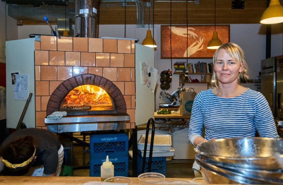 Galleria fotograficaVerso la notte in North Albina Avenue a PortlandIl portico del B&B scelto a Portland
L'ingresso del B&B
Sarah Minnick e Paolo Marchi del salone della villa occupata a Portland
Fresh Pot, il caff&egrave; del mattino nel Mississippi District in Portland
L'altra America, quella che non si chiude in se stessaFranco Pepe e il suo prezioso collaboratore Salvatore Vigliotta nella foto di Luciano Furia
In viaggio verso l'Ayers Creek Farm a Gaston
Il campo difficile da coltivare all'Ayers Creek Farm a Gaston. Per i messicani che vi lavorano, non vi &egrave; nulla da fare: &egrave; un terreno freddo. Di anima
Camminare la campagna nell'Oregon. Da sinistra verso destra si riconoscono Carol e Anthony Boutard, Sarah Minnick, Paolo Marchi, Salvatore Vigliotta e Franco Pepe. Foto di Luciano Furia
Topolino
Sarah Minnick
Anthony Boutard nei suoi campi
Franco Pepe e Sarah Minnick
Internet ha messo in crisi le famose cassette per le lettere americane
Carol Boutard, Sarah Minnick, Paolo Marchi e, ultimo a destra, Anthony Boutard
Sotto una tettoia della Ayers Creek Farm, a Gaston In Oregon, il padrone di casa, Anthony Boutard, ha sistemato due incredibili modelli Citro&euml;n che per davvero hanno fatto la storia dell'automobile: una DS famigliare (a sinistra) e, addirittura, una Traction Avant
Carol Boutard sfoglia il manuale da loro curato sul mais
Le pannocchie di granoturco nero che Anthony Boutard sta selezionado nella sua fattoria partendo da un tipo di mais blu misto a chicchi neri
Una confezione di mais nero e blu. Per arrivare a una produzione 100% nera, dopo ogni raccolto i responsabili dell&rsquo;Ayers Farm Creek commercializzano entrambi i tipi di granoturco mischiati tra loro, ma seminano solo il genere nero
Anthony Boutard, Sarah Minnick e Carol Boutard nella foto di Luciano Furia
Anthony Boutard presenta il men&ugrave; e la Minnick ride contenta
La foto, di Paolo Marchi, &egrave; mossa e andrebbe scartata ma &egrave; la sola che fissa, prima di essere servito agli ospiti, un eccellente piatto a pranzo a casa Boutard: Mais Amish Butter con ostriche, rockfish e granchi
Torta di granoturco nero Peace, No War con salsa di lamponi e crema inglese
Un ritratto particolarmente riuscito di Luciano Furia a Sarah Minnick
Paolo Marchi, Franco Pepe e Salvatore Vigliotta nella foto di Luciano Furia
Lo schizzo fatto da Franco Pepe su un tovagliolino di carta per spiegare alla Minnick come disporre al meglio i pezzi di legna nel forno per la pizza. L&rsquo;alare serve per dare aria alle braci e rendere pi&ugrave; omogeneo il calore
