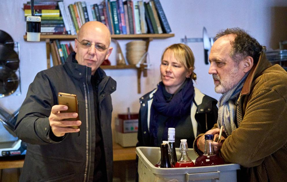 Galleria fotograficaVerso la notte in North Albina Avenue a PortlandIl portico del B&B scelto a Portland
L'ingresso del B&B
Sarah Minnick e Paolo Marchi del salone della villa occupata a Portland
Fresh Pot, il caff&egrave; del mattino nel Mississippi District in Portland
L'altra America, quella che non si chiude in se stessaFranco Pepe e il suo prezioso collaboratore Salvatore Vigliotta nella foto di Luciano Furia
In viaggio verso l'Ayers Creek Farm a Gaston
Il campo difficile da coltivare all'Ayers Creek Farm a Gaston. Per i messicani che vi lavorano, non vi &egrave; nulla da fare: &egrave; un terreno freddo. Di anima
Camminare la campagna nell'Oregon. Da sinistra verso destra si riconoscono Carol e Anthony Boutard, Sarah Minnick, Paolo Marchi, Salvatore Vigliotta e Franco Pepe. Foto di Luciano Furia
Topolino
Sarah Minnick
Anthony Boutard nei suoi campi
Franco Pepe e Sarah Minnick
Internet ha messo in crisi le famose cassette per le lettere americane
Carol Boutard, Sarah Minnick, Paolo Marchi e, ultimo a destra, Anthony Boutard
Sotto una tettoia della Ayers Creek Farm, a Gaston In Oregon, il padrone di casa, Anthony Boutard, ha sistemato due incredibili modelli Citro&euml;n che per davvero hanno fatto la storia dell'automobile: una DS famigliare (a sinistra) e, addirittura, una Traction Avant
Carol Boutard sfoglia il manuale da loro curato sul mais
Le pannocchie di granoturco nero che Anthony Boutard sta selezionado nella sua fattoria partendo da un tipo di mais blu misto a chicchi neri
Una confezione di mais nero e blu. Per arrivare a una produzione 100% nera, dopo ogni raccolto i responsabili dell&rsquo;Ayers Farm Creek commercializzano entrambi i tipi di granoturco mischiati tra loro, ma seminano solo il genere nero
Anthony Boutard, Sarah Minnick e Carol Boutard nella foto di Luciano Furia
Anthony Boutard presenta il men&ugrave; e la Minnick ride contenta
La foto, di Paolo Marchi, &egrave; mossa e andrebbe scartata ma &egrave; la sola che fissa, prima di essere servito agli ospiti, un eccellente piatto a pranzo a casa Boutard: Mais Amish Butter con ostriche, rockfish e granchi
Torta di granoturco nero Peace, No War con salsa di lamponi e crema inglese
Un ritratto particolarmente riuscito di Luciano Furia a Sarah Minnick
Paolo Marchi, Franco Pepe e Salvatore Vigliotta nella foto di Luciano Furia
Lo schizzo fatto da Franco Pepe su un tovagliolino di carta per spiegare alla Minnick come disporre al meglio i pezzi di legna nel forno per la pizza. L&rsquo;alare serve per dare aria alle braci e rendere pi&ugrave; omogeneo il calore
Paolo Marchi prende appunti mentre Sarah Minnick spiega una delle sue pizze
Il post di Sarah Minnick nella sua pagina di Instagram nel quale presenta una delle pizze che preparer&agrave; luned&igrave; 6 marzo a Milano: Spinaci con pomodori sbriciolati, capperi, peperoni e carote fermentati, aglio e formaggio feta
Una coltivazione di funghi, sorta di madre che la Minnick cura personalmente al Lovely's Fifty-Fifty. Bello no di certo, ma perfetto per ottenere ottimi succhi naturali come la kombucha
Sarah Minnick mostra con orgoglio le sue due pi&ugrave; recenti produzioni di kombucha
