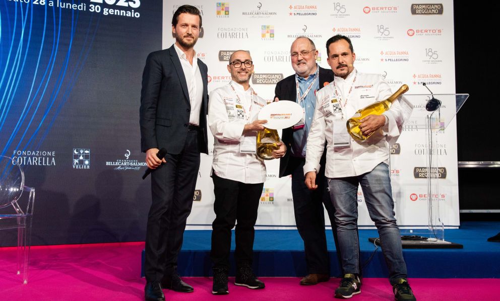 Alessandro Massano, Brand Director Bellavista, premia Riccardo Monco e Alessandro della Tommasina dell'Enotca Pinchiorri di Firenze come Cuoco dell'Anno
