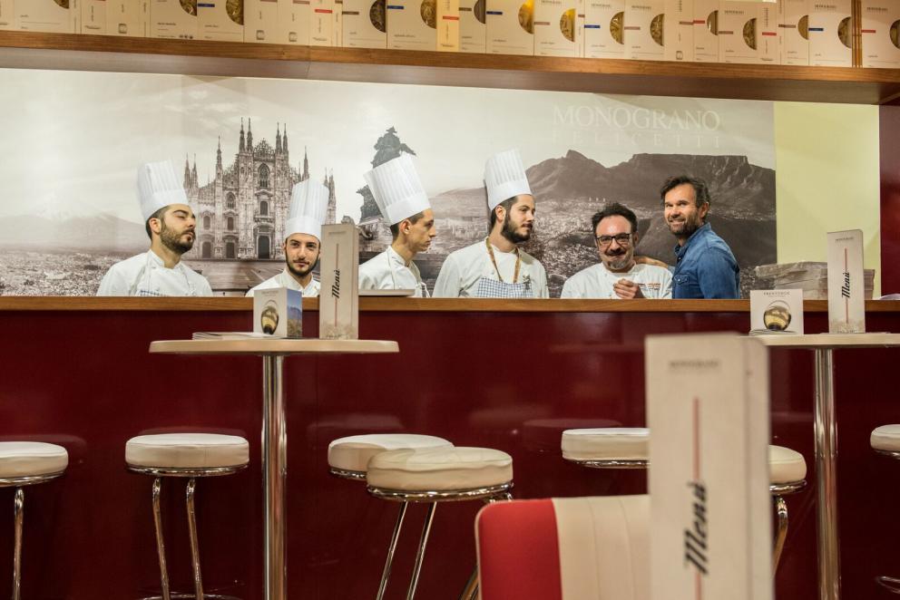 Galleria fotografica






Il viaggio nel mondo di Grana Padano è iniziato il primo giorno di congresso con due degustazioni orizzontali tenute dal Consorzio di Tutela ed è terminato con lo chef Andrea Ribaldone e i suoi sfiziosissimi finger food. La domenica Matteo Baronetto (nella foto con gli GnamBox ed Elisabetta Serraiotto, responsabile Marketing di Grana Padano) ha preparato originali tapas ideate per l'occasione, mentre per la giornata di chiusura il maestro Franco Pepe ci ha regalato la sua personale interpretazione della pizza fritta con il Grana Padano









Durante la pausa lavori, dalle 13 alle 15, lo spazio S.Pellegrino ha offerto ai visitatori del congresso la degustazione di un piatto d’autore: il sabato di Paolo Griffa e Alessandro Rapisarda (nella foto), finalisti rispettivamente della prima e della seconda edizione di S.Pellegrino Young Chef, la domenica un dolce di Loretta Fanella e lunedì il piatto Carciofo&Carciofo di Cristina Bowerman. Domenica alla tavola rotonda Coltivare il talento gli chef Cristina Bowerman, Caterina Ceraudo, Loretta Fanella, Anthony Genovese, Davide Oldani, Ciccio Sultano, Paolo Griffa e Alessandro Rapisarda hanno raccontato storie di successo tra maestri e allievi. E poi è stata da non perdere la specialissima Experience Box...









Giovanni Pellegrino, Alberto Basso e Giuseppe Lo Iudice (nella foto), giovani talenti del Premio Birra Moretti Grand Cru, hanno proposto le loro creazioni ideate in abbinamento con Birra Moretti Grand Cru, rispettivamente: Beer Donuts con Birra Moretti La Bianca, Pancia di maiale iberico, luppolo e Birra Moretti Grand Cru e Anatra alla Birra Moretti Lunga Maturazione, anche in abbinamento









Le miscele iTierra! Origins, in cui si coniugano eccellenza del prodotto, rispetto per l’ambiente e attenzione al sociale e la special edition di “Kafa”, uno dei caffè più pregiati al mondo che nasce nella foresta etiope, sono stati i  protagonisti dello spazio espositivo Lavazza, che ha ospitato un ’esperienza sensoriale con esclusivi aperitivi di food pairing firmati dallo chef Cesare Battisti e dal bartender Dennis Zoppi. A stupire i visitatori l’esclusiva auto “stellata” Smart Forfood, primo ristorante su quattro ruote nato dalla collaborazione tra Lavazza, Mercedes-Benz Italia, Michelin, Focaccia Group e Medici Style, sotto la direzione creativa di Davide Oldani (foto)









Allo stand di Vino Libero & Compagnia, il gruppo Fontanafredda (nella foto, Andrea Farinetti) ci ha raccontato la biodiversità agroalimentare italiana con un viaggio di degustazioni attraverso l’Italia del vino, tra le regioni più importanti del panorama enologico italiano, dal Piemonte fino alla Sicilia









Dopo 4 anni dalla prima edizione è tornato Bread Religion nello spazio Petra Molino Quaglia. Cuochi, pizzaioli, pasticcieri e panettieri hanno accompagnato gli ospiti del congresso lungo un viaggio di profumi e sapori che parte dal grano. Pagnotte da affettare, ciabatte alveolate, focacce salate e dolci lievitati, panini morbidi o con la crosta, impasti di lievito madre con farine Petra macinate a pietra o biologiche, con e senza glutine: queste le forme del pane che i professionisti ospiti hanno farcito per interpretare la loro idea del “viaggio”









Le Cantine Ferrari hanno scelto Identità Golose per continuare il percorso di approfondimento sull’Arte dell’Ospitalità avviato lo scorso anno con The World’s 50 Best Restaurants. Il tema dell’accoglienza, molto sentito da Ferrari che da anni si impegna a valorizzare l’importante ruolo della sala, è stato raccontato sul palcoscenico dell’Auditorium alla scoperta degli elementi che rendono indimenticabile l’esperienza gastronomica. Nella giornata di lunedì lo spazio Ferrari ha offerto degustazioni di Riserve Trentodoc: Perlè, Perlè Bianco, Perlè Nero e Perlè Rosè, abbinati alle creazioni di Alfio Ghezzi, del ristorante Locanda Margon di proprietà della famiglia Lunelli (nella foto, Matteo Lunelli a Identità Milano)









Regione Lombardia ha presentato i suoi prodotti agroalimentari di qualità, un’ampia rappresentanza che si colloca ai primi posti a livello nazionale: 34 prodotti Dop e Igp, 249 prodotti tradizionali di valenza storica, 41 vini tra Docg, Doc e Igt. Allo stand di Regione Lombardia si sono alternati produttori della Valtellina, del territorio comasco e dell’Oltrepò Pavese con degustazioni dei migliori prodotti e vini locali






