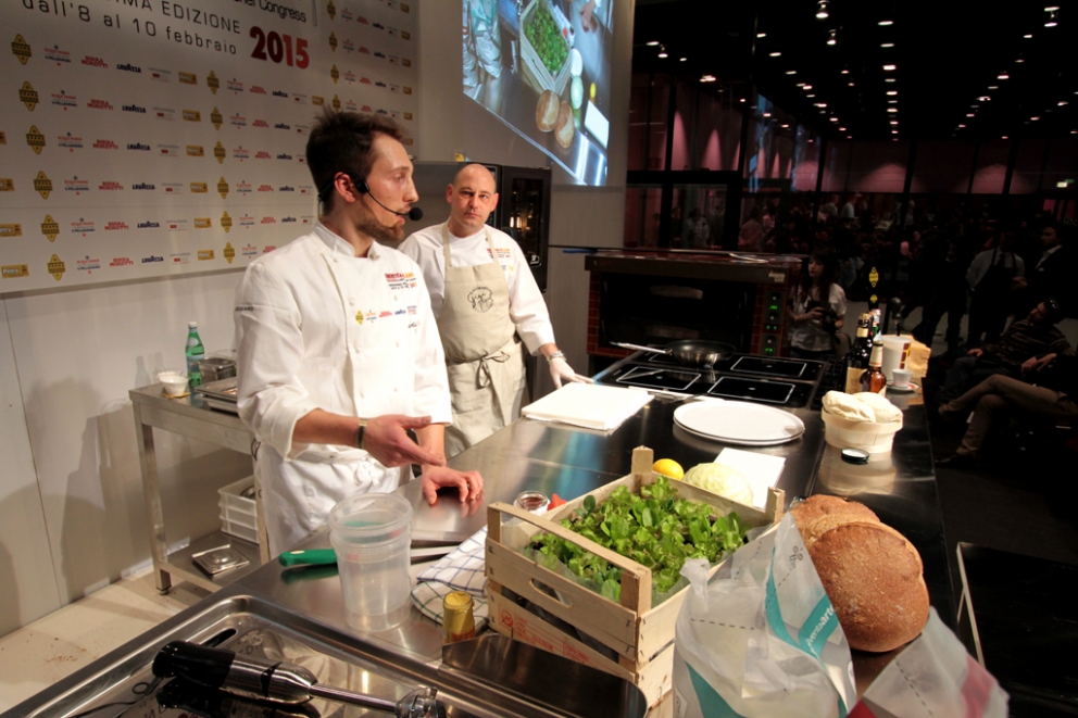 Galleria fotografica






Francesca Morandin sul palco. Sta studiando come ottenere lievitati di qualità gluten free, ha raccontato la "sua" colazione con pane senza glutine a lievito madre








La ciabatta veneta è stata al centro della lezione di Federica Racinelli e Martino Faccin (nella foto), panificatore di Carré, paesino della Pedemontana asiaghese








Federica Racinelli sul palco. Ha parlato con Martino Faccin di "Quattro ciabatte in cerca d'autore - Variazione sul tema di uno dei pani più rappresentativi d'Italia"





