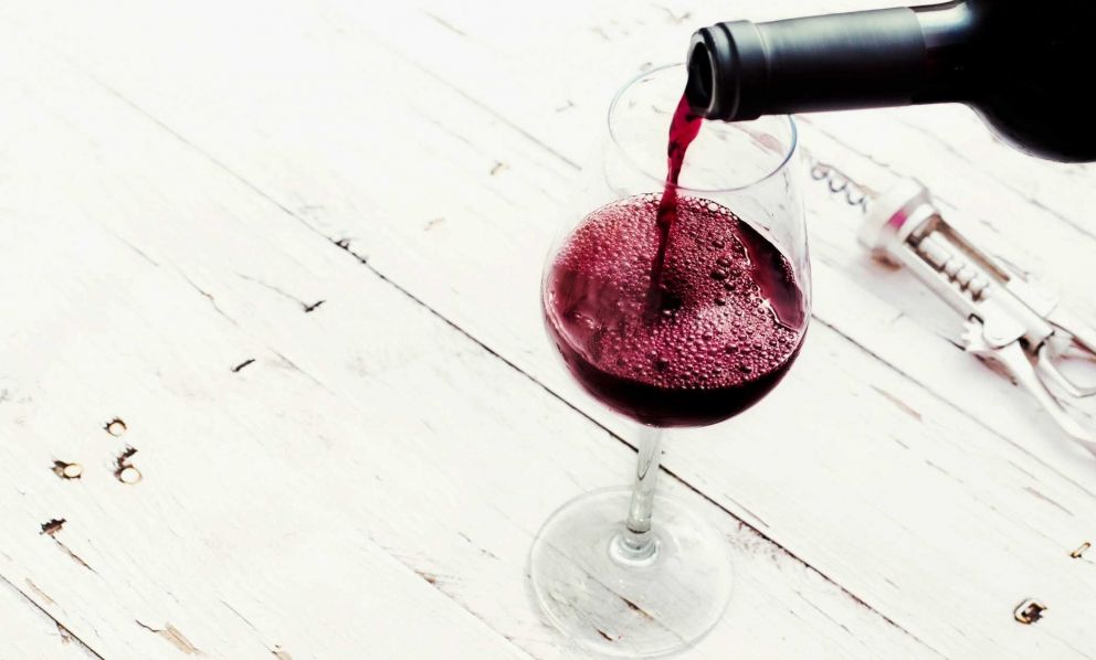 Il rosso è di moda anche d’estate: 13 bottiglie scelte dai nostri esperti per i vostri brindisi