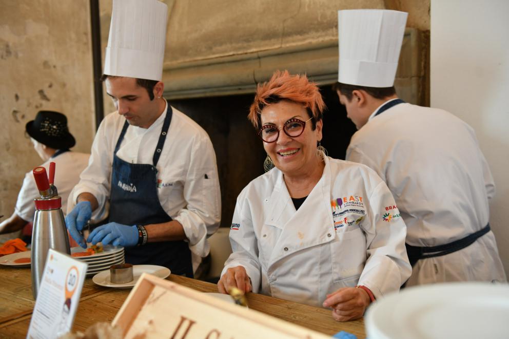 Galleria fotograficaTeatro dell'evento di&nbsp;East Lombardy, il&nbsp;monastero di Ast&igrave;no,&nbsp;Bergamo.&nbsp;E'&nbsp;un complesso conventuale plurisecolare di origine&nbsp;vallombrosana&nbsp;non pi&ugrave; attivo e&nbsp;restaurato nel 2015.
Alcuni degli illustri cuochi che hanno preso parte all'evento. Si riconoscono&nbsp;Carlo Cracco,&nbsp;Chicco Cerea,&nbsp;Tonino Cannavacciuolo&nbsp;e&nbsp;Bobo Cerea
L'affluenza ad "Astino nel Gusto": oltre 4mila partecipanti in&nbsp;3 giorni, 1.100 solo nell'evento di domenica
Ha aperto le danze&nbsp;Antonia Klugmann,&nbsp;L'Argine&nbsp;di Venc&ograve; (Gorizia),&nbsp;proponendo il suo&nbsp;Orzo, farro e radice amara.
Davide Oldani&nbsp;del ristorante&nbsp;D'O&nbsp;di Cornaredo (Milano), al fianco di&nbsp;Lisa Casali.&nbsp;L'autore della cucina Pop ha mostrato a tutti l&rsquo;importanza di lavorare con materie prime buone perch&eacute;, anche se povere, sono in grado di dare origine a piatti emozionanti.
Heinz Beck,&nbsp;La Pergola&nbsp;del Rome Cavalieri, Roma, 3 stelle Michelin,&nbsp;ha preparato &ldquo;Fontana o Pomodoro?&rdquo;: pomodoro, tonno fresco, semi di chia, capperi e chinoa soffiata. Un piatto concettuale, ispirato ai due grandi artisti evocati nel titolo
Tonino Cannavacciuolo,&nbsp;Villa Crespi&nbsp;(Orta San Giulio, Novara)
Chicco Cerea&nbsp;e&nbsp;Paolo Rota,&nbsp;Da Vittorio&nbsp;(Brusaporto, Bergamo):&nbsp;i padroni di casa preparano uno dei piatti protagonisti della serata di domenica: Risotto con lo Strachitunt
Carlo Cracco,&nbsp;Cracco, Milano (trasloco a breve, in galleria Vittorio Emanuele II). Ha proposto un classico della sua cucina, l&rsquo;&rdquo;Uovo affumicato&rdquo;. Cooking show sold out e tutti in fila allo stand per non lasciarsi sfuggire l&rsquo;occasione di vederlo all&rsquo;opera
Philippe L&eacute;veill&eacute;, Miramonti l'Altro (Concesio, Brescia). Ha cucinato Lumache e polenta, ritorno alla tradizione
Stefano Fagioli,&nbsp;Trattoria Via Vai&nbsp;di Bolzone, Ripalta Cremasca (Cremona). Ha proposto un piatto storico della tradizione cremonese: &ldquo;Cotechino cremasco con pipeto&rdquo; (battuto di verza e Grana Padano).
Romano Tamani&nbsp;del ristorante&nbsp;Ambasciata&nbsp;di Quistello (Mantova)&nbsp;ha presentato al pubblico &ldquo;Anoli ripieni di piccione&rdquo;, classici raviolini in brodo, una delle pi&ugrave; tradizionali ricette della tradizione mantovana.
Vittorio Fusari, bresciano, ora al timone del&nbsp;Pont de Ferr&nbsp;di Milano,&nbsp;firma anche i menu di&nbsp;WineGate11, il wine bar-ristorante situato nell'area partenze all'aeroporto di Milano-Bergamo. &nbsp;Ha deliziato il pubblico di Astino nel Gusto con &ldquo;Anatra con la verza in giro per il mondo&rdquo;, piatto dedicato al patrono del lago di Iseo, San Vigilio.
Lisa Casali,&nbsp;scienziata ambientale, blogger,&nbsp;scrittrice e membro del comitato food di&nbsp;East Lombardy, &egrave; stata la moderatrice dei cooking show nei&nbsp;giorni dell&rsquo;evento.
