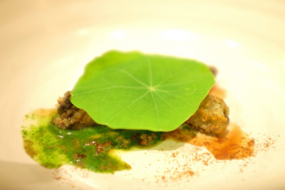 Galleria fotografica






Massimiliano Poggi, Al Cambio, Bologna

Uovo asparagi e parmigiano. Rappresenta la tradizione, non solo bolognese ma italiana. Chiaro che noi, con l'apparato di Altedo, abbiamo una fortuna che non tutte le regioni hanno: l'abbiamo in casa e di qualità assoluta! Riprendo la tradizione e trasformo le consistenze: a essere fritto non è più l'uovo ma la punta degli asparagi; il parmigiano non è più grattato ma viene reso cremoso con aggiunta di brodo di asparagi; aggiungo solo una parte di succo di asparagi crudi perché dà una notevole componente minerale amarognola. Un anticipo di primavera









Alessandro Panichi, Sotto l'Arco, Bologna

Canocchia, radicchio, bottarga e lampone. Dolce, amaro, acido e iodato (foto Bob Noto)









Isa Mazzocchi, La Palta, Borgonovo Valtidone (Piacenza)

Batarò con senape selvatica, pescegatto e pancetta. Una specie di pane schiacciato, con percentuale di polenta, ripieno di salumi piacentini (si serve soprattutto in val tidone). Piacenza in un batarò









Alberto Faccani, Magnolia, Cesenatico (Forlì-Cesena)

Triglia, amaretto, zafferano e limone. La dolcezza e la grassezza della triglia, la nota alcolica del liquore di mandorla, la profondità dello zafferano e l'aspro del limone. Un omaggio all'Italia e al Mediterraneo









Omar Casali, Marè, Cesenatico (Forlì-Cesena)

Bora Nera. Spaghettoni, inchiostro, quinto quarto di seppia, alghe e bergamotto. Materia prima, tecnica e tanto cuore per riportare nel piatto l'affascinante e profondo profumo iodato di una burrascosa giornata sul molo di Cesenatico









Fabrizio Mantovani, Fm con gusto, Faenza (Ravenna)

Patata ratta, lenticchie e caviale. E' una sintesi della mia cucina: una semplice patata con lenticchie, arricchita da un piccolo cucchiaio di caviale. Una crème fraîche allo zafferano e zest di lime. Estetica, istinto e semplicità ragionata









Massimiliano Mascia, San Domenico, Imola (Bologna)

Scampo, goletta e piselli. Amo i colori e i sapori della primavera e mi piace giocare con la contaminazione carne/pesce









Luca Marchini, L'Erba del Re, Modena

Risotto con ostriche, succo di porri, rucola e rabarbaro. E' il frutto della volontà di far coesistere la forza olfattiva del mare, proveniente dalle ostriche adagiate sulla superfice, con la pseudo-dolcezza di un risotto cremoso, la cui cottura viene fatta con un succo di porri grigliati e brasati. Giocano un ruolo di equilibrio la freschezza e asprezza del rabarbaro e il lieve amaro della rucola selvatica









Massimo Bottura, Osteria Francescana, Modena

Sometimes maillard, sometimes partrige... even bollito in civèt sauce. Ovvero, "A volte germano reale, a volte pernice... persino il bollito in salsa civet"









Irina Steccanella e Beppe Palmieri, Panino, Modena

Tortellini SuperPanna. Comprare una grande materia prima per fare un grande tortellino, e restiuire valore e qualità a un piatto della cucina domestica degenerato col tempo









Gianluca Gorini, Le Giare, Montiano (Forlì-Cesena)

Cetriolo, liquore Varnelli e uova di pesce affumicate. Note vegetali che incontrano quelle marine e affumicate per un interpretazione a 360 gradi del cetriolo, dal germoglio al fiore









Riccardo Agostini, Il Piastrino, Pennabilli (Rimini)

Animella d’agnello, latte ed estratto d’alloro. L'idea è quella di proporre un'animella inconsueta, d'agnello, senza nascondere le sue caratteristiche gustative come da tradizione ma esaltandole con il concentrato di latte di pecora per rafforzarne il gust. Vista la componente grassa, ho utilizzato l'alloro per il suo gusto amaro e la sua rinfrescante balsamicità









Terry Giacomello, Inkiostro, Parma

La pasta a modo nostro. Tagliolini tiepidi al bianco d'uovo con crema di parmigiano 36 mesi, rosso d'uovo sbattuto, caviale di tartufo e foglie di timo. E' un albume d'uovo cotto a vapore, steso come la pasta tradizionale, tagliato a mano a tagliolino, contornato da una crema di parmigiano, macchiata con un rosso d'uovo sbattuto e guarnito con foglie di timo e caviale di tartufo









Marco Parizzi, Parizzi, Parma

Consommé di buccia di patate, cipolla bruciata e ostriche con anolini di salmone. Il contrasto tra ingredienti di scarto e ingredienti pregiati, l'apparenza rassicurante di un piatto tipico con gusti completamente stravolti









Carla Aradelli, Riva, Ponte Dell'Olio (Piacenza)

Polpo, radicchio tardivo, crochetta di patate e majonese di rape rosse. Un piatto di semplicità ricercata: polpo e patate (la tradizione) e prodotti di stagione (radicchio tardivo e rapa rossa) creano un gioco di colori, radici e consistenze









Rino Duca, Il Grano di Pepe, Ravarino (Bologna)

Riso alla mandorla, gambero rosso e capperi. In Sicilia storicamente si cucinavano risi e non risotti. Nel mio piatto s'incontrano l'eleganza della mandorla, la sapidità del cappero e la profondità del gambero crudo









Matteo Salbaroli, Osteria L'Acciuga, Ravenna

Polpo arrostito, crema di topinambur e nocciole tostate. L'ho proposto al cenone e ha avuto così successo che lo riproponiamo anche l'inverno. Non solo polipo e patate









Gianni e Fulvia D'Amato, Caffè Arti e Mestieri, Reggiolo (Reggio Emilia)

Il viola della lingua. Lingua salmistrata cotta, spuma di patata viola, cavolo viola in agrodolce, polvere di lamponi disidratati









Gianpaolo Raschi, Guido, Rimini

Pancotto di pesce. Sono le mie origini marinaro-contadine, una lunga tradizione che si fonda sul concetto di recupero. Un tempo della memoria al quale sono profondamente legato e che ripercorro di continuo a bordo della mia Delorean (foto Giorgio Salvatori)









Franco Cimini, Antica Osteria del Mirasole, San Giovanni in Persiceto (Bologna)

Tagliatelle all'antico ragù di cortile. Un'antica ricetta delle campagne bolognesi che prevede l'utilizzo delle parti meno nobili degli animali da cortile (rigaglie), tra le quali creste, durelli, fegatini e ovine embrionali. Si contraddistingue per le diverse consistenze del ragù









Aurora Mazzucchelli, Marconi, Sasso Marconi (Bologna)

Il germano incontra un'acciuga. Il racconto del viaggio della migrazione germano. Lo scontro del mare con la terra e l'incontro del sapido col selvatico






