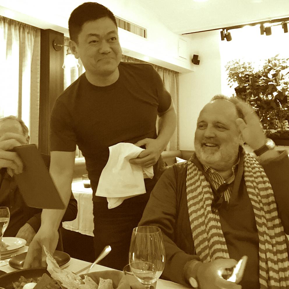 Galleria fotografica






Con l'aereo che sarebbe atterrato all'aeroporto di Melbourne alle 4.20 del mattino di martedì 4 aprile, ha fatto davvero piacere entrare della stanza 1729 del Langham Hotel lungo la South Bank del fiume Yarra e trovarvi della frutta fresca









Lo skyline notturno di Melbourne dalla camera al Langham. Il sole sarebbe sorto un paio d'ore dopo









Prima colazione con vista sul centro di Melbourne e il corso del fiume Yarra









Nicolas Chatenier, responsabile del panel francese nella giuria dei 50 Best, ha invitato stampa, cuochi e amici al Philippe Restaurant in pieno centro di Melbourne. «La Francia e i Fifty hanno avuto in passato relazioni torbulente che stiamo superando e così eccoci qui da uno chef che ha lavorato per anni e anni con Paul Bocuse». In effetti Philippe Mouchel è quanto di più lontano possiamo aspettarci oggi da una tavola contemporanea. Da un eccesso all'altro?









Clement Vachon e Yannick Alléno









Mauro Colagreco e Massimiliano Alajmo. Per la prima volta è toccato al fratello chef rappresentare le Calandre ai 50 Best. In passato, a Londra e a New York, era sempre andato Raffaele Alajmo









Dominique Crenn, argento vivo






