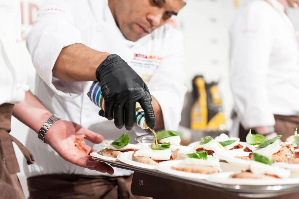 Galleria fotografica






Il Piemonte è stato punto di incontro tra il brianzolo Enrico Crippa, chef del ristorante Piazza Duomo, e il pugliese Massimiliano Prete, pizzaiolo della pizzeria Gusto Divino di Saluzzo e della Gusto Madre di Alba, città dove entrambi lavorano con molta soddisfazione da molto tempo. Una conoscenza, la loro, diventata un’amicizia e una “collaborazione” imperniata sulla stima e sul rispetto, che li ha portati a giocare con fermentazioni e lievitazioni, alta digeribilità, gusto e consistenze diverse









CosÃ¬ nasce la pizza Contaminazioni di gusto, un viaggio attraverso lâ€™Italia: su una morbida focaccia ligure al cui impasto sono state aggiunte delle cime di rapa poggia una base di 'nduja, poi un letto di burrata, una cipolla novella aperta cotta sotto vuoto che accoglie un uovo marinato al centro, completata da primule, acetosella, polvere di cime di rapa. Il tuttoÂ servito su carta da forno con accanto un brodo di cipolla per sciacquarsi la bocca.

Leggi anche:Â Le ContaminazioniÂ di Crippa e Prete, di Tania Mauri









Contaminazioni di Gusto









Si definisce lo scultore della farina Corrado Scaglione dell’Enosteria Lipen, perché la sua abilità sta nel trasformare la polvere di grano in qualcosa di concreto come una scultura, la pizza in questo caso, un disco di pasta che cresce e si trasforma.









Specializzato nella pizza napoletana «sorgente di ogni pizza che si è evoluta, una pizza dal cammino contorto perché Napoli è frutto di contaminazione di molti popoli», propone una golosa Sensazione, insieme di semplicità e territorio dato da pochi elementi, dove all’impasto partenopeo (farina, acqua, sale e lievito madre) aggiunge pomodoro del Piennolo, lardo di Arnad, mozzarella di bufala e, per completare, cipolla di Tropea fritta croccante e aneto fresco dal retrogusto amaro. Conclude, e stupisce, con un dolce di frolla con Petra 3 arricchito da una spuma di mozzarella di bufala caramellata e limone candito









Sensazione









Gennaro Nasti impara a conoscere la cucina dei grandi chef a Chicago, per poi proseguire a Parigi, patria dell’haute cuisine. Qui nel giro di qualche anno, ha aperto due locali, prima Popine e successivamente Bijou. Usa la farina Petra 9 per i suoi impasti e propone a Identità di Pizza due sue creazioni, che rimandano allo stile dei suoi locali. Nel primo prima è predominante infatti la classica pizza napoletana, nel secondo alza il livello facendosi affiancare dallo chef Marco Di Martino, ex Ducasse, per essere supportato in cucina e proporre una vera e propria pizza gourmet






