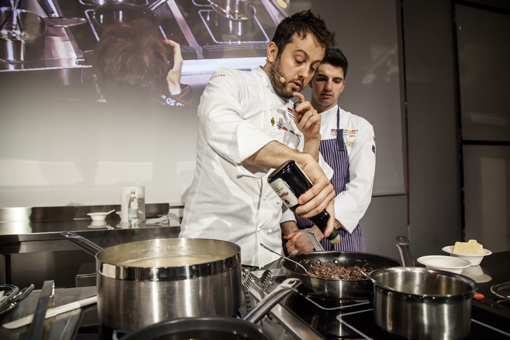 Galleria fotografica






Foto di gruppo: si riconoscono Riccardo Felicetti, Eleonora Cozzella, Davide Scabin, Beppe Rambaldi, Paolo Marchi







