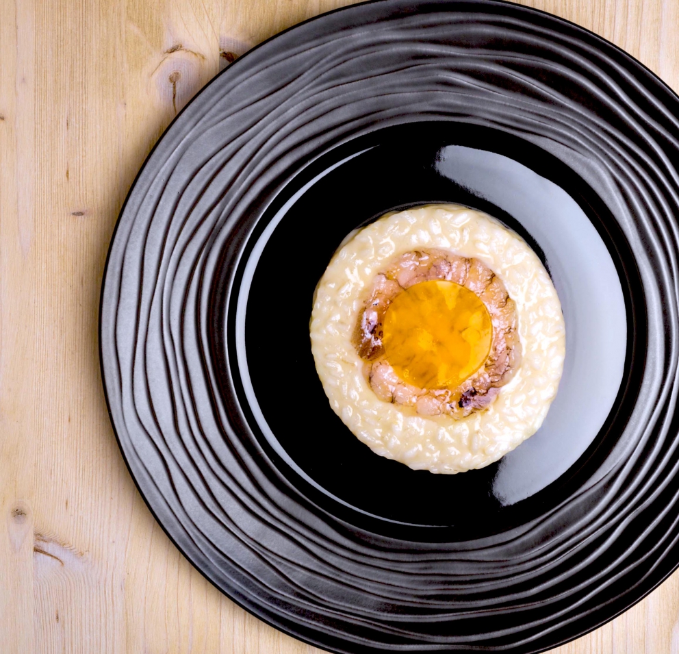 Galleria fotografica






Giorgio Damini, Damini & Affini, Arzignano (Vicenza)

La mia caesar salad - L'idea è sicuramente nata dopo le mie esperienze londinesi, quando ho scoperto come una salsa cambi completamante il gusto dell'insalata. Quindi ho cercato di esaltare tutti gli ingredienti dividendoli uno per uno, senza mescolare nulla, poi un pizzico di macelleria con la carne disidratata al posto del pollo e, dulcis in fundo, il pane di Eugenio Pol









Alessandro Dal Degan, La Tana, Asiago (Vicenza)

Crudo di anatra fiammeggiata, topinambur, foglie di faggio e sorbo dell'uccellatore - E' un piatto che per tonalita amaro-salate e per quelle dei colori è un simbolo della stagione fredda e della monocromia invernale. Un omaggio alla lentezza









Alessio Longhini, Stube Gourmet dell'hotel Europa, Asiago (Vicenza)

Riso carnaroli mantecato alla crema di topinambur, crudo di ricciola, caramello di birra stout, uova di salmone - Piatto che rispecchia le mie esperienze. Raccoglie gusti e consistenze diversi tra loro









Alfio Ghezzi, Locanda Margon, Trento

Non aglio e olio, non cacio e pepe, ma insolito Trentino - Spaghetti Monograno Felicetti, TrentoDoc Ferrari Perlé, Trentingrana e olio extravergine Garda Trentino Dop Uliva... Un piatto che nasce sulla suggestione di Bottura: «...ma siamo proprio sicuri che la tradizione sia rispettosa del territorio?». E che si sviluppa attraverso la tecnica dei due classici, aglio e olio e cacio e pepe, declinati però in chiave trentina









Giuliano Baldessari, Aqua Crua, Barbarano Vicentino (Vicenza)

Mungotto alle capesante, artemisia e argilla - Lo propongo perché offre un punto di vista diverso sul mondo del risotto. Il mungotto è il nome che ho dato al "risotto" fatto con i fagioli mung al posto del riso









Lionello Cera, Antica Osteria Cera, Campagna Lupia (Venezia)

Spaghettino freddo con cavolfiore, champagne rosé, scampo e ostrica - Un piatto che nasce dopo avere cotto il cavolfiore assieme ai gusci delle canocchie. Ho pensato di conferirgli acidità e ho fatto ridurre dello champagne con anice stellato. Poi scampo crudo battuto e un pezzo di ostrica per ricordare il mare in purezza






