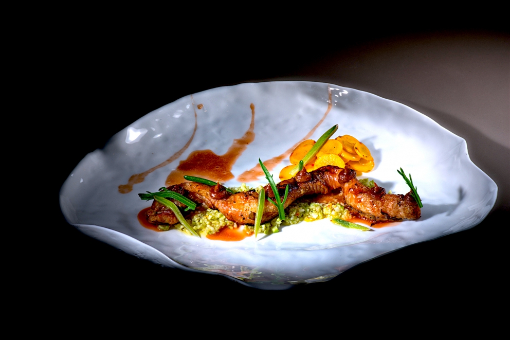 Galleria fotografica






Giorgio Damini, Damini & Affini, Arzignano (Vicenza)

La mia caesar salad - L'idea è sicuramente nata dopo le mie esperienze londinesi, quando ho scoperto come una salsa cambi completamante il gusto dell'insalata. Quindi ho cercato di esaltare tutti gli ingredienti dividendoli uno per uno, senza mescolare nulla, poi un pizzico di macelleria con la carne disidratata al posto del pollo e, dulcis in fundo, il pane di Eugenio Pol









Alessandro Dal Degan, La Tana, Asiago (Vicenza)

Crudo di anatra fiammeggiata, topinambur, foglie di faggio e sorbo dell'uccellatore - E' un piatto che per tonalita amaro-salate e per quelle dei colori è un simbolo della stagione fredda e della monocromia invernale. Un omaggio alla lentezza









Alessio Longhini, Stube Gourmet dell'hotel Europa, Asiago (Vicenza)

Riso carnaroli mantecato alla crema di topinambur, crudo di ricciola, caramello di birra stout, uova di salmone - Piatto che rispecchia le mie esperienze. Raccoglie gusti e consistenze diversi tra loro









Alfio Ghezzi, Locanda Margon, Trento

Non aglio e olio, non cacio e pepe, ma insolito Trentino - Spaghetti Monograno Felicetti, TrentoDoc Ferrari Perlé, Trentingrana e olio extravergine Garda Trentino Dop Uliva... Un piatto che nasce sulla suggestione di Bottura: «...ma siamo proprio sicuri che la tradizione sia rispettosa del territorio?». E che si sviluppa attraverso la tecnica dei due classici, aglio e olio e cacio e pepe, declinati però in chiave trentina









Giuliano Baldessari, Aqua Crua, Barbarano Vicentino (Vicenza)

Mungotto alle capesante, artemisia e argilla - Lo propongo perché offre un punto di vista diverso sul mondo del risotto. Il mungotto è il nome che ho dato al "risotto" fatto con i fagioli mung al posto del riso









Lionello Cera, Antica Osteria Cera, Campagna Lupia (Venezia)

Spaghettino freddo con cavolfiore, champagne rosé, scampo e ostrica - Un piatto che nasce dopo avere cotto il cavolfiore assieme ai gusci delle canocchie. Ho pensato di conferirgli acidità e ho fatto ridurre dello champagne con anice stellato. Poi scampo crudo battuto e un pezzo di ostrica per ricordare il mare in purezza









Nicola Dinato, Feva, Castelfranco Veneto (Treviso)

Risotto al broccolo di Bassano, cannocchie, mandarino, alici - "...with tangerine trees and broccoli skies..". Citiamo, modificandola, una frase del brano Lucy in the Skies with Diamonds, dei Beatles. Proponiamo l'italianità in un primo piatto invernale, che coglie spunti dal territorio limitrofo (il broccolo di Bassano del Grappa, le cannocchie della Laguna di Venezia), ma anche da altrove (i mandarini siciliani, la colatura di alici di Cetara). Il tutto unito da un grande riso, il Principato di Lucedio









Giuseppe D’Aquino, Oseleta, Cavaion Veronese (Verona)

Spaghetti al pomodoro del piennolo, burrata e scorza di limone – Un piatto che nella sua semplicità è diventato il must del ristorante Oseleta. Un piatto per il quale a detta di tanti vale la pena fare il viaggio









Riccardo Gaspari, El Brite de Larieto, Cortina d'Ampezzo (Belluno)

Spaghetto di montagna - Il profumo del bosco sfida la tradizione italiana in un semplice spaghetto aglio e olio









Donato Episcopo, La Corte dell'hotel Villa Abbazia, Follina (Treviso)

Mandorla di Toritto, composta di fichi “paradiso”, spugna all’alloro e gelato moka - Questo dessert nasce da un capriccio di mia mamma che, durante un mio viaggio, decise di mettermi di nascosto, in valigia, un vasetto di fichi secchi. Non so come fece a passare i controlli in aeroporto e comunque quando lo trovai fu una bella sorpresa. Mi ricordo che da ragazzo, quando andavo a casa delle zie o dei nonni, con il caffè offrivano dei fichi secchi con al centro una mandorla e un pezzettino di foglia di alloro (usanza della mia terra, che è il Salento)









Alberto Basso, 3Quarti, Grancona (Vicenza)

Risi e latte, miele, sfere di birra al lampone e ribes - Riso e latte è la tradizione, il cibo povero per eccellenza nelle nostre zone. Siamo partiti quindi da questo e dalla semplicità per sviluppare un dolce inusuale e per certi versi anche un po' estremo. Il riso viene cotto nel latte e mantecato col gorgonzola, per dare un po’ di sapidità, e miele del bosco di Rigoni di Asiago. Lo serviamo con lamponi disidratati, ribes e sfere di birra al lampone






