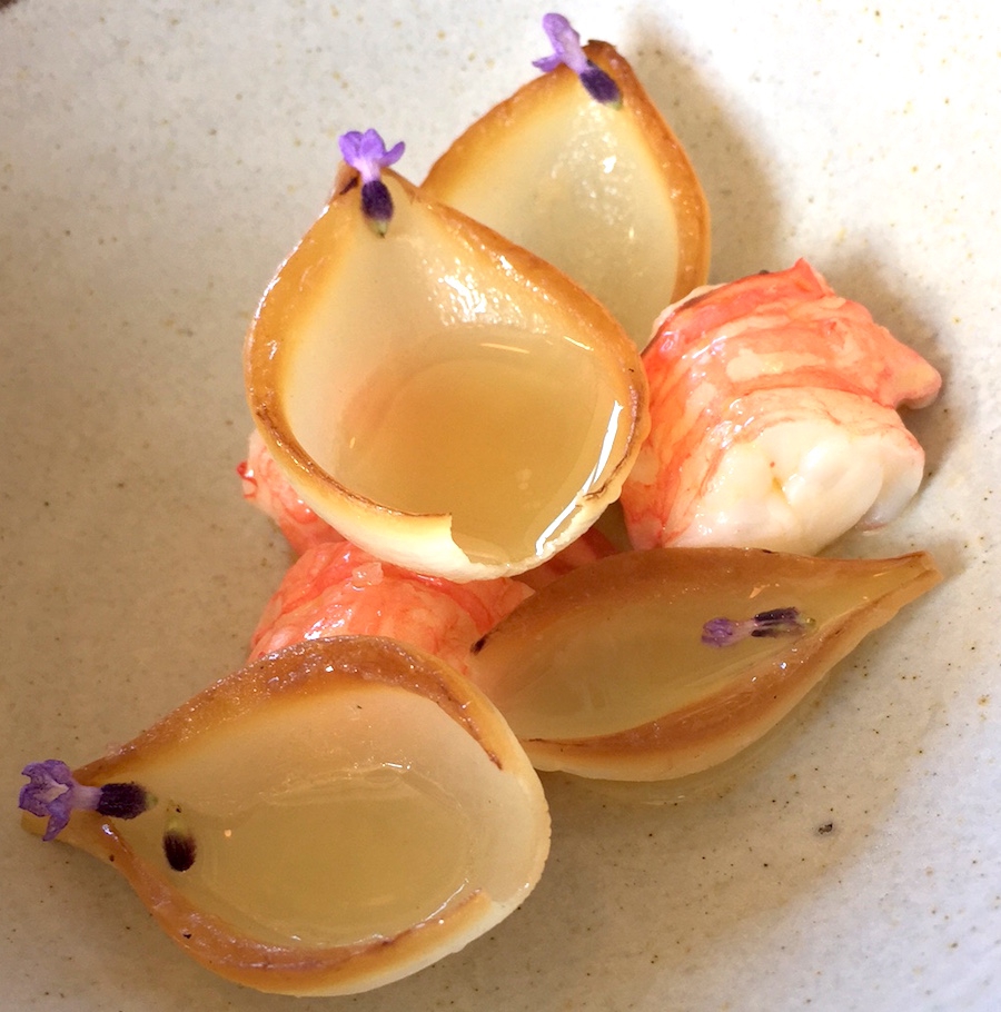 Galleria fotografica






L'edificio che ospita il Noma in una splendida giornata di sole lo scorso sabato 27 agosto, vigilia della quinta edizione di MAD5









Come in un qualsiasi ristorante di mare delle coste italiane e del mondo, il vassoio del pescato (in questo caso nei mari del Nord) viene portato al tavolo e spiegato









First apple of the new season, la prima mela della nuova stagione, una Golden skin per la precisione, per aprire un pranzo superlativo









Una volta aperta, colpo d'occhio a parte, ecco sferette di mela immerse in uno sciroppo di rose e mele fermentate due anni. La fermentazione è una parola dalla quale lì - e non solo lì - proprio non si può prescindere.









Senza parole, così siamo rimasti davanti a questi quattro frutti di fine stagione: in basso a destra (e poi in senso orario) una prugna avvolta in una pellicola naturale, nocciola fresca immersa in olio di nocciola, rosa canina ripiena di frutti di bosco e un fiore di nasturzio farcito con un ribes bacca nera









Un'immagine ravvicinata dei quattro assaggi. Sorprendente il rumore secco della nocciola schiacciata tra i denti. Quattro strepitose idee per accompagnare cocktail vegetariani









Bacche di gelsi, ma di gelsi speciali, quelli che crescono sull'isola di Bornholm, isola danese posta a oriente rispetto al nucleo principale del regno scandinavo, tra le coste della Svezia e della Polonia









Radish pie, tortino di ravanelli. Tale la bellezza del piatto che poteva facilmente deludere. Così non è stato









Chi ha portato in tavola questa preparazione, chiedendo scusa sorridendo, l'ha presentata come una sorta di caprese per via dei pomodorini essiccati e della cagliata di latte fresco. Per il Noma un passo importante: per la prima volta il pomodoro fa capolino nel suo menù. A completare il tutto ribes bianco e ribes nero, olio di colza.









A light stew of fruit and vegetables, così si chiama questa bontà. Dominano le fave e il profumo d'insieme è dato da una estrazione di ciliege









Capolavoro: Sea urcin and cabbage, ricci di mare e cavolo dove una foglia di cavolo svolge la funzione della pasta sfoglia, all'uovo e non, e il ripieno è di ricci in purezza, carnosi e intensi. Arrivano dalle acque gelide dei mari oltre Capo Nord









Un dettaglio del ravioli ai ricci di mare






