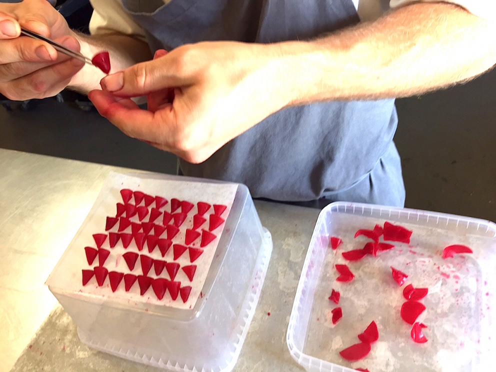 Galleria fotografica






L'edificio che ospita il Noma in una splendida giornata di sole lo scorso sabato 27 agosto, vigilia della quinta edizione di MAD5









Come in un qualsiasi ristorante di mare delle coste italiane e del mondo, il vassoio del pescato (in questo caso nei mari del Nord) viene portato al tavolo e spiegato









First apple of the new season, la prima mela della nuova stagione, una Golden skin per la precisione, per aprire un pranzo superlativo









Una volta aperta, colpo d'occhio a parte, ecco sferette di mela immerse in uno sciroppo di rose e mele fermentate due anni. La fermentazione è una parola dalla quale lì - e non solo lì - proprio non si può prescindere.









Senza parole, così siamo rimasti davanti a questi quattro frutti di fine stagione: in basso a destra (e poi in senso orario) una prugna avvolta in una pellicola naturale, nocciola fresca immersa in olio di nocciola, rosa canina ripiena di frutti di bosco e un fiore di nasturzio farcito con un ribes bacca nera









Un'immagine ravvicinata dei quattro assaggi. Sorprendente il rumore secco della nocciola schiacciata tra i denti. Quattro strepitose idee per accompagnare cocktail vegetariani









Bacche di gelsi, ma di gelsi speciali, quelli che crescono sull'isola di Bornholm, isola danese posta a oriente rispetto al nucleo principale del regno scandinavo, tra le coste della Svezia e della Polonia









Radish pie, tortino di ravanelli. Tale la bellezza del piatto che poteva facilmente deludere. Così non è stato









Chi ha portato in tavola questa preparazione, chiedendo scusa sorridendo, l'ha presentata come una sorta di caprese per via dei pomodorini essiccati e della cagliata di latte fresco. Per il Noma un passo importante: per la prima volta il pomodoro fa capolino nel suo menù. A completare il tutto ribes bianco e ribes nero, olio di colza.









A light stew of fruit and vegetables, così si chiama questa bontà. Dominano le fave e il profumo d'insieme è dato da una estrazione di ciliege









Capolavoro: Sea urcin and cabbage, ricci di mare e cavolo dove una foglia di cavolo svolge la funzione della pasta sfoglia, all'uovo e non, e il ripieno è di ricci in purezza, carnosi e intensi. Arrivano dalle acque gelide dei mari oltre Capo Nord









Un dettaglio del ravioli ai ricci di mare









Langoustine, onion and lavander: dopo l'intensità dei ricci un grande e delicato equilibrio tra i profumi di scampi, cipolle e lavanda









Superbo e godurioso granchio reale prima passato al vapore e poi spadellato con burro aromatizzato agli scampi, le teste per la precisione. Il tutto gustato con le mani









Un esterno del Noma, con il ponte sullo sfondo e tanta gente a camminare rilassata tutt'attorno









Crisp of wild plums and peas, croccante (l'ho sbriciolato al primo morso) con prugne selvatiche e piselli. Ottimo tocco finale con i fiori del timo e del limone









Crisp of wild plum and peas, tanto per ribadire bellezza e bontà









Steamed king crab and egg yolk sauce, la polpa del granchio reale cotta al vapore e servita in un'ardita salsa al tuorlo. Un piatto da meditazione









A ogni cambio di portata il cambio delle posate. Davanti a noi un coltello da Fiorentina e il cervello è andato immediatamente in quella direzione. Poi ecco Charred greens with a scallop paste, foglie di varia natura essiccate alla griglia e spennellate con una pasta di cappesante. E il coltello Laguiole? Una provocazione, ovvio.









#MADMAD5, tanto per non scordarsi perché eravamo a Copenhagen









Nasturzio, gamberi e funghi ma è un mio nome di fantasia perché questa straordinaria minestra non è ancora in carta tanto che non è stata riportata nel menù ricapitolativo che viene consegnato all'uscita.









Un dettaglio della precedente pietanza, qualcosa di stregante: ravioli di foglie di nasturzio e ripieno di gamberetti









Momento di relax, plin plin









Rombo grigliato e salsa di gamberi dolci. Immaginatevi una mini costata di mare, un incredibile giocare tra la sapidità del rombo, la sua gelatinosità e la grassezza esaltata dal calore









Foto ricordo con Renè Redzepi per Cesare Battisti e Cristina Bowerman. Attenti: mad in inglese vuole dire matto, ma in danese cibo.









Ingresso nel mondo dolce con A dessert of sheep's milk and ant paste, latte di pecora e pasta di formiche. Il verde è dato dall'acetosella e lo zucchero è di canna. Per me le formiche sono puro marketing









Il Mottarello del Noma: Grilled rose ice cream and elderflower, fiore di sambuco. E il gelato usato per copertura non è di cioccolato come è facile credere, bensì di orzo fermentato









Spettacolo: muschio cotto nel cioccolato e ciocco-porcino.









In Italia uno pensa subito al Vov, a un liquore all'uovo e non ci si sbaglia. Il tutto con l'aggiunta di sambuco e acquavite al Gewürztraminer









Un ottimo digestivo









Ecco l'orto del Noma, cassette poste sui tetti dei container usati per le fermentazioni. In Italia non sarebbero autorizzate, in pratica a prescindere da come uno lavora. Nella capitale danese sei controllato, ma ti lasciano vivere e lavorare senza risultari vessatori con interventi penalizzanti









Edoardo Canella, sous-chef patavino, spiega a Cristina Bowerman e Cesare Battisti le fermentazioni









Garum di sangue di maiale. Da noi una lavorazione impossibile









La sala al primo piano per eventi privati









La pulizia delle nocciole






