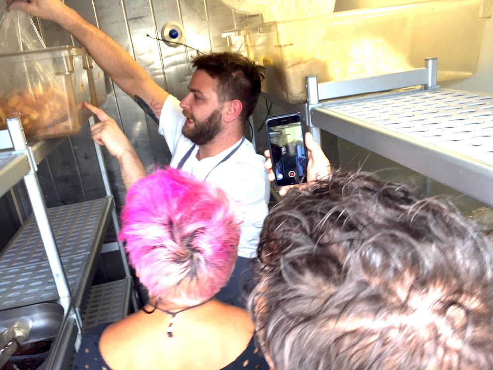 Galleria fotografica






L'edificio che ospita il Noma in una splendida giornata di sole lo scorso sabato 27 agosto, vigilia della quinta edizione di MAD5









Come in un qualsiasi ristorante di mare delle coste italiane e del mondo, il vassoio del pescato (in questo caso nei mari del Nord) viene portato al tavolo e spiegato









First apple of the new season, la prima mela della nuova stagione, una Golden skin per la precisione, per aprire un pranzo superlativo









Una volta aperta, colpo d'occhio a parte, ecco sferette di mela immerse in uno sciroppo di rose e mele fermentate due anni. La fermentazione è una parola dalla quale lì - e non solo lì - proprio non si può prescindere.









Senza parole, così siamo rimasti davanti a questi quattro frutti di fine stagione: in basso a destra (e poi in senso orario) una prugna avvolta in una pellicola naturale, nocciola fresca immersa in olio di nocciola, rosa canina ripiena di frutti di bosco e un fiore di nasturzio farcito con un ribes bacca nera









Un'immagine ravvicinata dei quattro assaggi. Sorprendente il rumore secco della nocciola schiacciata tra i denti. Quattro strepitose idee per accompagnare cocktail vegetariani









Bacche di gelsi, ma di gelsi speciali, quelli che crescono sull'isola di Bornholm, isola danese posta a oriente rispetto al nucleo principale del regno scandinavo, tra le coste della Svezia e della Polonia









Radish pie, tortino di ravanelli. Tale la bellezza del piatto che poteva facilmente deludere. Così non è stato









Chi ha portato in tavola questa preparazione, chiedendo scusa sorridendo, l'ha presentata come una sorta di caprese per via dei pomodorini essiccati e della cagliata di latte fresco. Per il Noma un passo importante: per la prima volta il pomodoro fa capolino nel suo menù. A completare il tutto ribes bianco e ribes nero, olio di colza.









A light stew of fruit and vegetables, così si chiama questa bontà. Dominano le fave e il profumo d'insieme è dato da una estrazione di ciliege









Capolavoro: Sea urcin and cabbage, ricci di mare e cavolo dove una foglia di cavolo svolge la funzione della pasta sfoglia, all'uovo e non, e il ripieno è di ricci in purezza, carnosi e intensi. Arrivano dalle acque gelide dei mari oltre Capo Nord









Un dettaglio del ravioli ai ricci di mare









Langoustine, onion and lavander: dopo l'intensità dei ricci un grande e delicato equilibrio tra i profumi di scampi, cipolle e lavanda









Superbo e godurioso granchio reale prima passato al vapore e poi spadellato con burro aromatizzato agli scampi, le teste per la precisione. Il tutto gustato con le mani









Un esterno del Noma, con il ponte sullo sfondo e tanta gente a camminare rilassata tutt'attorno









Crisp of wild plums and peas, croccante (l'ho sbriciolato al primo morso) con prugne selvatiche e piselli. Ottimo tocco finale con i fiori del timo e del limone









Crisp of wild plum and peas, tanto per ribadire bellezza e bontà









Steamed king crab and egg yolk sauce, la polpa del granchio reale cotta al vapore e servita in un'ardita salsa al tuorlo. Un piatto da meditazione









A ogni cambio di portata il cambio delle posate. Davanti a noi un coltello da Fiorentina e il cervello è andato immediatamente in quella direzione. Poi ecco Charred greens with a scallop paste, foglie di varia natura essiccate alla griglia e spennellate con una pasta di cappesante. E il coltello Laguiole? Una provocazione, ovvio.









#MADMAD5, tanto per non scordarsi perché eravamo a Copenhagen









Nasturzio, gamberi e funghi ma è un mio nome di fantasia perché questa straordinaria minestra non è ancora in carta tanto che non è stata riportata nel menù ricapitolativo che viene consegnato all'uscita.









Un dettaglio della precedente pietanza, qualcosa di stregante: ravioli di foglie di nasturzio e ripieno di gamberetti









Momento di relax, plin plin









Rombo grigliato e salsa di gamberi dolci. Immaginatevi una mini costata di mare, un incredibile giocare tra la sapidità del rombo, la sua gelatinosità e la grassezza esaltata dal calore









Foto ricordo con Renè Redzepi per Cesare Battisti e Cristina Bowerman. Attenti: mad in inglese vuole dire matto, ma in danese cibo.









Ingresso nel mondo dolce con A dessert of sheep's milk and ant paste, latte di pecora e pasta di formiche. Il verde è dato dall'acetosella e lo zucchero è di canna. Per me le formiche sono puro marketing









Il Mottarello del Noma: Grilled rose ice cream and elderflower, fiore di sambuco. E il gelato usato per copertura non è di cioccolato come è facile credere, bensì di orzo fermentato









Spettacolo: muschio cotto nel cioccolato e ciocco-porcino.









In Italia uno pensa subito al Vov, a un liquore all'uovo e non ci si sbaglia. Il tutto con l'aggiunta di sambuco e acquavite al Gewürztraminer









Un ottimo digestivo









Ecco l'orto del Noma, cassette poste sui tetti dei container usati per le fermentazioni. In Italia non sarebbero autorizzate, in pratica a prescindere da come uno lavora. Nella capitale danese sei controllato, ma ti lasciano vivere e lavorare senza risultari vessatori con interventi penalizzanti






