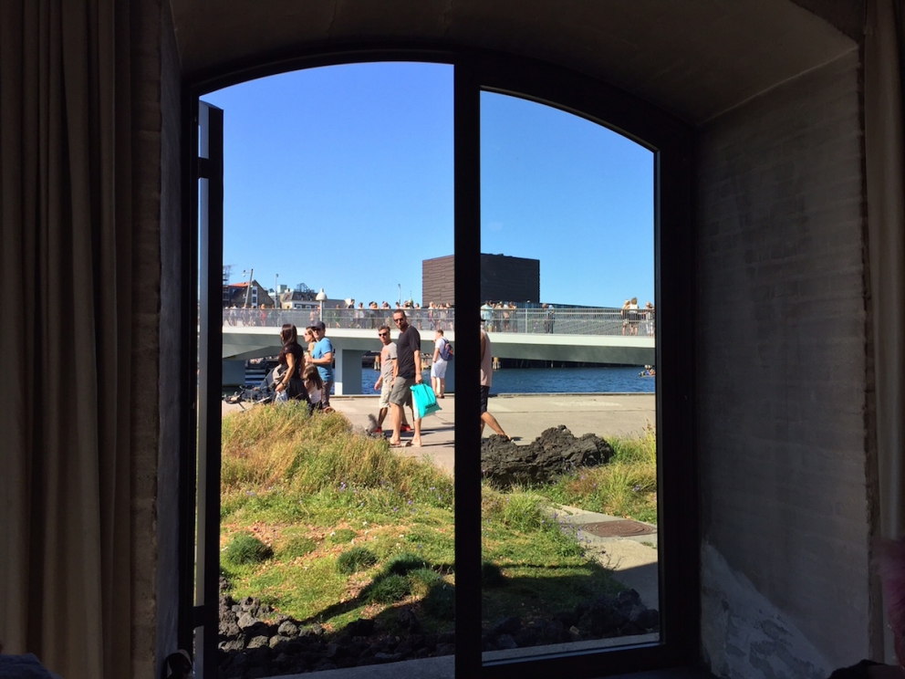 Galleria fotografica






L'edificio che ospita il Noma in una splendida giornata di sole lo scorso sabato 27 agosto, vigilia della quinta edizione di MAD5









Come in un qualsiasi ristorante di mare delle coste italiane e del mondo, il vassoio del pescato (in questo caso nei mari del Nord) viene portato al tavolo e spiegato









First apple of the new season, la prima mela della nuova stagione, una Golden skin per la precisione, per aprire un pranzo superlativo









Una volta aperta, colpo d'occhio a parte, ecco sferette di mela immerse in uno sciroppo di rose e mele fermentate due anni. La fermentazione è una parola dalla quale lì - e non solo lì - proprio non si può prescindere.









Senza parole, così siamo rimasti davanti a questi quattro frutti di fine stagione: in basso a destra (e poi in senso orario) una prugna avvolta in una pellicola naturale, nocciola fresca immersa in olio di nocciola, rosa canina ripiena di frutti di bosco e un fiore di nasturzio farcito con un ribes bacca nera









Un'immagine ravvicinata dei quattro assaggi. Sorprendente il rumore secco della nocciola schiacciata tra i denti. Quattro strepitose idee per accompagnare cocktail vegetariani









Bacche di gelsi, ma di gelsi speciali, quelli che crescono sull'isola di Bornholm, isola danese posta a oriente rispetto al nucleo principale del regno scandinavo, tra le coste della Svezia e della Polonia









Radish pie, tortino di ravanelli. Tale la bellezza del piatto che poteva facilmente deludere. Così non è stato









Chi ha portato in tavola questa preparazione, chiedendo scusa sorridendo, l'ha presentata come una sorta di caprese per via dei pomodorini essiccati e della cagliata di latte fresco. Per il Noma un passo importante: per la prima volta il pomodoro fa capolino nel suo menù. A completare il tutto ribes bianco e ribes nero, olio di colza.









A light stew of fruit and vegetables, così si chiama questa bontà. Dominano le fave e il profumo d'insieme è dato da una estrazione di ciliege









Capolavoro: Sea urcin and cabbage, ricci di mare e cavolo dove una foglia di cavolo svolge la funzione della pasta sfoglia, all'uovo e non, e il ripieno è di ricci in purezza, carnosi e intensi. Arrivano dalle acque gelide dei mari oltre Capo Nord









Un dettaglio del ravioli ai ricci di mare









Langoustine, onion and lavander: dopo l'intensità dei ricci un grande e delicato equilibrio tra i profumi di scampi, cipolle e lavanda









Superbo e godurioso granchio reale prima passato al vapore e poi spadellato con burro aromatizzato agli scampi, le teste per la precisione. Il tutto gustato con le mani






