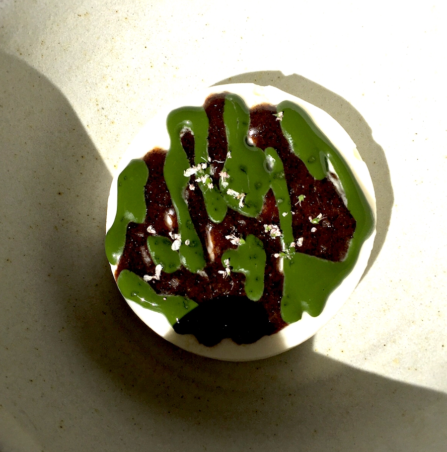 Galleria fotografica






L'edificio che ospita il Noma in una splendida giornata di sole lo scorso sabato 27 agosto, vigilia della quinta edizione di MAD5









Come in un qualsiasi ristorante di mare delle coste italiane e del mondo, il vassoio del pescato (in questo caso nei mari del Nord) viene portato al tavolo e spiegato









First apple of the new season, la prima mela della nuova stagione, una Golden skin per la precisione, per aprire un pranzo superlativo









Una volta aperta, colpo d'occhio a parte, ecco sferette di mela immerse in uno sciroppo di rose e mele fermentate due anni. La fermentazione è una parola dalla quale lì - e non solo lì - proprio non si può prescindere.









Senza parole, così siamo rimasti davanti a questi quattro frutti di fine stagione: in basso a destra (e poi in senso orario) una prugna avvolta in una pellicola naturale, nocciola fresca immersa in olio di nocciola, rosa canina ripiena di frutti di bosco e un fiore di nasturzio farcito con un ribes bacca nera









Un'immagine ravvicinata dei quattro assaggi. Sorprendente il rumore secco della nocciola schiacciata tra i denti. Quattro strepitose idee per accompagnare cocktail vegetariani









Bacche di gelsi, ma di gelsi speciali, quelli che crescono sull'isola di Bornholm, isola danese posta a oriente rispetto al nucleo principale del regno scandinavo, tra le coste della Svezia e della Polonia









Radish pie, tortino di ravanelli. Tale la bellezza del piatto che poteva facilmente deludere. Così non è stato









Chi ha portato in tavola questa preparazione, chiedendo scusa sorridendo, l'ha presentata come una sorta di caprese per via dei pomodorini essiccati e della cagliata di latte fresco. Per il Noma un passo importante: per la prima volta il pomodoro fa capolino nel suo menù. A completare il tutto ribes bianco e ribes nero, olio di colza.









A light stew of fruit and vegetables, così si chiama questa bontà. Dominano le fave e il profumo d'insieme è dato da una estrazione di ciliege









Capolavoro: Sea urcin and cabbage, ricci di mare e cavolo dove una foglia di cavolo svolge la funzione della pasta sfoglia, all'uovo e non, e il ripieno è di ricci in purezza, carnosi e intensi. Arrivano dalle acque gelide dei mari oltre Capo Nord









Un dettaglio del ravioli ai ricci di mare









Langoustine, onion and lavander: dopo l'intensità dei ricci un grande e delicato equilibrio tra i profumi di scampi, cipolle e lavanda









Superbo e godurioso granchio reale prima passato al vapore e poi spadellato con burro aromatizzato agli scampi, le teste per la precisione. Il tutto gustato con le mani









Un esterno del Noma, con il ponte sullo sfondo e tanta gente a camminare rilassata tutt'attorno









Crisp of wild plums and peas, croccante (l'ho sbriciolato al primo morso) con prugne selvatiche e piselli. Ottimo tocco finale con i fiori del timo e del limone









Crisp of wild plum and peas, tanto per ribadire bellezza e bontà









Steamed king crab and egg yolk sauce, la polpa del granchio reale cotta al vapore e servita in un'ardita salsa al tuorlo. Un piatto da meditazione









A ogni cambio di portata il cambio delle posate. Davanti a noi un coltello da Fiorentina e il cervello è andato immediatamente in quella direzione. Poi ecco Charred greens with a scallop paste, foglie di varia natura essiccate alla griglia e spennellate con una pasta di cappesante. E il coltello Laguiole? Una provocazione, ovvio.









#MADMAD5, tanto per non scordarsi perché eravamo a Copenhagen









Nasturzio, gamberi e funghi ma è un mio nome di fantasia perché questa straordinaria minestra non è ancora in carta tanto che non è stata riportata nel menù ricapitolativo che viene consegnato all'uscita.









Un dettaglio della precedente pietanza, qualcosa di stregante: ravioli di foglie di nasturzio e ripieno di gamberetti









Momento di relax, plin plin









Rombo grigliato e salsa di gamberi dolci. Immaginatevi una mini costata di mare, un incredibile giocare tra la sapidità del rombo, la sua gelatinosità e la grassezza esaltata dal calore









Foto ricordo con Renè Redzepi per Cesare Battisti e Cristina Bowerman. Attenti: mad in inglese vuole dire matto, ma in danese cibo.






