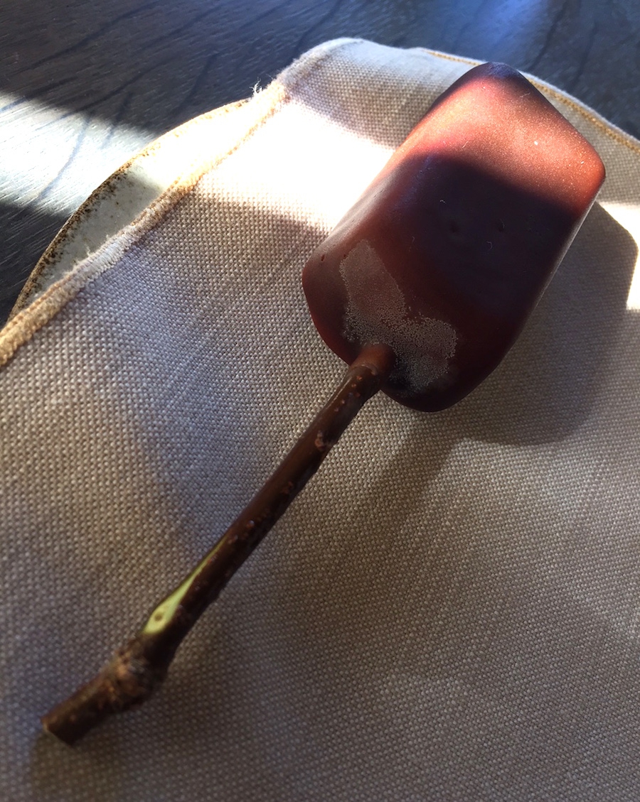 Galleria fotografica






L'edificio che ospita il Noma in una splendida giornata di sole lo scorso sabato 27 agosto, vigilia della quinta edizione di MAD5









Come in un qualsiasi ristorante di mare delle coste italiane e del mondo, il vassoio del pescato (in questo caso nei mari del Nord) viene portato al tavolo e spiegato









First apple of the new season, la prima mela della nuova stagione, una Golden skin per la precisione, per aprire un pranzo superlativo









Una volta aperta, colpo d'occhio a parte, ecco sferette di mela immerse in uno sciroppo di rose e mele fermentate due anni. La fermentazione è una parola dalla quale lì - e non solo lì - proprio non si può prescindere.









Senza parole, così siamo rimasti davanti a questi quattro frutti di fine stagione: in basso a destra (e poi in senso orario) una prugna avvolta in una pellicola naturale, nocciola fresca immersa in olio di nocciola, rosa canina ripiena di frutti di bosco e un fiore di nasturzio farcito con un ribes bacca nera









Un'immagine ravvicinata dei quattro assaggi. Sorprendente il rumore secco della nocciola schiacciata tra i denti. Quattro strepitose idee per accompagnare cocktail vegetariani









Bacche di gelsi, ma di gelsi speciali, quelli che crescono sull'isola di Bornholm, isola danese posta a oriente rispetto al nucleo principale del regno scandinavo, tra le coste della Svezia e della Polonia









Radish pie, tortino di ravanelli. Tale la bellezza del piatto che poteva facilmente deludere. Così non è stato









Chi ha portato in tavola questa preparazione, chiedendo scusa sorridendo, l'ha presentata come una sorta di caprese per via dei pomodorini essiccati e della cagliata di latte fresco. Per il Noma un passo importante: per la prima volta il pomodoro fa capolino nel suo menù. A completare il tutto ribes bianco e ribes nero, olio di colza.









A light stew of fruit and vegetables, così si chiama questa bontà. Dominano le fave e il profumo d'insieme è dato da una estrazione di ciliege









Capolavoro: Sea urcin and cabbage, ricci di mare e cavolo dove una foglia di cavolo svolge la funzione della pasta sfoglia, all'uovo e non, e il ripieno è di ricci in purezza, carnosi e intensi. Arrivano dalle acque gelide dei mari oltre Capo Nord









Un dettaglio del ravioli ai ricci di mare









Langoustine, onion and lavander: dopo l'intensità dei ricci un grande e delicato equilibrio tra i profumi di scampi, cipolle e lavanda









Superbo e godurioso granchio reale prima passato al vapore e poi spadellato con burro aromatizzato agli scampi, le teste per la precisione. Il tutto gustato con le mani









Un esterno del Noma, con il ponte sullo sfondo e tanta gente a camminare rilassata tutt'attorno









Crisp of wild plums and peas, croccante (l'ho sbriciolato al primo morso) con prugne selvatiche e piselli. Ottimo tocco finale con i fiori del timo e del limone









Crisp of wild plum and peas, tanto per ribadire bellezza e bontà









Steamed king crab and egg yolk sauce, la polpa del granchio reale cotta al vapore e servita in un'ardita salsa al tuorlo. Un piatto da meditazione









A ogni cambio di portata il cambio delle posate. Davanti a noi un coltello da Fiorentina e il cervello è andato immediatamente in quella direzione. Poi ecco Charred greens with a scallop paste, foglie di varia natura essiccate alla griglia e spennellate con una pasta di cappesante. E il coltello Laguiole? Una provocazione, ovvio.









#MADMAD5, tanto per non scordarsi perché eravamo a Copenhagen









Nasturzio, gamberi e funghi ma è un mio nome di fantasia perché questa straordinaria minestra non è ancora in carta tanto che non è stata riportata nel menù ricapitolativo che viene consegnato all'uscita.









Un dettaglio della precedente pietanza, qualcosa di stregante: ravioli di foglie di nasturzio e ripieno di gamberetti









Momento di relax, plin plin









Rombo grigliato e salsa di gamberi dolci. Immaginatevi una mini costata di mare, un incredibile giocare tra la sapidità del rombo, la sua gelatinosità e la grassezza esaltata dal calore









Foto ricordo con Renè Redzepi per Cesare Battisti e Cristina Bowerman. Attenti: mad in inglese vuole dire matto, ma in danese cibo.









Ingresso nel mondo dolce con A dessert of sheep's milk and ant paste, latte di pecora e pasta di formiche. Il verde è dato dall'acetosella e lo zucchero è di canna. Per me le formiche sono puro marketing






