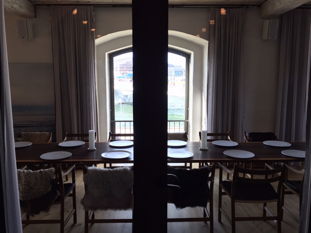 Galleria fotografica






L'edificio che ospita il Noma in una splendida giornata di sole lo scorso sabato 27 agosto, vigilia della quinta edizione di MAD5









Come in un qualsiasi ristorante di mare delle coste italiane e del mondo, il vassoio del pescato (in questo caso nei mari del Nord) viene portato al tavolo e spiegato









First apple of the new season, la prima mela della nuova stagione, una Golden skin per la precisione, per aprire un pranzo superlativo









Una volta aperta, colpo d'occhio a parte, ecco sferette di mela immerse in uno sciroppo di rose e mele fermentate due anni. La fermentazione è una parola dalla quale lì - e non solo lì - proprio non si può prescindere.









Senza parole, così siamo rimasti davanti a questi quattro frutti di fine stagione: in basso a destra (e poi in senso orario) una prugna avvolta in una pellicola naturale, nocciola fresca immersa in olio di nocciola, rosa canina ripiena di frutti di bosco e un fiore di nasturzio farcito con un ribes bacca nera









Un'immagine ravvicinata dei quattro assaggi. Sorprendente il rumore secco della nocciola schiacciata tra i denti. Quattro strepitose idee per accompagnare cocktail vegetariani









Bacche di gelsi, ma di gelsi speciali, quelli che crescono sull'isola di Bornholm, isola danese posta a oriente rispetto al nucleo principale del regno scandinavo, tra le coste della Svezia e della Polonia









Radish pie, tortino di ravanelli. Tale la bellezza del piatto che poteva facilmente deludere. Così non è stato









Chi ha portato in tavola questa preparazione, chiedendo scusa sorridendo, l'ha presentata come una sorta di caprese per via dei pomodorini essiccati e della cagliata di latte fresco. Per il Noma un passo importante: per la prima volta il pomodoro fa capolino nel suo menù. A completare il tutto ribes bianco e ribes nero, olio di colza.









A light stew of fruit and vegetables, così si chiama questa bontà. Dominano le fave e il profumo d'insieme è dato da una estrazione di ciliege









Capolavoro: Sea urcin and cabbage, ricci di mare e cavolo dove una foglia di cavolo svolge la funzione della pasta sfoglia, all'uovo e non, e il ripieno è di ricci in purezza, carnosi e intensi. Arrivano dalle acque gelide dei mari oltre Capo Nord









Un dettaglio del ravioli ai ricci di mare









Langoustine, onion and lavander: dopo l'intensità dei ricci un grande e delicato equilibrio tra i profumi di scampi, cipolle e lavanda









Superbo e godurioso granchio reale prima passato al vapore e poi spadellato con burro aromatizzato agli scampi, le teste per la precisione. Il tutto gustato con le mani









Un esterno del Noma, con il ponte sullo sfondo e tanta gente a camminare rilassata tutt'attorno









Crisp of wild plums and peas, croccante (l'ho sbriciolato al primo morso) con prugne selvatiche e piselli. Ottimo tocco finale con i fiori del timo e del limone









Crisp of wild plum and peas, tanto per ribadire bellezza e bontà









Steamed king crab and egg yolk sauce, la polpa del granchio reale cotta al vapore e servita in un'ardita salsa al tuorlo. Un piatto da meditazione









A ogni cambio di portata il cambio delle posate. Davanti a noi un coltello da Fiorentina e il cervello è andato immediatamente in quella direzione. Poi ecco Charred greens with a scallop paste, foglie di varia natura essiccate alla griglia e spennellate con una pasta di cappesante. E il coltello Laguiole? Una provocazione, ovvio.









#MADMAD5, tanto per non scordarsi perché eravamo a Copenhagen









Nasturzio, gamberi e funghi ma è un mio nome di fantasia perché questa straordinaria minestra non è ancora in carta tanto che non è stata riportata nel menù ricapitolativo che viene consegnato all'uscita.









Un dettaglio della precedente pietanza, qualcosa di stregante: ravioli di foglie di nasturzio e ripieno di gamberetti









Momento di relax, plin plin









Rombo grigliato e salsa di gamberi dolci. Immaginatevi una mini costata di mare, un incredibile giocare tra la sapidità del rombo, la sua gelatinosità e la grassezza esaltata dal calore









Foto ricordo con Renè Redzepi per Cesare Battisti e Cristina Bowerman. Attenti: mad in inglese vuole dire matto, ma in danese cibo.









Ingresso nel mondo dolce con A dessert of sheep's milk and ant paste, latte di pecora e pasta di formiche. Il verde è dato dall'acetosella e lo zucchero è di canna. Per me le formiche sono puro marketing









Il Mottarello del Noma: Grilled rose ice cream and elderflower, fiore di sambuco. E il gelato usato per copertura non è di cioccolato come è facile credere, bensì di orzo fermentato









Spettacolo: muschio cotto nel cioccolato e ciocco-porcino.









In Italia uno pensa subito al Vov, a un liquore all'uovo e non ci si sbaglia. Il tutto con l'aggiunta di sambuco e acquavite al Gewürztraminer









Un ottimo digestivo









Ecco l'orto del Noma, cassette poste sui tetti dei container usati per le fermentazioni. In Italia non sarebbero autorizzate, in pratica a prescindere da come uno lavora. Nella capitale danese sei controllato, ma ti lasciano vivere e lavorare senza risultari vessatori con interventi penalizzanti









Edoardo Canella, sous-chef patavino, spiega a Cristina Bowerman e Cesare Battisti le fermentazioni









Garum di sangue di maiale. Da noi una lavorazione impossibile






