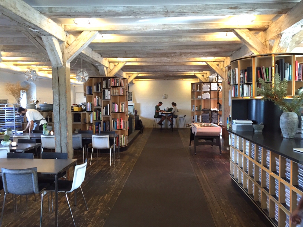 Galleria fotografica






L'edificio che ospita il Noma in una splendida giornata di sole lo scorso sabato 27 agosto, vigilia della quinta edizione di MAD5









Come in un qualsiasi ristorante di mare delle coste italiane e del mondo, il vassoio del pescato (in questo caso nei mari del Nord) viene portato al tavolo e spiegato









First apple of the new season, la prima mela della nuova stagione, una Golden skin per la precisione, per aprire un pranzo superlativo









Una volta aperta, colpo d'occhio a parte, ecco sferette di mela immerse in uno sciroppo di rose e mele fermentate due anni. La fermentazione è una parola dalla quale lì - e non solo lì - proprio non si può prescindere.









Senza parole, così siamo rimasti davanti a questi quattro frutti di fine stagione: in basso a destra (e poi in senso orario) una prugna avvolta in una pellicola naturale, nocciola fresca immersa in olio di nocciola, rosa canina ripiena di frutti di bosco e un fiore di nasturzio farcito con un ribes bacca nera









Un'immagine ravvicinata dei quattro assaggi. Sorprendente il rumore secco della nocciola schiacciata tra i denti. Quattro strepitose idee per accompagnare cocktail vegetariani









Bacche di gelsi, ma di gelsi speciali, quelli che crescono sull'isola di Bornholm, isola danese posta a oriente rispetto al nucleo principale del regno scandinavo, tra le coste della Svezia e della Polonia









Radish pie, tortino di ravanelli. Tale la bellezza del piatto che poteva facilmente deludere. Così non è stato









Chi ha portato in tavola questa preparazione, chiedendo scusa sorridendo, l'ha presentata come una sorta di caprese per via dei pomodorini essiccati e della cagliata di latte fresco. Per il Noma un passo importante: per la prima volta il pomodoro fa capolino nel suo menù. A completare il tutto ribes bianco e ribes nero, olio di colza.









A light stew of fruit and vegetables, così si chiama questa bontà. Dominano le fave e il profumo d'insieme è dato da una estrazione di ciliege









Capolavoro: Sea urcin and cabbage, ricci di mare e cavolo dove una foglia di cavolo svolge la funzione della pasta sfoglia, all'uovo e non, e il ripieno è di ricci in purezza, carnosi e intensi. Arrivano dalle acque gelide dei mari oltre Capo Nord









Un dettaglio del ravioli ai ricci di mare









Langoustine, onion and lavander: dopo l'intensità dei ricci un grande e delicato equilibrio tra i profumi di scampi, cipolle e lavanda









Superbo e godurioso granchio reale prima passato al vapore e poi spadellato con burro aromatizzato agli scampi, le teste per la precisione. Il tutto gustato con le mani









Un esterno del Noma, con il ponte sullo sfondo e tanta gente a camminare rilassata tutt'attorno









Crisp of wild plums and peas, croccante (l'ho sbriciolato al primo morso) con prugne selvatiche e piselli. Ottimo tocco finale con i fiori del timo e del limone









Crisp of wild plum and peas, tanto per ribadire bellezza e bontà









Steamed king crab and egg yolk sauce, la polpa del granchio reale cotta al vapore e servita in un'ardita salsa al tuorlo. Un piatto da meditazione









A ogni cambio di portata il cambio delle posate. Davanti a noi un coltello da Fiorentina e il cervello è andato immediatamente in quella direzione. Poi ecco Charred greens with a scallop paste, foglie di varia natura essiccate alla griglia e spennellate con una pasta di cappesante. E il coltello Laguiole? Una provocazione, ovvio.









#MADMAD5, tanto per non scordarsi perché eravamo a Copenhagen









Nasturzio, gamberi e funghi ma è un mio nome di fantasia perché questa straordinaria minestra non è ancora in carta tanto che non è stata riportata nel menù ricapitolativo che viene consegnato all'uscita.









Un dettaglio della precedente pietanza, qualcosa di stregante: ravioli di foglie di nasturzio e ripieno di gamberetti









Momento di relax, plin plin









Rombo grigliato e salsa di gamberi dolci. Immaginatevi una mini costata di mare, un incredibile giocare tra la sapidità del rombo, la sua gelatinosità e la grassezza esaltata dal calore









Foto ricordo con Renè Redzepi per Cesare Battisti e Cristina Bowerman. Attenti: mad in inglese vuole dire matto, ma in danese cibo.









Ingresso nel mondo dolce con A dessert of sheep's milk and ant paste, latte di pecora e pasta di formiche. Il verde è dato dall'acetosella e lo zucchero è di canna. Per me le formiche sono puro marketing









Il Mottarello del Noma: Grilled rose ice cream and elderflower, fiore di sambuco. E il gelato usato per copertura non è di cioccolato come è facile credere, bensì di orzo fermentato









Spettacolo: muschio cotto nel cioccolato e ciocco-porcino.









In Italia uno pensa subito al Vov, a un liquore all'uovo e non ci si sbaglia. Il tutto con l'aggiunta di sambuco e acquavite al Gewürztraminer









Un ottimo digestivo









Ecco l'orto del Noma, cassette poste sui tetti dei container usati per le fermentazioni. In Italia non sarebbero autorizzate, in pratica a prescindere da come uno lavora. Nella capitale danese sei controllato, ma ti lasciano vivere e lavorare senza risultari vessatori con interventi penalizzanti









Edoardo Canella, sous-chef patavino, spiega a Cristina Bowerman e Cesare Battisti le fermentazioni









Garum di sangue di maiale. Da noi una lavorazione impossibile









La sala al primo piano per eventi privati









La pulizia delle nocciole









L'altra faccia del tortino di ravanelli, un cuoco che deve fare a mano, ogni giorno, decine e decine di piccoli coni uguali tra loro. Senza mai sbuffare e perdere la concentrazione









Un dettaglio della lavorazione dei ravanelli









Poi tutto via per il servizio della sera






