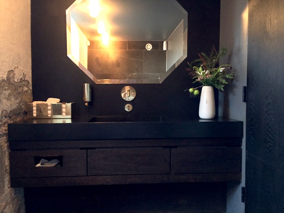 Galleria fotografica






L'edificio che ospita il Noma in una splendida giornata di sole lo scorso sabato 27 agosto, vigilia della quinta edizione di MAD5









Come in un qualsiasi ristorante di mare delle coste italiane e del mondo, il vassoio del pescato (in questo caso nei mari del Nord) viene portato al tavolo e spiegato









First apple of the new season, la prima mela della nuova stagione, una Golden skin per la precisione, per aprire un pranzo superlativo









Una volta aperta, colpo d'occhio a parte, ecco sferette di mela immerse in uno sciroppo di rose e mele fermentate due anni. La fermentazione è una parola dalla quale lì - e non solo lì - proprio non si può prescindere.









Senza parole, così siamo rimasti davanti a questi quattro frutti di fine stagione: in basso a destra (e poi in senso orario) una prugna avvolta in una pellicola naturale, nocciola fresca immersa in olio di nocciola, rosa canina ripiena di frutti di bosco e un fiore di nasturzio farcito con un ribes bacca nera









Un'immagine ravvicinata dei quattro assaggi. Sorprendente il rumore secco della nocciola schiacciata tra i denti. Quattro strepitose idee per accompagnare cocktail vegetariani









Bacche di gelsi, ma di gelsi speciali, quelli che crescono sull'isola di Bornholm, isola danese posta a oriente rispetto al nucleo principale del regno scandinavo, tra le coste della Svezia e della Polonia









Radish pie, tortino di ravanelli. Tale la bellezza del piatto che poteva facilmente deludere. Così non è stato









Chi ha portato in tavola questa preparazione, chiedendo scusa sorridendo, l'ha presentata come una sorta di caprese per via dei pomodorini essiccati e della cagliata di latte fresco. Per il Noma un passo importante: per la prima volta il pomodoro fa capolino nel suo menù. A completare il tutto ribes bianco e ribes nero, olio di colza.









A light stew of fruit and vegetables, così si chiama questa bontà. Dominano le fave e il profumo d'insieme è dato da una estrazione di ciliege









Capolavoro: Sea urcin and cabbage, ricci di mare e cavolo dove una foglia di cavolo svolge la funzione della pasta sfoglia, all'uovo e non, e il ripieno è di ricci in purezza, carnosi e intensi. Arrivano dalle acque gelide dei mari oltre Capo Nord









Un dettaglio del ravioli ai ricci di mare









Langoustine, onion and lavander: dopo l'intensità dei ricci un grande e delicato equilibrio tra i profumi di scampi, cipolle e lavanda









Superbo e godurioso granchio reale prima passato al vapore e poi spadellato con burro aromatizzato agli scampi, le teste per la precisione. Il tutto gustato con le mani









Un esterno del Noma, con il ponte sullo sfondo e tanta gente a camminare rilassata tutt'attorno









Crisp of wild plums and peas, croccante (l'ho sbriciolato al primo morso) con prugne selvatiche e piselli. Ottimo tocco finale con i fiori del timo e del limone









Crisp of wild plum and peas, tanto per ribadire bellezza e bontà









Steamed king crab and egg yolk sauce, la polpa del granchio reale cotta al vapore e servita in un'ardita salsa al tuorlo. Un piatto da meditazione









A ogni cambio di portata il cambio delle posate. Davanti a noi un coltello da Fiorentina e il cervello è andato immediatamente in quella direzione. Poi ecco Charred greens with a scallop paste, foglie di varia natura essiccate alla griglia e spennellate con una pasta di cappesante. E il coltello Laguiole? Una provocazione, ovvio.









#MADMAD5, tanto per non scordarsi perché eravamo a Copenhagen









Nasturzio, gamberi e funghi ma è un mio nome di fantasia perché questa straordinaria minestra non è ancora in carta tanto che non è stata riportata nel menù ricapitolativo che viene consegnato all'uscita.









Un dettaglio della precedente pietanza, qualcosa di stregante: ravioli di foglie di nasturzio e ripieno di gamberetti






