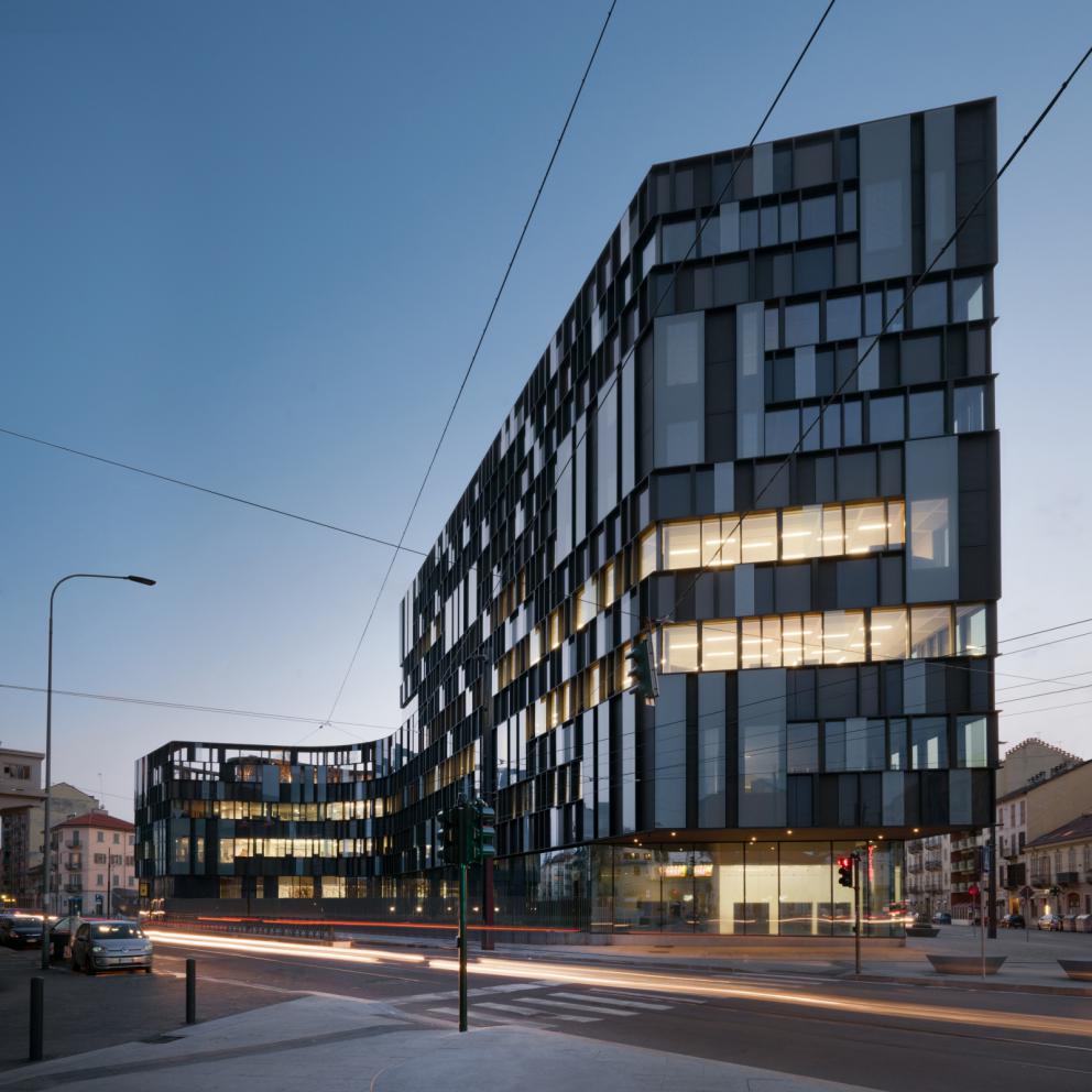 Galleria fotografica






Un particolare della facciata dell'headquarter firmata Cino Zucchi









La famiglia Lavazza nell'headquarter. Da sinistra Antonella, Francesca, Manuela, Alberto, Giuseppe e Marco Lavazza (foto Alessandro Albert)









Carmencita e Caballero nel Museo Lavazza (foto Andrea Guermani)









Il contesto urbano (foto Andrea Guermani)









L'interno dell'ex Centrale Enel (foto Andrea Guermani)









L'atrio dell'headquarter (foto Andrea Martiradonna)









L'installazione di Lisa Hoke nell'headquarter (foto Andrea Guermani)









Antonella, Francesca e Manuela Lavazza davanti al Museo Lavazza (foto Alessandro Albert)









Progetto di concorso, studio planimetrico CZA-Cino Zucchi Architetti









Un dettaglio della galleria L'Atelier nel Museo Lavazza (foto Andrea Guermani)









L'area archeologica sotto alla Nuvola (foto Andrea Guermani)









Vista sull'area archeologica (foto Andrea Guermani)









Un particolare della scala nell'headquarter (foto Andrea Martiradonna)









Una vista della galleria La Fabbrica nel Museo Lavazza (foto Andrea Guermani)







