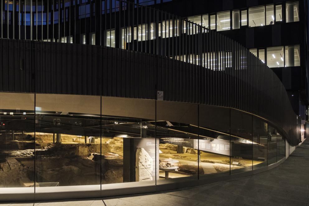 Galleria fotografica






Un particolare della facciata dell'headquarter firmata Cino Zucchi









La famiglia Lavazza nell'headquarter. Da sinistra Antonella, Francesca, Manuela, Alberto, Giuseppe e Marco Lavazza (foto Alessandro Albert)









Carmencita e Caballero nel Museo Lavazza (foto Andrea Guermani)









Il contesto urbano (foto Andrea Guermani)









L'interno dell'ex Centrale Enel (foto Andrea Guermani)









L'atrio dell'headquarter (foto Andrea Martiradonna)









L'installazione di Lisa Hoke nell'headquarter (foto Andrea Guermani)









Antonella, Francesca e Manuela Lavazza davanti al Museo Lavazza (foto Alessandro Albert)









Progetto di concorso, studio planimetrico CZA-Cino Zucchi Architetti









Un dettaglio della galleria L'Atelier nel Museo Lavazza (foto Andrea Guermani)









L'area archeologica sotto alla Nuvola (foto Andrea Guermani)






