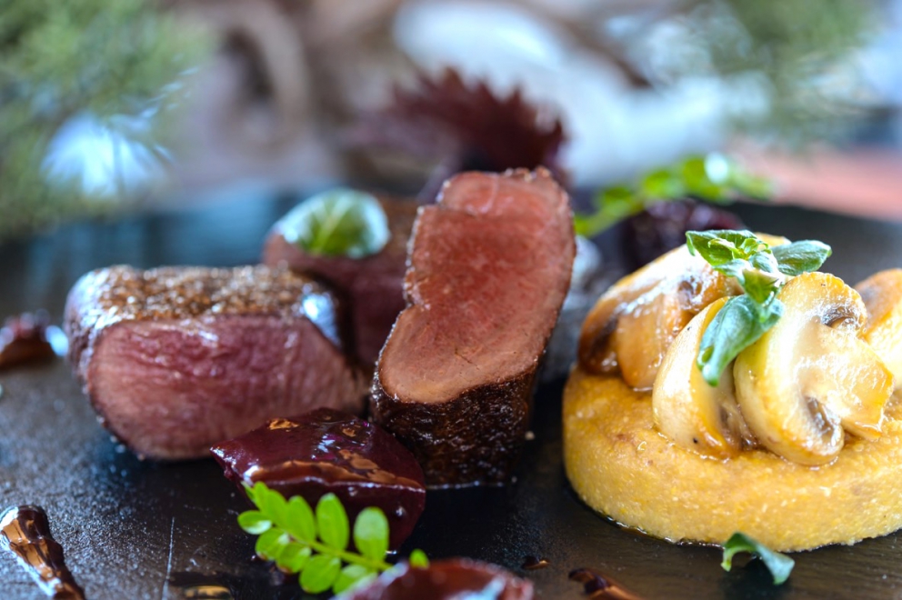 Galleria fotografica






Giorgio Damini, Damini & Affini, Arzignano (Vicenza)

La mia caesar salad - L'idea è sicuramente nata dopo le mie esperienze londinesi, quando ho scoperto come una salsa cambi completamante il gusto dell'insalata. Quindi ho cercato di esaltare tutti gli ingredienti dividendoli uno per uno, senza mescolare nulla, poi un pizzico di macelleria con la carne disidratata al posto del pollo e, dulcis in fundo, il pane di Eugenio Pol









Alessandro Dal Degan, La Tana, Asiago (Vicenza)

Crudo di anatra fiammeggiata, topinambur, foglie di faggio e sorbo dell'uccellatore - E' un piatto che per tonalita amaro-salate e per quelle dei colori è un simbolo della stagione fredda e della monocromia invernale. Un omaggio alla lentezza









Alessio Longhini, Stube Gourmet dell'hotel Europa, Asiago (Vicenza)

Riso carnaroli mantecato alla crema di topinambur, crudo di ricciola, caramello di birra stout, uova di salmone - Piatto che rispecchia le mie esperienze. Raccoglie gusti e consistenze diversi tra loro









Alfio Ghezzi, Locanda Margon, Trento

Non aglio e olio, non cacio e pepe, ma insolito Trentino - Spaghetti Monograno Felicetti, TrentoDoc Ferrari Perlé, Trentingrana e olio extravergine Garda Trentino Dop Uliva... Un piatto che nasce sulla suggestione di Bottura: «...ma siamo proprio sicuri che la tradizione sia rispettosa del territorio?». E che si sviluppa attraverso la tecnica dei due classici, aglio e olio e cacio e pepe, declinati però in chiave trentina









Giuliano Baldessari, Aqua Crua, Barbarano Vicentino (Vicenza)

Mungotto alle capesante, artemisia e argilla - Lo propongo perché offre un punto di vista diverso sul mondo del risotto. Il mungotto è il nome che ho dato al "risotto" fatto con i fagioli mung al posto del riso









Lionello Cera, Antica Osteria Cera, Campagna Lupia (Venezia)

Spaghettino freddo con cavolfiore, champagne rosé, scampo e ostrica - Un piatto che nasce dopo avere cotto il cavolfiore assieme ai gusci delle canocchie. Ho pensato di conferirgli acidità e ho fatto ridurre dello champagne con anice stellato. Poi scampo crudo battuto e un pezzo di ostrica per ricordare il mare in purezza









Nicola Dinato, Feva, Castelfranco Veneto (Treviso)

Risotto al broccolo di Bassano, cannocchie, mandarino, alici - "...with tangerine trees and broccoli skies..". Citiamo, modificandola, una frase del brano Lucy in the Skies with Diamonds, dei Beatles. Proponiamo l'italianità in un primo piatto invernale, che coglie spunti dal territorio limitrofo (il broccolo di Bassano del Grappa, le cannocchie della Laguna di Venezia), ma anche da altrove (i mandarini siciliani, la colatura di alici di Cetara). Il tutto unito da un grande riso, il Principato di Lucedio









Giuseppe D’Aquino, Oseleta, Cavaion Veronese (Verona)

Spaghetti al pomodoro del piennolo, burrata e scorza di limone – Un piatto che nella sua semplicità è diventato il must del ristorante Oseleta. Un piatto per il quale a detta di tanti vale la pena fare il viaggio









Riccardo Gaspari, El Brite de Larieto, Cortina d'Ampezzo (Belluno)

Spaghetto di montagna - Il profumo del bosco sfida la tradizione italiana in un semplice spaghetto aglio e olio









Donato Episcopo, La Corte dell'hotel Villa Abbazia, Follina (Treviso)

Mandorla di Toritto, composta di fichi “paradiso”, spugna all’alloro e gelato moka - Questo dessert nasce da un capriccio di mia mamma che, durante un mio viaggio, decise di mettermi di nascosto, in valigia, un vasetto di fichi secchi. Non so come fece a passare i controlli in aeroporto e comunque quando lo trovai fu una bella sorpresa. Mi ricordo che da ragazzo, quando andavo a casa delle zie o dei nonni, con il caffè offrivano dei fichi secchi con al centro una mandorla e un pezzettino di foglia di alloro (usanza della mia terra, che è il Salento)









Alberto Basso, 3Quarti, Grancona (Vicenza)

Risi e latte, miele, sfere di birra al lampone e ribes - Riso e latte è la tradizione, il cibo povero per eccellenza nelle nostre zone. Siamo partiti quindi da questo e dalla semplicità per sviluppare un dolce inusuale e per certi versi anche un po' estremo. Il riso viene cotto nel latte e mantecato col gorgonzola, per dare un po’ di sapidità, e miele del bosco di Rigoni di Asiago. Lo serviamo con lamponi disidratati, ribes e sfere di birra al lampone









Nicola Portinari, La Peca, Lonigo (Vicenza)

Anguilla in forno di braci con guava e tamarindo - L'anguilla è difficile da affrontare per la clientela a causa della sua grassezza. Quindi la sfida è creare un piatto da consigliare per poi ricevere complimenti e la conseguente voglia di mangiarlo di nuovo. Risulta croccante fuori e morbido dentro, con la guava che con la sua fresca tannicità doma la parte grassa dell'anguilla, mentre il tamarindo addolcisce e rende raffinato e vellutato il suo sapore rustico e leggermente terroso









Leandro Luppi, Vecchia Malcesine, Malcesine (Verona)

Raviolo aperto di spaghetti, lago e zafferano - Un chiaro omaggio al Marchesi del Raviolo aperto e allo Scabin dello spaghetto cotto in sottovuoto. In più, il mio lago









Lorenzo Cogo, El Coq, Marano Vicentino (Vicenza)

Ritorno alla sapidità - Alice sotto sale, rapa, dragoncello, kiwi fermentato, petali di carciofo e umibudo









Piergiorgio Siviero, Lazzaro 1915, Pontelongo (Padova)

Scam-pato verso i colli – Uno scampo di Chioggia tostato in saor, noce salata e tarassaco, chips di topinambur. Risalendo dalle valli di Chioggia lungo il Bacchiglione, il percorso tra storia e identità del mio territorio









Massimiliano Alajmo, Le Calandre, Rubano (Padova)

Mozzarella di mandorle - Una finta mozzarella di pasta cotta di zucchero, miele e albume soffiato come uno zucchero filato, senza l’utilizzo di coloranti o altri elementi artificiali. La ricostruzione olfattiva del piatto rimanda a una vera mozzarella per la presenza dell’acqua, dell’olio extra vergine di oliva, dell’origano e dei canditi vegetali. Ironia e immaginazione per travestire la mandorla e proiettarla in un’altra dimensione, per far riscoprire in pochi istanti una sensazione lattico-tattile-olfattiva e visiva in un dolce che non contiene nemmeno una goccia di latte – foto Bob Noto









Pierchristian Zanotto, Gambrinus, San Polo di Piave (Treviso)

Gamblù – E’ il nostro "blu" vegetale affinato in bacche di uva rabosa bio, sedano rapa e pane al pepe rosa. Seguendo il nostro percorso di cucina etica e responsabile, senza rinunciare alla golosità dei grandi formaggi









Oliver Piras e Alessandra del Favero, Aga dell'hotel Villa Trieste, San Vito di Cadore (Belluno)

Linguine, mirtilli, luppolo e salsiccia di manzo cruda - Abbiamo ricreato con due varietà di mirtilli diverse lo stesso ph del pomodoro e il condimento ricorda il classico sugo alla campidanese delle mie zone d'origine









Fabrizia Meroi, Laite, Sappada (Belluno)

Piatto del Piave - Salmerino leggermente marinato, yogurt alla camomilla di fiume, salsa di patate dolci e olio al crescione, meringhe all'alga spirulina e caramella effervescente.
Il piatto è dedicato al fiume che nasce a Sappada. Nel 2015 ricorreva inoltre il centenario della Prima Guerra Mondiale, evento storico che ha visto protagonista proprio il Piave









Corrado Fasolato, Spinachile Resort, Schio (Vicenza)

Filetto di Triglia con iceberg di ortaggi invernali e moka ai germogli di bosco - È una triglia cotta a bassa temperatura e poi messa su degli iceberg di ortaggi (frullati di verdure sifonati a -40°) e un brodo denso di gallina. Il tutto va irrorato con un’estratto di germogli di piante di bosco profumato con riccioli freschi di legno di castagno. Il calore scioglie gli iceberg e il tutto si trasforma quasi in un passato di verdure









Andrea Stella, Dalla Libera, Sernaglia della Battaglia (Treviso)

Gnocchi di patate soffiati con acciuga di Cetara e puntarelle - Già mia zia Libera circa cinquant'anni preparava ottimi gnocchi; così io ho deciso di riproporli in forma e consistenze nuove. Vengono soffiati in forno, mentre la base viene realizzata con l'acciuga di Cetara che per sua caratteristica è meno salata delle altre. La croccantezza viene data dalle puntarelle









Michele Cella, Basilico Tredici, Treviso

Riso, carbone, baccalà e “saor” - Sono particolarmente legato a questo piatto in quanto è stato premiato come miglior ricetta alla sesta edizione del Festival Triveneto del Baccalà - Trofeo Tagliapietra, vincendo così la manifestazione gastronomica itinerante che quest'anno ha raccolto 28 ristoranti tra Veneto, Friuli Venezia Giulia e Trentino Alto Adige e che rappresenta l’evento simbolo ed esemplare della passione per il baccalà in cui gli chef e le loro brigate si sfidano per ideare “la migliore ricetta innovativa”. Sono particolarmente legato a questo piatto anche perché rappresenta in pieno il mio concetto di cucina, in quanto ci sono prodotti che amo del mio territorio. Rispecchia la mia chiave di lettura della tradizione – foto Tobia Berti









Francesco Brutto, Undicesimo Vineria, Treviso

Riso acido - Si tratta semplicemente di un riso cotto nel succo di melograno fermentato e poi condito con tre polveri: di frutti di bosco, di karkadè e di buccia di chulo key lime bruciato. La cosa interessante per me sono le diverse acidità che lo compongono, nettamente differenti, e tutte riconoscibili: dall'acido-dolce del melograno, all'acido-amaro della polvere di limone. Gli ingredienti sono tutti autoprodotti: il limone è una piantina che mi è stata regalata da un amico di ritorno dalla Florida e che ora sta nel giardino del ristorante; i frutti di bosco sono stati raccolti quest'estate a casa mia, dove mia mamma ha coltivato anche un paio di piante di karkadè; i melograni vengono dal giardino di un nostro cameriere









Alessandro Intini, Nidaba, Montebelluna (Treviso)

Verdure alla griglia, purea di zucca e miso, gel al sakè, cavolo nero, spinacio fritto - Non c'è niente di più semplice del nutrirsi della terra, non c’è niente di più difficile del nutrirsi di essa









Andrea Asoli, Serena Baiano, Michelangelo Doria, Sabina Joksimovic, Venissa, Venezia

Pazzi "a' …mare" - Ruotepazze Benedetto Cavalieri, frutti di mare, acqua di datterini e sabbia di corallo. I frutti di mare cambiano texture, diventano gel e vanno a riempire le ruote che sono mantecate con l’acqua dei molluschi. Un’esplosione di mare in un boccone









Giancarlo Perbellini, Casa Perbellini, Verona

Quaglia affumicata, pomodori confit, carciofi, pistacchi e crema di Grana Padano - Presente nella prima carta del 2016, grande successo del 2015, è il piatto del nuovo corso di Casa Perbellini che ha riscosso lodi da tutta la clientela e che manterremo finché sarà stagione di carciofi









Italo Bassi, Confusion Lounge, Verona

Salmone in guacamole avvolto in carta di riso, con gelatina di ponzu, mandorle tostate, ikurae e leche di tigre al mango - Interpretazione oltre confine di una semplice tartare di salmone. Oriente e Centro America si uniscono in un unico piatto









Matteo Rizzo, Il Desco, Verona

Merluzzo nero e le sue trippe alla parmigiana - Lo propongo per il legame che ha con la storia della mia famiglia. E' espressione delle mie esperienze e idee









Simone Lugoboni, Oste Scuro, Verona

Astice bretone al vapore su crema e chips di topinambur con profumo d'arancio - Piatto stagionale (topinambur e arancio) che rivaluta l'astice bretone o blu (un'altra marcia a confronto col canadese) e che mi ricorda il mio periodo lavorativo trascorso da giovane in Francia









Norbert Niederkofler, St. Hubertus del Rosa Alpina, Badia (Bolzano)

Lumache con radice di prezzemolo, broccolo selvatico e riso venere - L’idea di questo piatto? Slow down a little bit in our life: ci sono tante cose belle da vedere e da vivere, perciò ci dovremmo prendere del tempo per poter apprezzare questi momenti. Il concetto di Cook the Mountain è sempre più forte nel nostro lavoro e ora con l’arrivo di Care's completiamo questo con il lavoro per un domani di sostenibilità, educazione, formazione. Questi sono i pensieri del nostro futuro - foto Daniel Töchterle









Giorgio Schifferegger, Valier dell'hotel Four Points, Bolzano

Polpo, fregola e cren – Ossia il mio polpo vestito di gulash









Federico Belluco, Dopolavoro Dining Room, Venezia

Crudo di ricciola con emulsione di cozze al "gratin" - Questo piatto è nato per richiamare uno dei più grandi classici della cucina marinara italiana, le cozze al gratin dei bacari veneziani. In questa reinterpretazione però, diventano il condimento del nostro crudo. Dalle cozze infatti si ottiene una salsa che fungerà da dressing per la ricciola, sprigionando una serie di sapori marini. Il tutto viene finito con briciole di pane fritto al prezzemolo (in ricordo ancora più accentuato del gratin), salicornia, lattuga di mare e caviale di lime









Alessandro Gilmozzi, El Molin, Cavalese (Trento)

Tosella, sarde di lago, betulla, acetosella e lichene bianco - L’idea è quella di dare valore a un formaggio di primo caglio. Viene sposato con betulla candita, gelato alle sarde di lago e sferificazione di estratto di acetosella. Per finire il lichene bianco, che con i suoi sentori di fungo e di terra dolomitica rende magico l’insieme









Martin Obermarzoner, Jasmin dell'hotel Bischofhof, Chiusa (Bolzano)

Tonno rosso Balfego e torchione di foie gras de canarde - Il mitico piatto dell’ancora più mitica Anne-Sophie Pic. L’ho mangiato da lei e mi è talmente rimasto in mente da volerne pensare un omaggio da parte mia. Dunque quel piatto, reinterpretato da noi






