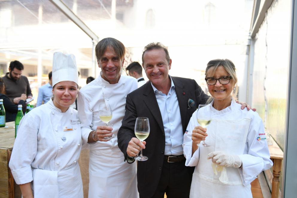 Galleria fotograficaTeatro dell'evento di&nbsp;East Lombardy, il&nbsp;monastero di Ast&igrave;no,&nbsp;Bergamo.&nbsp;E'&nbsp;un complesso conventuale plurisecolare di origine&nbsp;vallombrosana&nbsp;non pi&ugrave; attivo e&nbsp;restaurato nel 2015.
Alcuni degli illustri cuochi che hanno preso parte all'evento. Si riconoscono&nbsp;Carlo Cracco,&nbsp;Chicco Cerea,&nbsp;Tonino Cannavacciuolo&nbsp;e&nbsp;Bobo Cerea
L'affluenza ad "Astino nel Gusto": oltre 4mila partecipanti in&nbsp;3 giorni, 1.100 solo nell'evento di domenica
Ha aperto le danze&nbsp;Antonia Klugmann,&nbsp;L'Argine&nbsp;di Venc&ograve; (Gorizia),&nbsp;proponendo il suo&nbsp;Orzo, farro e radice amara.
Davide Oldani&nbsp;del ristorante&nbsp;D'O&nbsp;di Cornaredo (Milano), al fianco di&nbsp;Lisa Casali.&nbsp;L'autore della cucina Pop ha mostrato a tutti l&rsquo;importanza di lavorare con materie prime buone perch&eacute;, anche se povere, sono in grado di dare origine a piatti emozionanti.
Heinz Beck,&nbsp;La Pergola&nbsp;del Rome Cavalieri, Roma, 3 stelle Michelin,&nbsp;ha preparato &ldquo;Fontana o Pomodoro?&rdquo;: pomodoro, tonno fresco, semi di chia, capperi e chinoa soffiata. Un piatto concettuale, ispirato ai due grandi artisti evocati nel titolo
Tonino Cannavacciuolo,&nbsp;Villa Crespi&nbsp;(Orta San Giulio, Novara)
Chicco Cerea&nbsp;e&nbsp;Paolo Rota,&nbsp;Da Vittorio&nbsp;(Brusaporto, Bergamo):&nbsp;i padroni di casa preparano uno dei piatti protagonisti della serata di domenica: Risotto con lo Strachitunt
Carlo Cracco,&nbsp;Cracco, Milano (trasloco a breve, in galleria Vittorio Emanuele II). Ha proposto un classico della sua cucina, l&rsquo;&rdquo;Uovo affumicato&rdquo;. Cooking show sold out e tutti in fila allo stand per non lasciarsi sfuggire l&rsquo;occasione di vederlo all&rsquo;opera
Philippe L&eacute;veill&eacute;, Miramonti l'Altro (Concesio, Brescia). Ha cucinato Lumache e polenta, ritorno alla tradizione
Stefano Fagioli,&nbsp;Trattoria Via Vai&nbsp;di Bolzone, Ripalta Cremasca (Cremona). Ha proposto un piatto storico della tradizione cremonese: &ldquo;Cotechino cremasco con pipeto&rdquo; (battuto di verza e Grana Padano).
Romano Tamani&nbsp;del ristorante&nbsp;Ambasciata&nbsp;di Quistello (Mantova)&nbsp;ha presentato al pubblico &ldquo;Anoli ripieni di piccione&rdquo;, classici raviolini in brodo, una delle pi&ugrave; tradizionali ricette della tradizione mantovana.
Vittorio Fusari, bresciano, ora al timone del&nbsp;Pont de Ferr&nbsp;di Milano,&nbsp;firma anche i menu di&nbsp;WineGate11, il wine bar-ristorante situato nell'area partenze all'aeroporto di Milano-Bergamo. &nbsp;Ha deliziato il pubblico di Astino nel Gusto con &ldquo;Anatra con la verza in giro per il mondo&rdquo;, piatto dedicato al patrono del lago di Iseo, San Vigilio.
Lisa Casali,&nbsp;scienziata ambientale, blogger,&nbsp;scrittrice e membro del comitato food di&nbsp;East Lombardy, &egrave; stata la moderatrice dei cooking show nei&nbsp;giorni dell&rsquo;evento.
Nadia Vincenzi,&nbsp;Da Nadia, Erbusco (Brescia). Ha cucinato&nbsp;&ldquo;Seppia in oliocottura con giardiniera agrodolce e spuma di pomodoro Marinda&rdquo;, piatto che riflette la sua cucina audace: l&rsquo;oliocottura regala alla seppia una straordinaria morbidezza, che si sposa bene con la consistenza croccante della giardiniera.
Cannavacciuolo assediato dai fan
Orzo, farro e radice amara&nbsp;di&nbsp;Antonia Klugmann,&nbsp;il piatto che ha conquistato il pubblico di Astino con la semplicit&agrave; dei prodotti utilizzati. Materie prime povere, cereali mantecati con il burro: ricetta dall&rsquo;apparenza semplice ma che regala sapori accattivanti.
Timballo di fregola, salsa al vino bianco, zafferano e gambero&nbsp;di&nbsp;Davide Oldani
