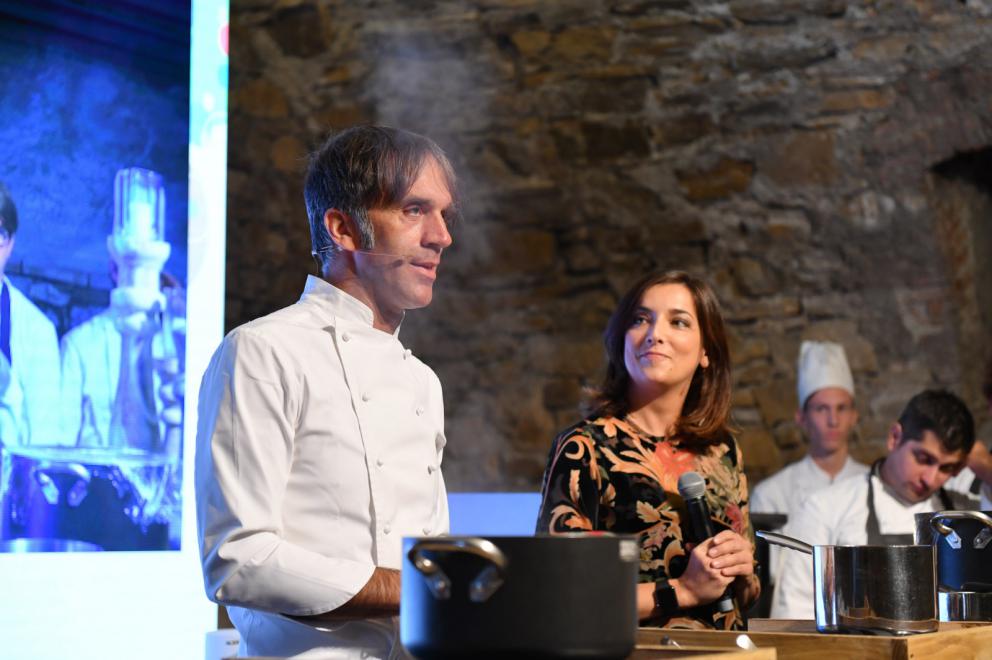 Galleria fotograficaTeatro dell'evento di&nbsp;East Lombardy, il&nbsp;monastero di Ast&igrave;no,&nbsp;Bergamo.&nbsp;E'&nbsp;un complesso conventuale plurisecolare di origine&nbsp;vallombrosana&nbsp;non pi&ugrave; attivo e&nbsp;restaurato nel 2015.
Alcuni degli illustri cuochi che hanno preso parte all'evento. Si riconoscono&nbsp;Carlo Cracco,&nbsp;Chicco Cerea,&nbsp;Tonino Cannavacciuolo&nbsp;e&nbsp;Bobo Cerea
L'affluenza ad "Astino nel Gusto": oltre 4mila partecipanti in&nbsp;3 giorni, 1.100 solo nell'evento di domenica
Ha aperto le danze&nbsp;Antonia Klugmann,&nbsp;L'Argine&nbsp;di Venc&ograve; (Gorizia),&nbsp;proponendo il suo&nbsp;Orzo, farro e radice amara.
