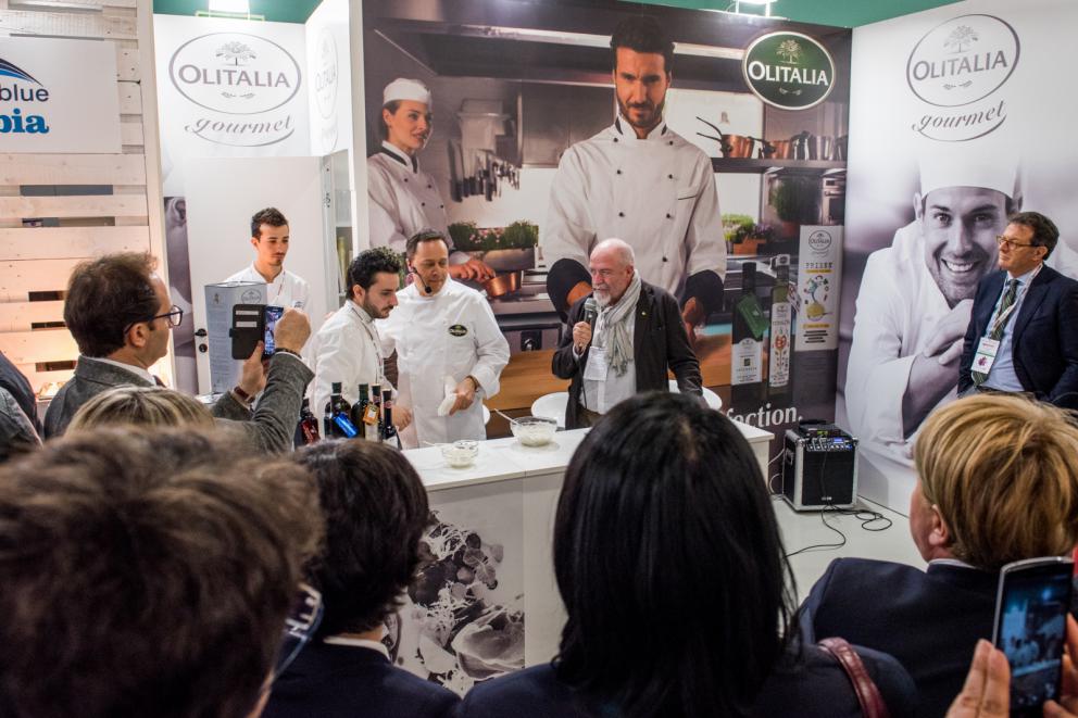 Galleria fotografica






Dispensa

Dispensa – Generi Alimentari & Generi Umani è il magazine italiano indipendente e da collezione dedicato al cibo, creato da Martina Liverani. In Dispensa le storie dei generi alimentari si intersecano a quelle dei generi umani dando vita a originali racconti fatti di parole e immagini. Un progetto controcorrente che in epoca digitale, grazie alla bellezza tattile di un prodotto editoriale antico, invita il lettore a riprendersi il tempo da dedicare alle cose belle. «Non potevamo mancare a questo grande evento, è un’occasione imperdibile non solo a livello di contatti ma anche perché ci offre una full immersion tra le eccellenze della gastronomia»









Italia Squisita 

ItaliaSquisita è il network b2b di riferimento per chi ama la ristorazione e l’accoglienza di alta gamma. Non è voluta mancare all'appuntamento con Identità Milano 2017









James 1599 

Debutto avventuroso nell'alta cucina a Identità Golose del brand James 1599. L'equipaggio, che muove i suoi passi dall'antica Compagnia Inglese delle Indie Orientali, ha portato in scena le sue spezie, i suoi sali dal mondo e le erbe aromatiche. Prodotti di alta qualità, attentamente ricercati e con un packaging all'altezza delle aspettative. Polveri impalpabili, semi aromatici, erbe disidratate, gemme marine e vulcaniche, magnifici pepi e non solo sono stati annusati e assaporati durante il congresso, assieme a golose frolle aromatizzate con la miscela di curry dolce She's My Curry creata ad hoc









Joaquin 

Per la prima volta a Identità Milano, l’azienda vitivinicola irpina Joaquin ha presentato il progetto Joaquin Dall’Isola, che le ha permesso di salvare i pochissimi quintali di uva dell’isola di Capri, prodotti da piccoli vigneti coltivati a varietà Greco, Falanghina, Biancolella, e quella che dai contadini del posto è chiamata “Ciunchesa”. Da Capri, nel 2009, sono state prodotte circa 800 Magnum, mentre nel 2010 sono state realizzate circa 2000 bottiglie. A queste si aggiunge il Vino Rosato 2012, da uve Guarnaccia e Piedirosso, un piccolo gioiello enologico di sole 68 bottiglie









Kai 

Durante tutto il congresso allo spazio espositivo di Coltelleria Kai abbiamo fatto un viaggio in Oriente con sfilettature del pesce con tecnica giapponese, decorazioni con verdure e confezionamenti di sushi e sashimi









Koppert Cress

 Koppert Cress è costantemente alla ricerca di ingredienti naturali innovativi, che permettano agli chef di aumentare il gusto e l’aroma dei loro piatti e di migliorarne la presentazione. «Siamo produttori di colori e gli chef sono i nostri pittori» ci ha spiegato Enrico Zallot. Una vasta rete internazionale di biologi, di esperti nel settore dei vegetali e di gastronomi fornisce un flusso continuo di prodotti, che soddisfa i requisiti culinari sempre più elevati di ristoranti sparsi ovunque nel mondo









Longino & Cardenal

Longino & Cardenal continua il percorso alla base del suo successo: la costante ricerca di cibi rari e preziosi. E' stato accompagnato da due nuovi partner: Pariani, un’azienda piemontese nata come produttrice di Olio di Nocciola, e Tartuflanghe, insignita da anni del titolo “Eccellenza Artigiana” dalla Regione Piemonte. Lo stand ha visto la presenza dello chef basco Senèn González che ha deliziato i visitatori proponendo le innovative lamine di patata disidratata e bacon ripiene di tuorlo d’uovo. All’interno della Longino Vip Lounge, chef e visitatori della manifestazione hanno potuto apprezzare alcuni finger food realizzati dalle giovani e sapienti mani del company chef aziendale, rigorosamente con prodotti commercializzati da Longino & Cardenal. Anche Andrea Larossa, chef del ristorante Larossa ad Alba, ha presentato una versione finger dei suoi piatti a base di prodotti Tartuflanghe. E ancora: plancton marino Veta La Palma; pane Triticum che ha nobilitato il pane precotto e surgelato; i fiori e le erbe eduli dell’azienda alto-atesina Alpin Herbs; il tonno rosso del mediterraneo Balfegò, il baccalà dissalato Giraldo e, non da ultimo, il gambero rosso di Mazara del Vallo di Don Gambero









Macelleria Zivieri e Zivieri Tartufi

In linea con il tema del congresso, Macelleria Zivieri Massimo e Zivieri Tartufi hanno animato il proprio stand con il meglio della loro produzione. Battute al coltello di bovino e cervo affiancate dal tartufo nero pregiato, toast con prosciutto cotto di Mora Romagnola, crostini con patè fegato di pollo allevato a terra e funghi galletti, degustazioni di salame Montanaro di Mora Romagnola recentemente nominato il miglior salame in Italia, tagliata di capriolo e mini hamburger di selvaggina con tartufo bianchetto. Valore delle aziende protagoniste è l'attenzione verso prodotti naturali, a completa disposizione di una ristorazione attenta e scrupolosa, secondo filiere di produzione uniche in Italia









Manicardi 

Manicardi ha portato a Identità Milano due eccellenze enogastronomiche dell’Emilia Romagna: Lambrusco e Aceto Balsamico di Modena. In degustazione: Lambrusco Grasparossa di Castelvetro DOC “Vigna Cà del Fiore”, Spumante Brut Rosè “Fabula”, Aceto Balsamico Tradizionale di Modena DOP Extra Vecchio, Aceto Balsamico di Modena IGP “Nero Elisir”, Aceto Balsamico di Modena IGP “Nero Elisir Gold” e Aceto Balsamico di Modena IGP “5 Scudi”.









Masseria Schinosa

Nella Masseria Schinosa da oltre trecento anni si fa olio extravergine di oliva con amore per la terra e per gli oltre 28.000 secolari olivi pugliesi. Gli oliveti sono condotti con le più moderne tecniche colturali e nella produzione del loro olio extra vergine di oliva si incontrano e si fondono tradizione e innovazione









Mealitaly

Mealitaly e Tesoritalia nascono per promuovere e tutelare le eccellenze tipiche del territorio italiano grazie all’alta qualità della produzione stessa. Lavorando in aree DOP e IGP, come il Parco Nazionale del Vesuvio, la Penisola Sorrentina, le Colline Salernitane e il Cilento, per ciascuna referenza è stato redatto un "disciplinare di produzione interno", elevando gli standard qualitativi a livelli altissimi sia sul mercato italiano che estero. Ogni prodotto è controllato in ogni sua fase di produzione e lavorazione, partendo dalla coltivazione diretta delle materie prime sino al packaging finale









Mepra

Mepra nasce nel 1946 dalla trasformazione dell’azienda della famiglia Prandelli che, a cavallo delle due guerre, produce materiale bellico. L’indirizzo scelto dall’azienda per la propria produzione, privilegia la qualità e non la quantità: l’alluminio, utilizzato fino ad allora, viene immediatamente sostituito dall’ottone cromato, materiale di qualità superiore. Mepra continua a produrre tutti i suoi articoli in Italia, ed è presente oggi negli ambienti più esclusivi e rinomati del mondo, dagli hotel di lusso alle compagnie di crociera e aeree









Mielizia

Nel corso delle tre giornate Mielizia ha effettuato presso il proprio spazio espositivo a Identità Milano degustazioni dei loro mieli italiani millefiori e monoflora e altri prodotti apistici, anche in accompagnamento a formaggi, per conoscere meglio i prodotti della gamma e far apprezzare la varietà del miele italiano, suggerendo insoliti abbinamenti gastronomici









Niko Formazione

Un percorso di formazione unico in Italia, dalla partnership con l'Università degli Studi di Scienze Gastronomiche di Pollenzo alla full immersion in Casadonna Reale, al progetto Spazio, ristorante-laboratorio dove convertire la pratica didattica in lavoro nell'ottica della ricerca






