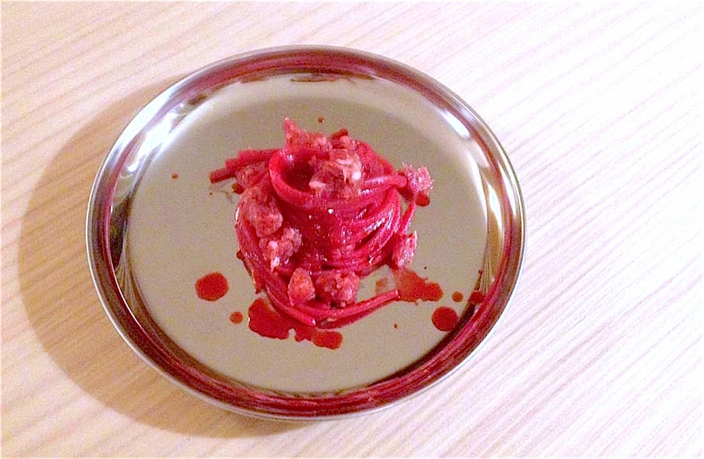 Galleria fotografica






Giorgio Damini, Damini & Affini, Arzignano (Vicenza)

La mia caesar salad - L'idea è sicuramente nata dopo le mie esperienze londinesi, quando ho scoperto come una salsa cambi completamante il gusto dell'insalata. Quindi ho cercato di esaltare tutti gli ingredienti dividendoli uno per uno, senza mescolare nulla, poi un pizzico di macelleria con la carne disidratata al posto del pollo e, dulcis in fundo, il pane di Eugenio Pol









Alessandro Dal Degan, La Tana, Asiago (Vicenza)

Crudo di anatra fiammeggiata, topinambur, foglie di faggio e sorbo dell'uccellatore - E' un piatto che per tonalita amaro-salate e per quelle dei colori è un simbolo della stagione fredda e della monocromia invernale. Un omaggio alla lentezza









Alessio Longhini, Stube Gourmet dell'hotel Europa, Asiago (Vicenza)

Riso carnaroli mantecato alla crema di topinambur, crudo di ricciola, caramello di birra stout, uova di salmone - Piatto che rispecchia le mie esperienze. Raccoglie gusti e consistenze diversi tra loro









Alfio Ghezzi, Locanda Margon, Trento

Non aglio e olio, non cacio e pepe, ma insolito Trentino - Spaghetti Monograno Felicetti, TrentoDoc Ferrari Perlé, Trentingrana e olio extravergine Garda Trentino Dop Uliva... Un piatto che nasce sulla suggestione di Bottura: «...ma siamo proprio sicuri che la tradizione sia rispettosa del territorio?». E che si sviluppa attraverso la tecnica dei due classici, aglio e olio e cacio e pepe, declinati però in chiave trentina









Giuliano Baldessari, Aqua Crua, Barbarano Vicentino (Vicenza)

Mungotto alle capesante, artemisia e argilla - Lo propongo perché offre un punto di vista diverso sul mondo del risotto. Il mungotto è il nome che ho dato al "risotto" fatto con i fagioli mung al posto del riso









Lionello Cera, Antica Osteria Cera, Campagna Lupia (Venezia)

Spaghettino freddo con cavolfiore, champagne rosé, scampo e ostrica - Un piatto che nasce dopo avere cotto il cavolfiore assieme ai gusci delle canocchie. Ho pensato di conferirgli acidità e ho fatto ridurre dello champagne con anice stellato. Poi scampo crudo battuto e un pezzo di ostrica per ricordare il mare in purezza









Nicola Dinato, Feva, Castelfranco Veneto (Treviso)

Risotto al broccolo di Bassano, cannocchie, mandarino, alici - "...with tangerine trees and broccoli skies..". Citiamo, modificandola, una frase del brano Lucy in the Skies with Diamonds, dei Beatles. Proponiamo l'italianità in un primo piatto invernale, che coglie spunti dal territorio limitrofo (il broccolo di Bassano del Grappa, le cannocchie della Laguna di Venezia), ma anche da altrove (i mandarini siciliani, la colatura di alici di Cetara). Il tutto unito da un grande riso, il Principato di Lucedio









Giuseppe D’Aquino, Oseleta, Cavaion Veronese (Verona)

Spaghetti al pomodoro del piennolo, burrata e scorza di limone – Un piatto che nella sua semplicità è diventato il must del ristorante Oseleta. Un piatto per il quale a detta di tanti vale la pena fare il viaggio









Riccardo Gaspari, El Brite de Larieto, Cortina d'Ampezzo (Belluno)

Spaghetto di montagna - Il profumo del bosco sfida la tradizione italiana in un semplice spaghetto aglio e olio









Donato Episcopo, La Corte dell'hotel Villa Abbazia, Follina (Treviso)

Mandorla di Toritto, composta di fichi “paradiso”, spugna all’alloro e gelato moka - Questo dessert nasce da un capriccio di mia mamma che, durante un mio viaggio, decise di mettermi di nascosto, in valigia, un vasetto di fichi secchi. Non so come fece a passare i controlli in aeroporto e comunque quando lo trovai fu una bella sorpresa. Mi ricordo che da ragazzo, quando andavo a casa delle zie o dei nonni, con il caffè offrivano dei fichi secchi con al centro una mandorla e un pezzettino di foglia di alloro (usanza della mia terra, che è il Salento)









Alberto Basso, 3Quarti, Grancona (Vicenza)

Risi e latte, miele, sfere di birra al lampone e ribes - Riso e latte è la tradizione, il cibo povero per eccellenza nelle nostre zone. Siamo partiti quindi da questo e dalla semplicità per sviluppare un dolce inusuale e per certi versi anche un po' estremo. Il riso viene cotto nel latte e mantecato col gorgonzola, per dare un po’ di sapidità, e miele del bosco di Rigoni di Asiago. Lo serviamo con lamponi disidratati, ribes e sfere di birra al lampone









Nicola Portinari, La Peca, Lonigo (Vicenza)

Anguilla in forno di braci con guava e tamarindo - L'anguilla è difficile da affrontare per la clientela a causa della sua grassezza. Quindi la sfida è creare un piatto da consigliare per poi ricevere complimenti e la conseguente voglia di mangiarlo di nuovo. Risulta croccante fuori e morbido dentro, con la guava che con la sua fresca tannicità doma la parte grassa dell'anguilla, mentre il tamarindo addolcisce e rende raffinato e vellutato il suo sapore rustico e leggermente terroso









Leandro Luppi, Vecchia Malcesine, Malcesine (Verona)

Raviolo aperto di spaghetti, lago e zafferano - Un chiaro omaggio al Marchesi del Raviolo aperto e allo Scabin dello spaghetto cotto in sottovuoto. In più, il mio lago









Lorenzo Cogo, El Coq, Marano Vicentino (Vicenza)

Ritorno alla sapidità - Alice sotto sale, rapa, dragoncello, kiwi fermentato, petali di carciofo e umibudo









Piergiorgio Siviero, Lazzaro 1915, Pontelongo (Padova)

Scam-pato verso i colli – Uno scampo di Chioggia tostato in saor, noce salata e tarassaco, chips di topinambur. Risalendo dalle valli di Chioggia lungo il Bacchiglione, il percorso tra storia e identità del mio territorio









Massimiliano Alajmo, Le Calandre, Rubano (Padova)

Mozzarella di mandorle - Una finta mozzarella di pasta cotta di zucchero, miele e albume soffiato come uno zucchero filato, senza l’utilizzo di coloranti o altri elementi artificiali. La ricostruzione olfattiva del piatto rimanda a una vera mozzarella per la presenza dell’acqua, dell’olio extra vergine di oliva, dell’origano e dei canditi vegetali. Ironia e immaginazione per travestire la mandorla e proiettarla in un’altra dimensione, per far riscoprire in pochi istanti una sensazione lattico-tattile-olfattiva e visiva in un dolce che non contiene nemmeno una goccia di latte – foto Bob Noto









Pierchristian Zanotto, Gambrinus, San Polo di Piave (Treviso)

Gamblù – E’ il nostro "blu" vegetale affinato in bacche di uva rabosa bio, sedano rapa e pane al pepe rosa. Seguendo il nostro percorso di cucina etica e responsabile, senza rinunciare alla golosità dei grandi formaggi






