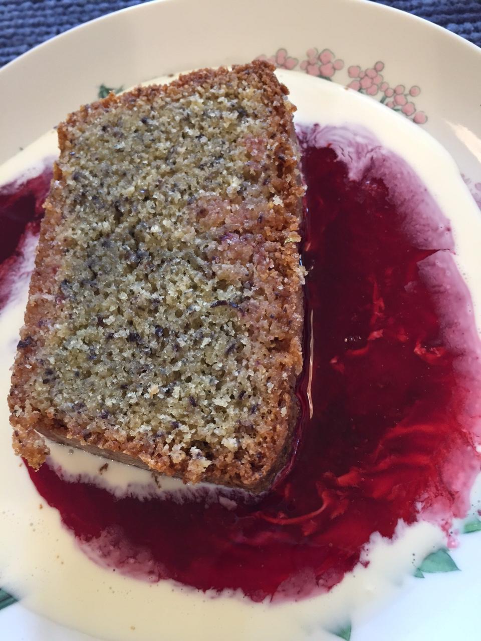 Galleria fotograficaVerso la notte in North Albina Avenue a PortlandIl portico del B&B scelto a Portland
L'ingresso del B&B
Sarah Minnick e Paolo Marchi del salone della villa occupata a Portland
Fresh Pot, il caff&egrave; del mattino nel Mississippi District in Portland
L'altra America, quella che non si chiude in se stessaFranco Pepe e il suo prezioso collaboratore Salvatore Vigliotta nella foto di Luciano Furia
In viaggio verso l'Ayers Creek Farm a Gaston
Il campo difficile da coltivare all'Ayers Creek Farm a Gaston. Per i messicani che vi lavorano, non vi &egrave; nulla da fare: &egrave; un terreno freddo. Di anima
Camminare la campagna nell'Oregon. Da sinistra verso destra si riconoscono Carol e Anthony Boutard, Sarah Minnick, Paolo Marchi, Salvatore Vigliotta e Franco Pepe. Foto di Luciano Furia
Topolino
Sarah Minnick
Anthony Boutard nei suoi campi
Franco Pepe e Sarah Minnick
Internet ha messo in crisi le famose cassette per le lettere americane
Carol Boutard, Sarah Minnick, Paolo Marchi e, ultimo a destra, Anthony Boutard
Sotto una tettoia della Ayers Creek Farm, a Gaston In Oregon, il padrone di casa, Anthony Boutard, ha sistemato due incredibili modelli Citro&euml;n che per davvero hanno fatto la storia dell'automobile: una DS famigliare (a sinistra) e, addirittura, una Traction Avant
Carol Boutard sfoglia il manuale da loro curato sul mais
Le pannocchie di granoturco nero che Anthony Boutard sta selezionado nella sua fattoria partendo da un tipo di mais blu misto a chicchi neri
Una confezione di mais nero e blu. Per arrivare a una produzione 100% nera, dopo ogni raccolto i responsabili dell&rsquo;Ayers Farm Creek commercializzano entrambi i tipi di granoturco mischiati tra loro, ma seminano solo il genere nero
Anthony Boutard, Sarah Minnick e Carol Boutard nella foto di Luciano Furia
Anthony Boutard presenta il men&ugrave; e la Minnick ride contenta
La foto, di Paolo Marchi, &egrave; mossa e andrebbe scartata ma &egrave; la sola che fissa, prima di essere servito agli ospiti, un eccellente piatto a pranzo a casa Boutard: Mais Amish Butter con ostriche, rockfish e granchi
