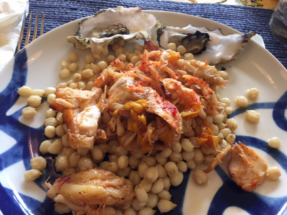 Galleria fotograficaVerso la notte in North Albina Avenue a PortlandIl portico del B&B scelto a Portland
L'ingresso del B&B
Sarah Minnick e Paolo Marchi del salone della villa occupata a Portland
Fresh Pot, il caff&egrave; del mattino nel Mississippi District in Portland
L'altra America, quella che non si chiude in se stessaFranco Pepe e il suo prezioso collaboratore Salvatore Vigliotta nella foto di Luciano Furia
In viaggio verso l'Ayers Creek Farm a Gaston
Il campo difficile da coltivare all'Ayers Creek Farm a Gaston. Per i messicani che vi lavorano, non vi &egrave; nulla da fare: &egrave; un terreno freddo. Di anima
Camminare la campagna nell'Oregon. Da sinistra verso destra si riconoscono Carol e Anthony Boutard, Sarah Minnick, Paolo Marchi, Salvatore Vigliotta e Franco Pepe. Foto di Luciano Furia
Topolino
Sarah Minnick
Anthony Boutard nei suoi campi
Franco Pepe e Sarah Minnick
Internet ha messo in crisi le famose cassette per le lettere americane
Carol Boutard, Sarah Minnick, Paolo Marchi e, ultimo a destra, Anthony Boutard
Sotto una tettoia della Ayers Creek Farm, a Gaston In Oregon, il padrone di casa, Anthony Boutard, ha sistemato due incredibili modelli Citro&euml;n che per davvero hanno fatto la storia dell'automobile: una DS famigliare (a sinistra) e, addirittura, una Traction Avant
Carol Boutard sfoglia il manuale da loro curato sul mais
Le pannocchie di granoturco nero che Anthony Boutard sta selezionado nella sua fattoria partendo da un tipo di mais blu misto a chicchi neri
Una confezione di mais nero e blu. Per arrivare a una produzione 100% nera, dopo ogni raccolto i responsabili dell&rsquo;Ayers Farm Creek commercializzano entrambi i tipi di granoturco mischiati tra loro, ma seminano solo il genere nero
Anthony Boutard, Sarah Minnick e Carol Boutard nella foto di Luciano Furia
Anthony Boutard presenta il men&ugrave; e la Minnick ride contenta
La foto, di Paolo Marchi, &egrave; mossa e andrebbe scartata ma &egrave; la sola che fissa, prima di essere servito agli ospiti, un eccellente piatto a pranzo a casa Boutard: Mais Amish Butter con ostriche, rockfish e granchi
