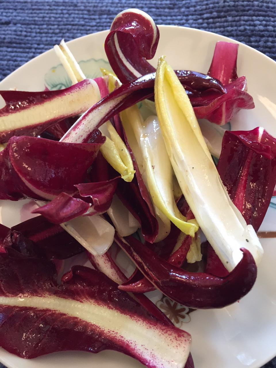 Galleria fotograficaVerso la notte in North Albina Avenue a PortlandIl portico del B&B scelto a Portland
L'ingresso del B&B
Sarah Minnick e Paolo Marchi del salone della villa occupata a Portland
Fresh Pot, il caff&egrave; del mattino nel Mississippi District in Portland
L'altra America, quella che non si chiude in se stessaFranco Pepe e il suo prezioso collaboratore Salvatore Vigliotta nella foto di Luciano Furia
In viaggio verso l'Ayers Creek Farm a Gaston
Il campo difficile da coltivare all'Ayers Creek Farm a Gaston. Per i messicani che vi lavorano, non vi &egrave; nulla da fare: &egrave; un terreno freddo. Di anima
Camminare la campagna nell'Oregon. Da sinistra verso destra si riconoscono Carol e Anthony Boutard, Sarah Minnick, Paolo Marchi, Salvatore Vigliotta e Franco Pepe. Foto di Luciano Furia
Topolino
Sarah Minnick
Anthony Boutard nei suoi campi
Franco Pepe e Sarah Minnick
Internet ha messo in crisi le famose cassette per le lettere americane
Carol Boutard, Sarah Minnick, Paolo Marchi e, ultimo a destra, Anthony Boutard
Sotto una tettoia della Ayers Creek Farm, a Gaston In Oregon, il padrone di casa, Anthony Boutard, ha sistemato due incredibili modelli Citro&euml;n che per davvero hanno fatto la storia dell'automobile: una DS famigliare (a sinistra) e, addirittura, una Traction Avant
Carol Boutard sfoglia il manuale da loro curato sul mais
Le pannocchie di granoturco nero che Anthony Boutard sta selezionado nella sua fattoria partendo da un tipo di mais blu misto a chicchi neri
Una confezione di mais nero e blu. Per arrivare a una produzione 100% nera, dopo ogni raccolto i responsabili dell&rsquo;Ayers Farm Creek commercializzano entrambi i tipi di granoturco mischiati tra loro, ma seminano solo il genere nero
Anthony Boutard, Sarah Minnick e Carol Boutard nella foto di Luciano Furia
Anthony Boutard presenta il men&ugrave; e la Minnick ride contenta
La foto, di Paolo Marchi, &egrave; mossa e andrebbe scartata ma &egrave; la sola che fissa, prima di essere servito agli ospiti, un eccellente piatto a pranzo a casa Boutard: Mais Amish Butter con ostriche, rockfish e granchi
