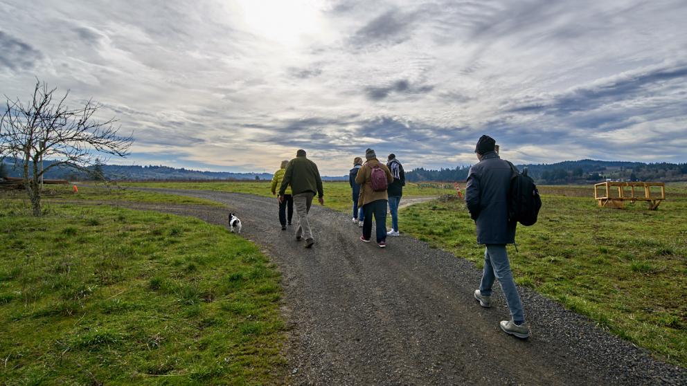 Galleria fotograficaVerso la notte in North Albina Avenue a PortlandIl portico del B&B scelto a Portland
L'ingresso del B&B
Sarah Minnick e Paolo Marchi del salone della villa occupata a Portland
Fresh Pot, il caff&egrave; del mattino nel Mississippi District in Portland
L'altra America, quella che non si chiude in se stessaFranco Pepe e il suo prezioso collaboratore Salvatore Vigliotta nella foto di Luciano Furia
In viaggio verso l'Ayers Creek Farm a Gaston
Il campo difficile da coltivare all'Ayers Creek Farm a Gaston. Per i messicani che vi lavorano, non vi &egrave; nulla da fare: &egrave; un terreno freddo. Di anima
