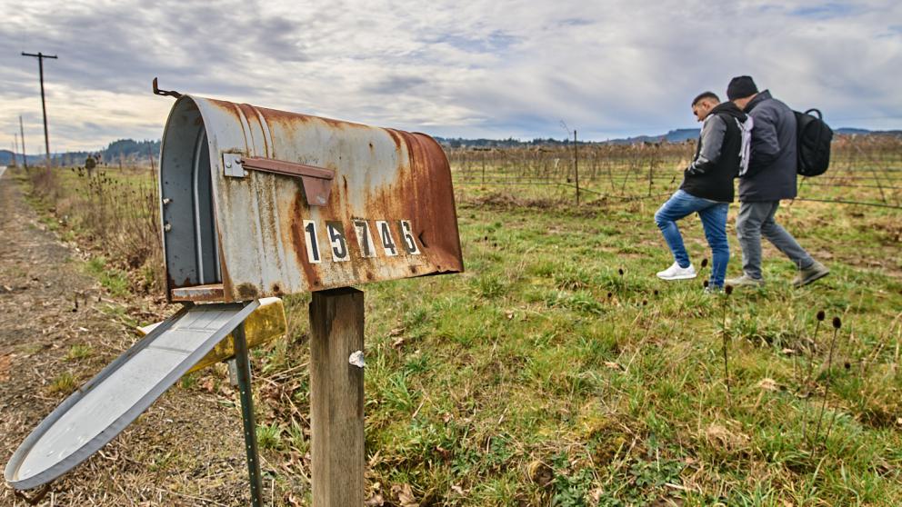 Galleria fotograficaVerso la notte in North Albina Avenue a PortlandIl portico del B&B scelto a Portland
L'ingresso del B&B
Sarah Minnick e Paolo Marchi del salone della villa occupata a Portland
Fresh Pot, il caff&egrave; del mattino nel Mississippi District in Portland
L'altra America, quella che non si chiude in se stessaFranco Pepe e il suo prezioso collaboratore Salvatore Vigliotta nella foto di Luciano Furia
In viaggio verso l'Ayers Creek Farm a Gaston
Il campo difficile da coltivare all'Ayers Creek Farm a Gaston. Per i messicani che vi lavorano, non vi &egrave; nulla da fare: &egrave; un terreno freddo. Di anima
Camminare la campagna nell'Oregon. Da sinistra verso destra si riconoscono Carol e Anthony Boutard, Sarah Minnick, Paolo Marchi, Salvatore Vigliotta e Franco Pepe. Foto di Luciano Furia
Topolino
Sarah Minnick
Anthony Boutard nei suoi campi
Franco Pepe e Sarah Minnick
