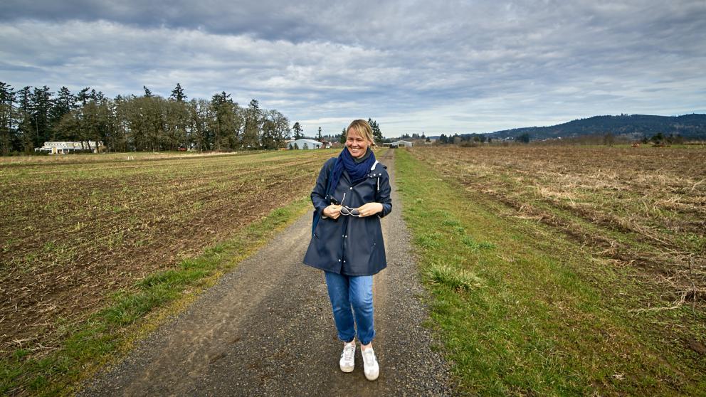 Galleria fotograficaVerso la notte in North Albina Avenue a PortlandIl portico del B&B scelto a Portland
L'ingresso del B&B
Sarah Minnick e Paolo Marchi del salone della villa occupata a Portland
Fresh Pot, il caff&egrave; del mattino nel Mississippi District in Portland
L'altra America, quella che non si chiude in se stessaFranco Pepe e il suo prezioso collaboratore Salvatore Vigliotta nella foto di Luciano Furia
In viaggio verso l'Ayers Creek Farm a Gaston
Il campo difficile da coltivare all'Ayers Creek Farm a Gaston. Per i messicani che vi lavorano, non vi &egrave; nulla da fare: &egrave; un terreno freddo. Di anima
Camminare la campagna nell'Oregon. Da sinistra verso destra si riconoscono Carol e Anthony Boutard, Sarah Minnick, Paolo Marchi, Salvatore Vigliotta e Franco Pepe. Foto di Luciano Furia
Topolino
