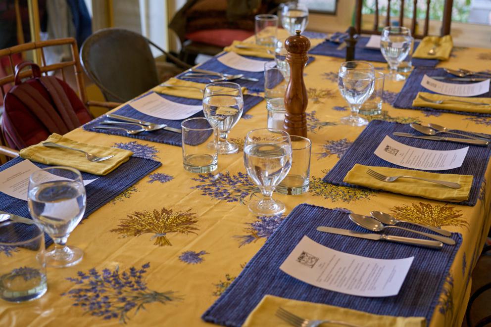 Galleria fotograficaVerso la notte in North Albina Avenue a PortlandIl portico del B&B scelto a Portland
L'ingresso del B&B
Sarah Minnick e Paolo Marchi del salone della villa occupata a Portland
Fresh Pot, il caff&egrave; del mattino nel Mississippi District in Portland
L'altra America, quella che non si chiude in se stessaFranco Pepe e il suo prezioso collaboratore Salvatore Vigliotta nella foto di Luciano Furia
In viaggio verso l'Ayers Creek Farm a Gaston
Il campo difficile da coltivare all'Ayers Creek Farm a Gaston. Per i messicani che vi lavorano, non vi &egrave; nulla da fare: &egrave; un terreno freddo. Di anima
Camminare la campagna nell'Oregon. Da sinistra verso destra si riconoscono Carol e Anthony Boutard, Sarah Minnick, Paolo Marchi, Salvatore Vigliotta e Franco Pepe. Foto di Luciano Furia
Topolino
Sarah Minnick
Anthony Boutard nei suoi campi
Franco Pepe e Sarah Minnick
Internet ha messo in crisi le famose cassette per le lettere americane
Carol Boutard, Sarah Minnick, Paolo Marchi e, ultimo a destra, Anthony Boutard
Sotto una tettoia della Ayers Creek Farm, a Gaston In Oregon, il padrone di casa, Anthony Boutard, ha sistemato due incredibili modelli Citro&euml;n che per davvero hanno fatto la storia dell'automobile: una DS famigliare (a sinistra) e, addirittura, una Traction Avant
Carol Boutard sfoglia il manuale da loro curato sul mais
Le pannocchie di granoturco nero che Anthony Boutard sta selezionado nella sua fattoria partendo da un tipo di mais blu misto a chicchi neri
Una confezione di mais nero e blu. Per arrivare a una produzione 100% nera, dopo ogni raccolto i responsabili dell&rsquo;Ayers Farm Creek commercializzano entrambi i tipi di granoturco mischiati tra loro, ma seminano solo il genere nero
Anthony Boutard, Sarah Minnick e Carol Boutard nella foto di Luciano Furia
