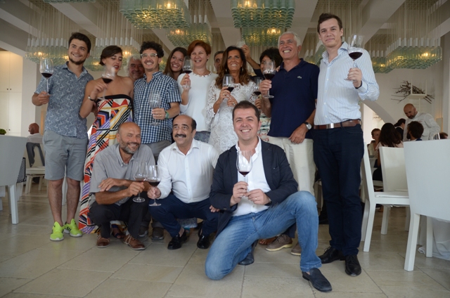 Galleria fotografica






Baccalà Giraldo, patate di Nardò e olive Leccine di Andrea Ribaldone









Cialledda, ventresca di tonno rosso Balfegò con quintessenza prima di origano di Domenico Schingaro









Sedanino di grano arso con crema di peperoni gialli, salsiccia a punta di coltello di Altamura croccante e ricotta leggermente acidula di Pietro Zito









Ricciola candita, insalata di ceci, limoni e olive di Paolo Rota









Finto hamburger di agnello Varvara, alici, salsa all'olio di oliva monocultivar coratina Muraglia e agrumi di Cristina Bowerman









Saltimbocca alla Martina Franca style, by Combal.Zero di Davide Scabin









Da Sud a Oriente di Corrado Assenza









Pietro Zito, Corrado Assenza, Paolo Rota e Andrea Ribaldone









Ferrarelle sponsor de Il Pranzo Possibile









Frantoio Muraglia sponsor de Il Pranzo Possibile









Sonia Gioia con Gerardo Leone dell'omonima agenzia che ha selezionato i vini per Il Pranzo Possibile









Gianluca Bastiani e Riccardo Uleri di Longino&Cardenal









I fratelli Michele e Vincenzo Varvara della macelleria omonima di Altamura con la chef Cristina Bowerman e il suo sous









Il presidente della Fondazione Italiana Sommelier Giuseppe Cupertino presenta la squadra in sala






