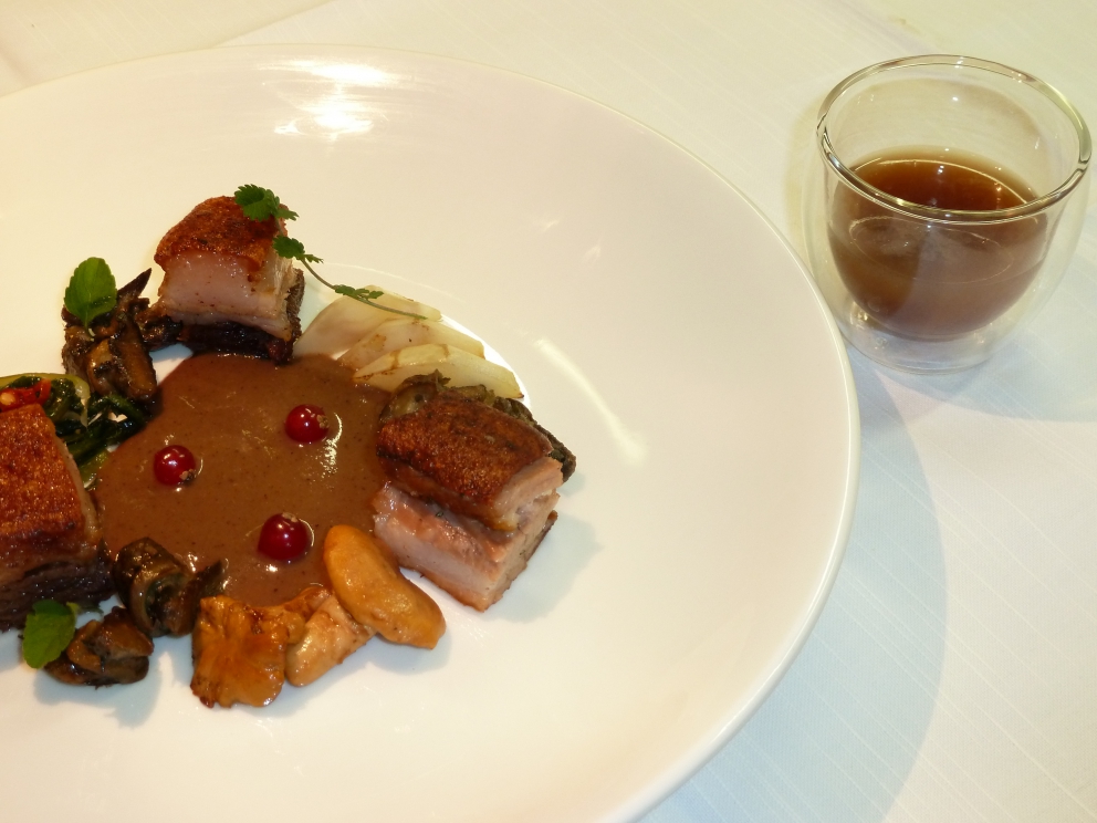 Galleria fotografica






Massimiliano Poggi, Al Cambio, Bologna

Uovo asparagi e parmigiano. Rappresenta la tradizione, non solo bolognese ma italiana. Chiaro che noi, con l'apparato di Altedo, abbiamo una fortuna che non tutte le regioni hanno: l'abbiamo in casa e di qualità assoluta! Riprendo la tradizione e trasformo le consistenze: a essere fritto non è più l'uovo ma la punta degli asparagi; il parmigiano non è più grattato ma viene reso cremoso con aggiunta di brodo di asparagi; aggiungo solo una parte di succo di asparagi crudi perché dà una notevole componente minerale amarognola. Un anticipo di primavera









Alessandro Panichi, Sotto l'Arco, Bologna

Canocchia, radicchio, bottarga e lampone. Dolce, amaro, acido e iodato (foto Bob Noto)









Isa Mazzocchi, La Palta, Borgonovo Valtidone (Piacenza)

Batarò con senape selvatica, pescegatto e pancetta. Una specie di pane schiacciato, con percentuale di polenta, ripieno di salumi piacentini (si serve soprattutto in val tidone). Piacenza in un batarò









Alberto Faccani, Magnolia, Cesenatico (Forlì-Cesena)

Triglia, amaretto, zafferano e limone. La dolcezza e la grassezza della triglia, la nota alcolica del liquore di mandorla, la profondità dello zafferano e l'aspro del limone. Un omaggio all'Italia e al Mediterraneo









Omar Casali, Marè, Cesenatico (Forlì-Cesena)

Bora Nera. Spaghettoni, inchiostro, quinto quarto di seppia, alghe e bergamotto. Materia prima, tecnica e tanto cuore per riportare nel piatto l'affascinante e profondo profumo iodato di una burrascosa giornata sul molo di Cesenatico









Fabrizio Mantovani, Fm con gusto, Faenza (Ravenna)

Patata ratta, lenticchie e caviale. E' una sintesi della mia cucina: una semplice patata con lenticchie, arricchita da un piccolo cucchiaio di caviale. Una crème fraîche allo zafferano e zest di lime. Estetica, istinto e semplicità ragionata









Massimiliano Mascia, San Domenico, Imola (Bologna)

Scampo, goletta e piselli. Amo i colori e i sapori della primavera e mi piace giocare con la contaminazione carne/pesce









Luca Marchini, L'Erba del Re, Modena

Risotto con ostriche, succo di porri, rucola e rabarbaro. E' il frutto della volontà di far coesistere la forza olfattiva del mare, proveniente dalle ostriche adagiate sulla superfice, con la pseudo-dolcezza di un risotto cremoso, la cui cottura viene fatta con un succo di porri grigliati e brasati. Giocano un ruolo di equilibrio la freschezza e asprezza del rabarbaro e il lieve amaro della rucola selvatica









Massimo Bottura, Osteria Francescana, Modena

Sometimes maillard, sometimes partrige... even bollito in civèt sauce. Ovvero, "A volte germano reale, a volte pernice... persino il bollito in salsa civet"









Irina Steccanella e Beppe Palmieri, Panino, Modena

Tortellini SuperPanna. Comprare una grande materia prima per fare un grande tortellino, e restiuire valore e qualità a un piatto della cucina domestica degenerato col tempo









Gianluca Gorini, Le Giare, Montiano (Forlì-Cesena)

Cetriolo, liquore Varnelli e uova di pesce affumicate. Note vegetali che incontrano quelle marine e affumicate per un interpretazione a 360 gradi del cetriolo, dal germoglio al fiore









Riccardo Agostini, Il Piastrino, Pennabilli (Rimini)

Animella d’agnello, latte ed estratto d’alloro. L'idea è quella di proporre un'animella inconsueta, d'agnello, senza nascondere le sue caratteristiche gustative come da tradizione ma esaltandole con il concentrato di latte di pecora per rafforzarne il gust. Vista la componente grassa, ho utilizzato l'alloro per il suo gusto amaro e la sua rinfrescante balsamicità









Terry Giacomello, Inkiostro, Parma

La pasta a modo nostro. Tagliolini tiepidi al bianco d'uovo con crema di parmigiano 36 mesi, rosso d'uovo sbattuto, caviale di tartufo e foglie di timo. E' un albume d'uovo cotto a vapore, steso come la pasta tradizionale, tagliato a mano a tagliolino, contornato da una crema di parmigiano, macchiata con un rosso d'uovo sbattuto e guarnito con foglie di timo e caviale di tartufo









Marco Parizzi, Parizzi, Parma

Consommé di buccia di patate, cipolla bruciata e ostriche con anolini di salmone. Il contrasto tra ingredienti di scarto e ingredienti pregiati, l'apparenza rassicurante di un piatto tipico con gusti completamente stravolti









Carla Aradelli, Riva, Ponte Dell'Olio (Piacenza)

Polpo, radicchio tardivo, crochetta di patate e majonese di rape rosse. Un piatto di semplicità ricercata: polpo e patate (la tradizione) e prodotti di stagione (radicchio tardivo e rapa rossa) creano un gioco di colori, radici e consistenze









Rino Duca, Il Grano di Pepe, Ravarino (Bologna)

Riso alla mandorla, gambero rosso e capperi. In Sicilia storicamente si cucinavano risi e non risotti. Nel mio piatto s'incontrano l'eleganza della mandorla, la sapidità del cappero e la profondità del gambero crudo









Matteo Salbaroli, Osteria L'Acciuga, Ravenna

Polpo arrostito, crema di topinambur e nocciole tostate. L'ho proposto al cenone e ha avuto così successo che lo riproponiamo anche l'inverno. Non solo polipo e patate









Gianni e Fulvia D'Amato, Caffè Arti e Mestieri, Reggiolo (Reggio Emilia)

Il viola della lingua. Lingua salmistrata cotta, spuma di patata viola, cavolo viola in agrodolce, polvere di lamponi disidratati









Gianpaolo Raschi, Guido, Rimini

Pancotto di pesce. Sono le mie origini marinaro-contadine, una lunga tradizione che si fonda sul concetto di recupero. Un tempo della memoria al quale sono profondamente legato e che ripercorro di continuo a bordo della mia Delorean (foto Giorgio Salvatori)









Franco Cimini, Antica Osteria del Mirasole, San Giovanni in Persiceto (Bologna)

Tagliatelle all'antico ragù di cortile. Un'antica ricetta delle campagne bolognesi che prevede l'utilizzo delle parti meno nobili degli animali da cortile (rigaglie), tra le quali creste, durelli, fegatini e ovine embrionali. Si contraddistingue per le diverse consistenze del ragù









Aurora Mazzucchelli, Marconi, Sasso Marconi (Bologna)

Il germano incontra un'acciuga. Il racconto del viaggio della migrazione germano. Lo scontro del mare con la terra e l'incontro del sapido col selvatico









Piergiorgio Parini, Povero Diavolo, Torriana (Parma)

Brasato di narce (anagramma di "carne", anche detto "l'animale che non c'è"). Il piatto rievoca alla vista e al palato l'opulenza e corposità di un brasato pur essendo composto di soli elementi vegetali: la base è un kiwi, glassato con ristretto di verdure, salse fermentate e vino rosso, spolverato con erbe balsamiche (foto Passione Gourmet)









Alberto Degl'Innocenti, Tirabusciò, Bibbiena (Arezzo)

Gnocchetti di pane verna allo scalogno, salsa di ribollita, cubetti di pane croccante al cavolo nero e cialda di Parmigiano. Un classico toscano a modo mio









Fabrizio Girasoli, Butterfly, Capannori (Lucca)

Evoluzione del gambero rosso. Da marinato a fritto, passando per padella e vapore con coincidenze di frutta e verdure, nella nebbia del  mattino. Mi piace mettere in gioco tutti i sensi del commensale, dalle consistenze cotture e sapori diversi per il palato, all'aroma diffuso per l'olfatto. La parte fritta che può essere mangiata con le mani e lo scorrere della tisana versata al momento  che coinvolge vista e udito









Andrea Mattei, Meo Modo a Borgo San Pietro, Chiusdino (Siena)

Fegatini di pollo affumicati, anguilla e ortica. La tradizione dell'entroterra toscano incontra il mare









Gaetano Trovato, Arnolfo, Colle Val D'Elsa (Siena)
Piccione: petto, coscia farcita con il suo fegato, castagne e spezie. Il piatto del cuore che evolve continuamente, dall’inizio negli anni Ottanta, quando si preparava lardellato ripieno di funghi e servito con le cipolle caramellate, fino ad oggi, in veste rinnovata con abbinamenti di stagione in stagione per esaltare il gusto









Peter Brunel, Borgo San Jacopo, Firenze

Il mio orto toscano (che passa in vaso l'inverno). La mia interpretazione gioca su: 1. vaso fiori e germogli eduli; 2. cramble di tartufo e pre.ona di tartufo ghiacciato; 3. terra di olive e cioccolato con spugna di nocciole, asparagi liofilizzati; 4. spuma di yogurt e rafano con ortaggi semi disidratati. Nel piatto: patata pietrificata con maionesi al carbone e levistico. E' il mio ricordo che va agli ortaggi, che verso la fine dell'autunno nell'orto perdono idratazione, da lì l'idea di inserirli in vaso per conservarli... in fase calante









Annie Féolde, Riccardo Monco, Alessandro Della Tommasina. Enoteca Pinchiorri, Firenze

Pici di pane con vongole veraci, crema di burrata e erba cipollina. L’aspetto interessante di questa ricetta è l’impasto dei pici: utlizziamo una pasta di pane integrale con lievitazione naturale e con la madre (la pasta ha dunque un'acidità leggera e molto saporita). Porta la pasta a una nuova dimensione sensoriale al palato. Il tutto contenuto all’interno della pasta e non fuori sotto forma di salsa









Enrico Panero, Da Vinci a Eataly, Firenze

Risotto al latte e acciughe, animelle al marsala e polveri di cipolla e limone. E' un primo piatto che riprende le mie origini piemontesi: fa parte anche del menu degustazione "Un piemontese in Toscana" a ricordare la tradizione di cuocere il riso nel latte come base per dolci o come pasto povero serale: Il riso si presenta con la dolcezza del latte che si concentra durante la cottura compensata dalla sapidità delle acciughe. A completare animelle sfumate al Marsala secco, l'acidità della polvere di limone e la polvere di cipolla a riprendere il classico fondo usato per risotti ma che mantiene tutta la sua freschezza. Un piatto ricco, che unisce consuetudini piemontesi per il riso e toscane per l'utilizzo di frattaglie









Simone Cipriani, già chef del Santo Graal, Firenze

Lasagna 2D. Due tele sottilissime di pomodoro disidratato con all’interno uno strato di pasta all’uovo, salsa mornay e ragù. Fuori sono leggermente bruciate con il cannello e gratinate con parmigiano. Due millimetri in cui si trova tutta l’Italia, concentrata e bidimensionale. Può essere presentata sia in orizzontale che in verticale, ad esempio messa al muro come se fosse un quadro, staccata e presentata a tavola









Vito Mollica, Il Palagio del Four Seasons, Firenze

Sedano carota cipolla farciti con parfait di fagiano salsa di mandorle e aglio dolce. Sono gli ingredienti a, b e c ‎della nostra cucina ma mai protagonisti in un piatto. Durante la preparazione di un consommé di fagiano, ho pensato con i ragazzi che sarebbe stato un reato buttare via in quanto era gustosissimo. L'abbiamo farcito creando un‎ piatto di recupero di una piacevole complessità gustativa









Marco Stabile, Ora d'Aria, Firenze

Se un meteorite cadesse in Toscana: visione universale della bruschetta. (e la giusta continuazione sarebbe: "raccoglierebbe tantissimi sapori incredibili"). Si tratta di un modo particolare (con visione dall'universo) di interpretare la bruschetta toscana, con fagioli, cavolo nero e olio toscano. Questo perché si parla molto di universo, di visitare altri pianeti, di catastrofi con arrivo di asteroidi, meteoriti, o addirittura di pianeti occulti con rotta di impatto verso la terra... Questo piatto è in tema ma smorza decisamente le preoccupazioni.









Cristoforo Trapani, Magnolia dell'hotel Byron, Forte dei Marmi (Lucca)

Carciofo arrostito. E' un simbolo di festa in tutte le case campane ma, soprattutto, è fatto dai venditori abusivi per strada. Il fumo che va su, il profumo delle bucce dei carciofi che bruciano sui carboni... È così che ho voluto riprodurre un pezzo di storia in chiave moderna









Igles Corelli, Atman, Lamporecchio (Pistoia)

Il Maiale va al mare. Il maiale dei mille abbinamenti in questo caso si sposa alla perfezione col calamaro









Cristiano Tomei, L'Imbuto, Lucca

Il Tutto e il Niente. Ovvero: Cialda di grano arso sotto seppia, il suo nero e cervella fritte. E' la sintesi di un panino gourmet. Grande concetto e grande sapore (foto di Lido Vannucchi)









Damiano Donati, Punto Officina del Gusto, Lucca

Tagliolino verde di mare vegetale. E' un tagliolino di semola di grano duro, impastato con alghe secche, servito all'olio. Proprio così, semplice per consentirgli di esprimere tutto lo iodio delle alghe






