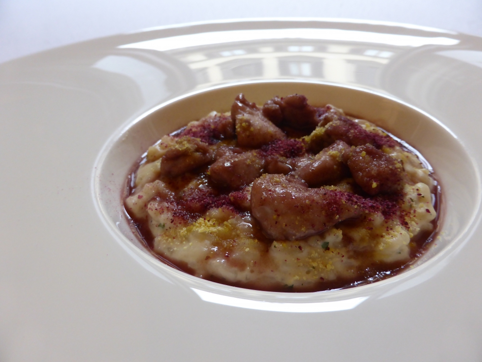 Galleria fotografica






Massimiliano Poggi, Al Cambio, Bologna

Uovo asparagi e parmigiano. Rappresenta la tradizione, non solo bolognese ma italiana. Chiaro che noi, con l'apparato di Altedo, abbiamo una fortuna che non tutte le regioni hanno: l'abbiamo in casa e di qualità assoluta! Riprendo la tradizione e trasformo le consistenze: a essere fritto non è più l'uovo ma la punta degli asparagi; il parmigiano non è più grattato ma viene reso cremoso con aggiunta di brodo di asparagi; aggiungo solo una parte di succo di asparagi crudi perché dà una notevole componente minerale amarognola. Un anticipo di primavera









Alessandro Panichi, Sotto l'Arco, Bologna

Canocchia, radicchio, bottarga e lampone. Dolce, amaro, acido e iodato (foto Bob Noto)









Isa Mazzocchi, La Palta, Borgonovo Valtidone (Piacenza)

Batarò con senape selvatica, pescegatto e pancetta. Una specie di pane schiacciato, con percentuale di polenta, ripieno di salumi piacentini (si serve soprattutto in val tidone). Piacenza in un batarò









Alberto Faccani, Magnolia, Cesenatico (Forlì-Cesena)

Triglia, amaretto, zafferano e limone. La dolcezza e la grassezza della triglia, la nota alcolica del liquore di mandorla, la profondità dello zafferano e l'aspro del limone. Un omaggio all'Italia e al Mediterraneo









Omar Casali, Marè, Cesenatico (Forlì-Cesena)

Bora Nera. Spaghettoni, inchiostro, quinto quarto di seppia, alghe e bergamotto. Materia prima, tecnica e tanto cuore per riportare nel piatto l'affascinante e profondo profumo iodato di una burrascosa giornata sul molo di Cesenatico









Fabrizio Mantovani, Fm con gusto, Faenza (Ravenna)

Patata ratta, lenticchie e caviale. E' una sintesi della mia cucina: una semplice patata con lenticchie, arricchita da un piccolo cucchiaio di caviale. Una crème fraîche allo zafferano e zest di lime. Estetica, istinto e semplicità ragionata









Massimiliano Mascia, San Domenico, Imola (Bologna)

Scampo, goletta e piselli. Amo i colori e i sapori della primavera e mi piace giocare con la contaminazione carne/pesce









Luca Marchini, L'Erba del Re, Modena

Risotto con ostriche, succo di porri, rucola e rabarbaro. E' il frutto della volontà di far coesistere la forza olfattiva del mare, proveniente dalle ostriche adagiate sulla superfice, con la pseudo-dolcezza di un risotto cremoso, la cui cottura viene fatta con un succo di porri grigliati e brasati. Giocano un ruolo di equilibrio la freschezza e asprezza del rabarbaro e il lieve amaro della rucola selvatica









Massimo Bottura, Osteria Francescana, Modena

Sometimes maillard, sometimes partrige... even bollito in civèt sauce. Ovvero, "A volte germano reale, a volte pernice... persino il bollito in salsa civet"









Irina Steccanella e Beppe Palmieri, Panino, Modena

Tortellini SuperPanna. Comprare una grande materia prima per fare un grande tortellino, e restiuire valore e qualità a un piatto della cucina domestica degenerato col tempo









Gianluca Gorini, Le Giare, Montiano (Forlì-Cesena)

Cetriolo, liquore Varnelli e uova di pesce affumicate. Note vegetali che incontrano quelle marine e affumicate per un interpretazione a 360 gradi del cetriolo, dal germoglio al fiore









Riccardo Agostini, Il Piastrino, Pennabilli (Rimini)

Animella d’agnello, latte ed estratto d’alloro. L'idea è quella di proporre un'animella inconsueta, d'agnello, senza nascondere le sue caratteristiche gustative come da tradizione ma esaltandole con il concentrato di latte di pecora per rafforzarne il gust. Vista la componente grassa, ho utilizzato l'alloro per il suo gusto amaro e la sua rinfrescante balsamicità









Terry Giacomello, Inkiostro, Parma

La pasta a modo nostro. Tagliolini tiepidi al bianco d'uovo con crema di parmigiano 36 mesi, rosso d'uovo sbattuto, caviale di tartufo e foglie di timo. E' un albume d'uovo cotto a vapore, steso come la pasta tradizionale, tagliato a mano a tagliolino, contornato da una crema di parmigiano, macchiata con un rosso d'uovo sbattuto e guarnito con foglie di timo e caviale di tartufo









Marco Parizzi, Parizzi, Parma

Consommé di buccia di patate, cipolla bruciata e ostriche con anolini di salmone. Il contrasto tra ingredienti di scarto e ingredienti pregiati, l'apparenza rassicurante di un piatto tipico con gusti completamente stravolti









Carla Aradelli, Riva, Ponte Dell'Olio (Piacenza)

Polpo, radicchio tardivo, crochetta di patate e majonese di rape rosse. Un piatto di semplicità ricercata: polpo e patate (la tradizione) e prodotti di stagione (radicchio tardivo e rapa rossa) creano un gioco di colori, radici e consistenze









Rino Duca, Il Grano di Pepe, Ravarino (Bologna)

Riso alla mandorla, gambero rosso e capperi. In Sicilia storicamente si cucinavano risi e non risotti. Nel mio piatto s'incontrano l'eleganza della mandorla, la sapidità del cappero e la profondità del gambero crudo









Matteo Salbaroli, Osteria L'Acciuga, Ravenna

Polpo arrostito, crema di topinambur e nocciole tostate. L'ho proposto al cenone e ha avuto così successo che lo riproponiamo anche l'inverno. Non solo polipo e patate









Gianni e Fulvia D'Amato, Caffè Arti e Mestieri, Reggiolo (Reggio Emilia)

Il viola della lingua. Lingua salmistrata cotta, spuma di patata viola, cavolo viola in agrodolce, polvere di lamponi disidratati









Gianpaolo Raschi, Guido, Rimini

Pancotto di pesce. Sono le mie origini marinaro-contadine, una lunga tradizione che si fonda sul concetto di recupero. Un tempo della memoria al quale sono profondamente legato e che ripercorro di continuo a bordo della mia Delorean (foto Giorgio Salvatori)









Franco Cimini, Antica Osteria del Mirasole, San Giovanni in Persiceto (Bologna)

Tagliatelle all'antico ragù di cortile. Un'antica ricetta delle campagne bolognesi che prevede l'utilizzo delle parti meno nobili degli animali da cortile (rigaglie), tra le quali creste, durelli, fegatini e ovine embrionali. Si contraddistingue per le diverse consistenze del ragù









Aurora Mazzucchelli, Marconi, Sasso Marconi (Bologna)

Il germano incontra un'acciuga. Il racconto del viaggio della migrazione germano. Lo scontro del mare con la terra e l'incontro del sapido col selvatico









Piergiorgio Parini, Povero Diavolo, Torriana (Parma)

Brasato di narce (anagramma di "carne", anche detto "l'animale che non c'è"). Il piatto rievoca alla vista e al palato l'opulenza e corposità di un brasato pur essendo composto di soli elementi vegetali: la base è un kiwi, glassato con ristretto di verdure, salse fermentate e vino rosso, spolverato con erbe balsamiche (foto Passione Gourmet)









Alberto Degl'Innocenti, Tirabusciò, Bibbiena (Arezzo)

Gnocchetti di pane verna allo scalogno, salsa di ribollita, cubetti di pane croccante al cavolo nero e cialda di Parmigiano. Un classico toscano a modo mio









Fabrizio Girasoli, Butterfly, Capannori (Lucca)

Evoluzione del gambero rosso. Da marinato a fritto, passando per padella e vapore con coincidenze di frutta e verdure, nella nebbia del  mattino. Mi piace mettere in gioco tutti i sensi del commensale, dalle consistenze cotture e sapori diversi per il palato, all'aroma diffuso per l'olfatto. La parte fritta che può essere mangiata con le mani e lo scorrere della tisana versata al momento  che coinvolge vista e udito









Andrea Mattei, Meo Modo a Borgo San Pietro, Chiusdino (Siena)

Fegatini di pollo affumicati, anguilla e ortica. La tradizione dell'entroterra toscano incontra il mare









Gaetano Trovato, Arnolfo, Colle Val D'Elsa (Siena)
Piccione: petto, coscia farcita con il suo fegato, castagne e spezie. Il piatto del cuore che evolve continuamente, dall’inizio negli anni Ottanta, quando si preparava lardellato ripieno di funghi e servito con le cipolle caramellate, fino ad oggi, in veste rinnovata con abbinamenti di stagione in stagione per esaltare il gusto









Peter Brunel, Borgo San Jacopo, Firenze

Il mio orto toscano (che passa in vaso l'inverno). La mia interpretazione gioca su: 1. vaso fiori e germogli eduli; 2. cramble di tartufo e pre.ona di tartufo ghiacciato; 3. terra di olive e cioccolato con spugna di nocciole, asparagi liofilizzati; 4. spuma di yogurt e rafano con ortaggi semi disidratati. Nel piatto: patata pietrificata con maionesi al carbone e levistico. E' il mio ricordo che va agli ortaggi, che verso la fine dell'autunno nell'orto perdono idratazione, da lì l'idea di inserirli in vaso per conservarli... in fase calante









Annie Féolde, Riccardo Monco, Alessandro Della Tommasina. Enoteca Pinchiorri, Firenze

Pici di pane con vongole veraci, crema di burrata e erba cipollina. L’aspetto interessante di questa ricetta è l’impasto dei pici: utlizziamo una pasta di pane integrale con lievitazione naturale e con la madre (la pasta ha dunque un'acidità leggera e molto saporita). Porta la pasta a una nuova dimensione sensoriale al palato. Il tutto contenuto all’interno della pasta e non fuori sotto forma di salsa






