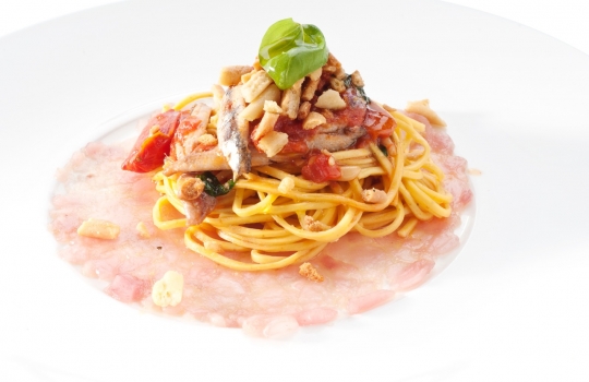 Galleria fotografica






Ricordi di Franco Aliberti dell'Osteria Francescana di Modena: Krapfen alla camomilla con biscotto caramello e caffè. «Morbido come un cuscino da abbracciare», ha spiegato il cuoco








Merluzzo con rafano freddo, mele e cetriolo marinato, un piatto scandinavo estivo di grande freschezza e note leggere firmato da Daniel Berlin, cuoco del Krog i Skåne a Tranås in Svezia








Testa di merluzzo leggermente affumicata con cavolfiore con burro brunito e sale e uova di merluzzo essiccate. Un altro piatto firmato da Daniel Berlin: «Uso la testa del merluzzo perché mi piace la consistenza della polpa umida, morbida e cremosa. Amo cucinare tutte le parti del pesce, branchie e gola compresa»








L'Omaggio alla barbabietola di Lorenzo Cogo, cuoco d'El Coq di Marano Vicentino, Vicenza. «È un piatto che posso servire liberamente», ha spiegato. Ovvero: come superare la rigida divisione delle portate, caratteristica molto italiana








L'interpretazuione dello zucchero filato di Lorenzo Cogo. Una sorpresa che conduce dritti all'infanzia








Crema fredda di formaggio “Idiazabal”, sorbetto di pomodori affumicati, insalata di germogli e pane di segale a firma Sergio Humada, giovane chef dell'Alma di Barcellona.








Confit di Baccalà con salsa pil pil e calçot arrostiti. Tradizione basca e attualità catalana convivono nel piatto di Sergio Humada





