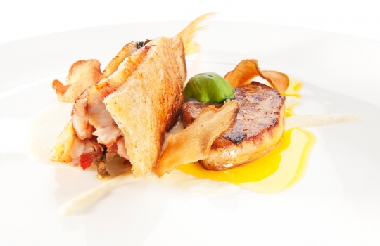 Galleria fotografica






Ricordi di Franco Aliberti dell'Osteria Francescana di Modena: Krapfen alla camomilla con biscotto caramello e caffè. «Morbido come un cuscino da abbracciare», ha spiegato il cuoco








Merluzzo con rafano freddo, mele e cetriolo marinato, un piatto scandinavo estivo di grande freschezza e note leggere firmato da Daniel Berlin, cuoco del Krog i Skåne a Tranås in Svezia








Testa di merluzzo leggermente affumicata con cavolfiore con burro brunito e sale e uova di merluzzo essiccate. Un altro piatto firmato da Daniel Berlin: «Uso la testa del merluzzo perché mi piace la consistenza della polpa umida, morbida e cremosa. Amo cucinare tutte le parti del pesce, branchie e gola compresa»








L'Omaggio alla barbabietola di Lorenzo Cogo, cuoco d'El Coq di Marano Vicentino, Vicenza. «È un piatto che posso servire liberamente», ha spiegato. Ovvero: come superare la rigida divisione delle portate, caratteristica molto italiana








L'interpretazuione dello zucchero filato di Lorenzo Cogo. Una sorpresa che conduce dritti all'infanzia








Crema fredda di formaggio “Idiazabal”, sorbetto di pomodori affumicati, insalata di germogli e pane di segale a firma Sergio Humada, giovane chef dell'Alma di Barcellona.








Confit di Baccalà con salsa pil pil e calçot arrostiti. Tradizione basca e attualità catalana convivono nel piatto di Sergio Humada








Crudo di Palamita, trenette e acciughe di Enrico Panero, giovane talento del ristorante Marin all'interno di Eataly Genova: il ricordo del Giappone in un tipico piatto ligure





