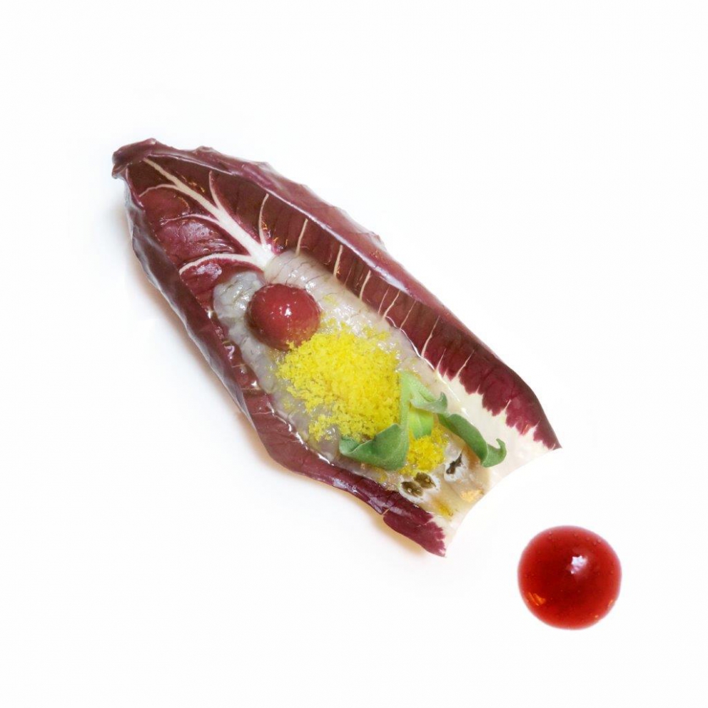 Galleria fotografica






Massimiliano Poggi, Al Cambio, Bologna

Uovo asparagi e parmigiano. Rappresenta la tradizione, non solo bolognese ma italiana. Chiaro che noi, con l'apparato di Altedo, abbiamo una fortuna che non tutte le regioni hanno: l'abbiamo in casa e di qualità assoluta! Riprendo la tradizione e trasformo le consistenze: a essere fritto non è più l'uovo ma la punta degli asparagi; il parmigiano non è più grattato ma viene reso cremoso con aggiunta di brodo di asparagi; aggiungo solo una parte di succo di asparagi crudi perché dà una notevole componente minerale amarognola. Un anticipo di primavera






