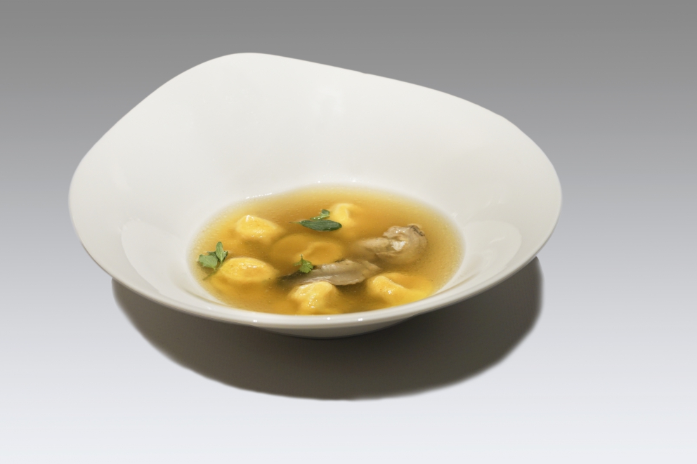 Galleria fotografica






Massimiliano Poggi, Al Cambio, Bologna

Uovo asparagi e parmigiano. Rappresenta la tradizione, non solo bolognese ma italiana. Chiaro che noi, con l'apparato di Altedo, abbiamo una fortuna che non tutte le regioni hanno: l'abbiamo in casa e di qualità assoluta! Riprendo la tradizione e trasformo le consistenze: a essere fritto non è più l'uovo ma la punta degli asparagi; il parmigiano non è più grattato ma viene reso cremoso con aggiunta di brodo di asparagi; aggiungo solo una parte di succo di asparagi crudi perché dà una notevole componente minerale amarognola. Un anticipo di primavera









Alessandro Panichi, Sotto l'Arco, Bologna

Canocchia, radicchio, bottarga e lampone. Dolce, amaro, acido e iodato (foto Bob Noto)









Isa Mazzocchi, La Palta, Borgonovo Valtidone (Piacenza)

Batarò con senape selvatica, pescegatto e pancetta. Una specie di pane schiacciato, con percentuale di polenta, ripieno di salumi piacentini (si serve soprattutto in val tidone). Piacenza in un batarò









Alberto Faccani, Magnolia, Cesenatico (Forlì-Cesena)

Triglia, amaretto, zafferano e limone. La dolcezza e la grassezza della triglia, la nota alcolica del liquore di mandorla, la profondità dello zafferano e l'aspro del limone. Un omaggio all'Italia e al Mediterraneo









Omar Casali, Marè, Cesenatico (Forlì-Cesena)

Bora Nera. Spaghettoni, inchiostro, quinto quarto di seppia, alghe e bergamotto. Materia prima, tecnica e tanto cuore per riportare nel piatto l'affascinante e profondo profumo iodato di una burrascosa giornata sul molo di Cesenatico









Fabrizio Mantovani, Fm con gusto, Faenza (Ravenna)

Patata ratta, lenticchie e caviale. E' una sintesi della mia cucina: una semplice patata con lenticchie, arricchita da un piccolo cucchiaio di caviale. Una crème fraîche allo zafferano e zest di lime. Estetica, istinto e semplicità ragionata









Massimiliano Mascia, San Domenico, Imola (Bologna)

Scampo, goletta e piselli. Amo i colori e i sapori della primavera e mi piace giocare con la contaminazione carne/pesce









Luca Marchini, L'Erba del Re, Modena

Risotto con ostriche, succo di porri, rucola e rabarbaro. E' il frutto della volontà di far coesistere la forza olfattiva del mare, proveniente dalle ostriche adagiate sulla superfice, con la pseudo-dolcezza di un risotto cremoso, la cui cottura viene fatta con un succo di porri grigliati e brasati. Giocano un ruolo di equilibrio la freschezza e asprezza del rabarbaro e il lieve amaro della rucola selvatica









Massimo Bottura, Osteria Francescana, Modena

Sometimes maillard, sometimes partrige... even bollito in civèt sauce. Ovvero, "A volte germano reale, a volte pernice... persino il bollito in salsa civet"









Irina Steccanella e Beppe Palmieri, Panino, Modena

Tortellini SuperPanna. Comprare una grande materia prima per fare un grande tortellino, e restiuire valore e qualità a un piatto della cucina domestica degenerato col tempo









Gianluca Gorini, Le Giare, Montiano (Forlì-Cesena)

Cetriolo, liquore Varnelli e uova di pesce affumicate. Note vegetali che incontrano quelle marine e affumicate per un interpretazione a 360 gradi del cetriolo, dal germoglio al fiore









Riccardo Agostini, Il Piastrino, Pennabilli (Rimini)

Animella d’agnello, latte ed estratto d’alloro. L'idea è quella di proporre un'animella inconsueta, d'agnello, senza nascondere le sue caratteristiche gustative come da tradizione ma esaltandole con il concentrato di latte di pecora per rafforzarne il gust. Vista la componente grassa, ho utilizzato l'alloro per il suo gusto amaro e la sua rinfrescante balsamicità









Terry Giacomello, Inkiostro, Parma

La pasta a modo nostro. Tagliolini tiepidi al bianco d'uovo con crema di parmigiano 36 mesi, rosso d'uovo sbattuto, caviale di tartufo e foglie di timo. E' un albume d'uovo cotto a vapore, steso come la pasta tradizionale, tagliato a mano a tagliolino, contornato da una crema di parmigiano, macchiata con un rosso d'uovo sbattuto e guarnito con foglie di timo e caviale di tartufo






