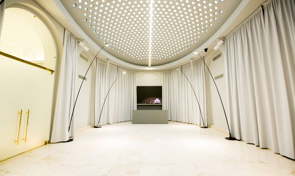L'Ovale Room di Identità Golose Milano è un ambiente versatile, sovrastato da un singolare soffitto da cui filtra la luce naturale. Caratterizzata da una pianta ovale, ha una superficie di oltre 93 mq e presenta un allestimento ideato per fare di ogni evento un’esperienza unica e indimenticabile: tecnologia all’avanguardia, elementi di design, un piano cottura di ultima generazione che consente l’organizzazione di cooking show e laboratori gastronomici.