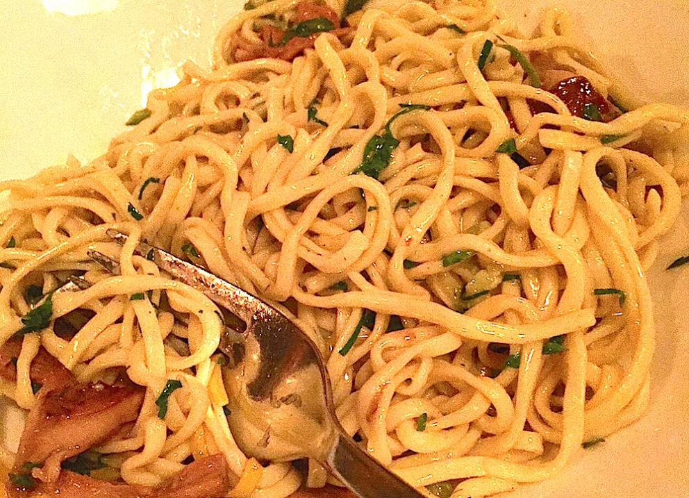 Galleria fotografica






I celeberrimi (e copiatissimi) Pork Buns del Momofuku Ssäm Bar, panini al vapore con pancia di maiale, cetrioli pickled e scalogno bianco e verde, da accompagnare con salsa hoisin, bbq o sriracha. E' un altro piatto simbolo della grande gastronomia newyorkese (la ricetta su Lucky Peach). Lo firma il cuoco di origini sudcoreane David Chang nel primo locale di un impero che oggi vanta filiali anche a Washington, Toronto, Sydney e presto anche Las Vegas









Jajangmyeon con salsiccia di maiale, chili pan mee e uovo fritto. Jajangmyeon è una specialità sudcoreana che, nelle sue formulazioni variabili, prevede sempre dei noodle e della salsa chunjang (pasta salata di soia nera). Li abbiamo assaggiati al Nishi, l'ultimo nato (a gennaio 2016) del marchio Momofuku, il primo aperto nel West Village di Manhattan (Nishi vuol dire appunto "West"). La curiosità? Oltre alle specialità dalla cucina coreana, il menu ha una vasta sezione di piatti creativi su matrice italiana, dalla Lattuga croccante con bagnacoda di noci agli Spaghetti cacio e pepe con uovo fritto sopra









La tartare di tonno big eye (thunnus obesus) con coulis di avocado, caviale ed erba cipollina in salsa ponzu al sesamo di Soto, tra i più longevi e splendenti ristoranti giapponesi di New York, due stelle Michelin nei pressi di Washington Park. Attenzione perché può capitare di sentire Sotohiro Kosugi, cuoco celebre per la sua passione (diciamo anche malattia) per gli uni, i ricci di mare, sbraitare addosso al suo assistente al bancone del sushi, noncurante della clientela. Un iracondo perfezionismo che fa di lui il Jiro della Grande Mela









Il Sandwich di taleggio e formaggio di capra grigliato, servito con due piccole ciotole di marmellata di cipolle e senape accanto. Un assaggio fulminante a pranzo allo Spotted Pig, il celeberrimo maiale macchiato volante che svetta nella placida 11ma strada dell West Village, a New York. E' il locale easy (ma con stella Michelin) di April Bloomfield, la cuoca inglese di Birmingham celebre per la sua passione suina









A sinistra, le Biete dorate con uva marinata, olio d'oliva e lime, uno dei piatti più convincenti di CJ Jacobson, chef californiano del neonato Ēma di Chicago, un luogo molto piacevole per consumare piatti in sharing dal tocco mediterraneo-medioriental-californiano









Mousse di fegato di pollo su pane di mais, uva e aneto, piatto, anche questo da condividere, assaggiato al Dixie di Chicago, locale su due livelli che richiama, nel cibo e nell'architettura, le case del Sud degli Stati Uniti 






