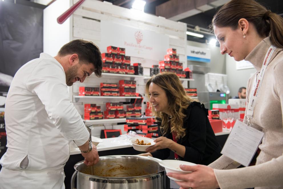 Galleria fotografica






Dispensa

Dispensa – Generi Alimentari & Generi Umani è il magazine italiano indipendente e da collezione dedicato al cibo, creato da Martina Liverani. In Dispensa le storie dei generi alimentari si intersecano a quelle dei generi umani dando vita a originali racconti fatti di parole e immagini. Un progetto controcorrente che in epoca digitale, grazie alla bellezza tattile di un prodotto editoriale antico, invita il lettore a riprendersi il tempo da dedicare alle cose belle. «Non potevamo mancare a questo grande evento, è un’occasione imperdibile non solo a livello di contatti ma anche perché ci offre una full immersion tra le eccellenze della gastronomia»









Italia Squisita 

ItaliaSquisita è il network b2b di riferimento per chi ama la ristorazione e l’accoglienza di alta gamma. Non è voluta mancare all'appuntamento con Identità Milano 2017









James 1599 

Debutto avventuroso nell'alta cucina a Identità Golose del brand James 1599. L'equipaggio, che muove i suoi passi dall'antica Compagnia Inglese delle Indie Orientali, ha portato in scena le sue spezie, i suoi sali dal mondo e le erbe aromatiche. Prodotti di alta qualità, attentamente ricercati e con un packaging all'altezza delle aspettative. Polveri impalpabili, semi aromatici, erbe disidratate, gemme marine e vulcaniche, magnifici pepi e non solo sono stati annusati e assaporati durante il congresso, assieme a golose frolle aromatizzate con la miscela di curry dolce She's My Curry creata ad hoc









Joaquin 

Per la prima volta a Identità Milano, l’azienda vitivinicola irpina Joaquin ha presentato il progetto Joaquin Dall’Isola, che le ha permesso di salvare i pochissimi quintali di uva dell’isola di Capri, prodotti da piccoli vigneti coltivati a varietà Greco, Falanghina, Biancolella, e quella che dai contadini del posto è chiamata “Ciunchesa”. Da Capri, nel 2009, sono state prodotte circa 800 Magnum, mentre nel 2010 sono state realizzate circa 2000 bottiglie. A queste si aggiunge il Vino Rosato 2012, da uve Guarnaccia e Piedirosso, un piccolo gioiello enologico di sole 68 bottiglie









Kai 

Durante tutto il congresso allo spazio espositivo di Coltelleria Kai abbiamo fatto un viaggio in Oriente con sfilettature del pesce con tecnica giapponese, decorazioni con verdure e confezionamenti di sushi e sashimi









Koppert Cress

 Koppert Cress è costantemente alla ricerca di ingredienti naturali innovativi, che permettano agli chef di aumentare il gusto e l’aroma dei loro piatti e di migliorarne la presentazione. «Siamo produttori di colori e gli chef sono i nostri pittori» ci ha spiegato Enrico Zallot. Una vasta rete internazionale di biologi, di esperti nel settore dei vegetali e di gastronomi fornisce un flusso continuo di prodotti, che soddisfa i requisiti culinari sempre più elevati di ristoranti sparsi ovunque nel mondo









Longino & Cardenal

Longino & Cardenal continua il percorso alla base del suo successo: la costante ricerca di cibi rari e preziosi. E' stato accompagnato da due nuovi partner: Pariani, un’azienda piemontese nata come produttrice di Olio di Nocciola, e Tartuflanghe, insignita da anni del titolo “Eccellenza Artigiana” dalla Regione Piemonte. Lo stand ha visto la presenza dello chef basco Senèn González che ha deliziato i visitatori proponendo le innovative lamine di patata disidratata e bacon ripiene di tuorlo d’uovo. All’interno della Longino Vip Lounge, chef e visitatori della manifestazione hanno potuto apprezzare alcuni finger food realizzati dalle giovani e sapienti mani del company chef aziendale, rigorosamente con prodotti commercializzati da Longino & Cardenal. Anche Andrea Larossa, chef del ristorante Larossa ad Alba, ha presentato una versione finger dei suoi piatti a base di prodotti Tartuflanghe. E ancora: plancton marino Veta La Palma; pane Triticum che ha nobilitato il pane precotto e surgelato; i fiori e le erbe eduli dell’azienda alto-atesina Alpin Herbs; il tonno rosso del mediterraneo Balfegò, il baccalà dissalato Giraldo e, non da ultimo, il gambero rosso di Mazara del Vallo di Don Gambero









Macelleria Zivieri e Zivieri Tartufi

In linea con il tema del congresso, Macelleria Zivieri Massimo e Zivieri Tartufi hanno animato il proprio stand con il meglio della loro produzione. Battute al coltello di bovino e cervo affiancate dal tartufo nero pregiato, toast con prosciutto cotto di Mora Romagnola, crostini con patè fegato di pollo allevato a terra e funghi galletti, degustazioni di salame Montanaro di Mora Romagnola recentemente nominato il miglior salame in Italia, tagliata di capriolo e mini hamburger di selvaggina con tartufo bianchetto. Valore delle aziende protagoniste è l'attenzione verso prodotti naturali, a completa disposizione di una ristorazione attenta e scrupolosa, secondo filiere di produzione uniche in Italia









Manicardi 

Manicardi ha portato a Identità Milano due eccellenze enogastronomiche dell’Emilia Romagna: Lambrusco e Aceto Balsamico di Modena. In degustazione: Lambrusco Grasparossa di Castelvetro DOC “Vigna Cà del Fiore”, Spumante Brut Rosè “Fabula”, Aceto Balsamico Tradizionale di Modena DOP Extra Vecchio, Aceto Balsamico di Modena IGP “Nero Elisir”, Aceto Balsamico di Modena IGP “Nero Elisir Gold” e Aceto Balsamico di Modena IGP “5 Scudi”.









Masseria Schinosa

Nella Masseria Schinosa da oltre trecento anni si fa olio extravergine di oliva con amore per la terra e per gli oltre 28.000 secolari olivi pugliesi. Gli oliveti sono condotti con le più moderne tecniche colturali e nella produzione del loro olio extra vergine di oliva si incontrano e si fondono tradizione e innovazione









Mealitaly

Mealitaly e Tesoritalia nascono per promuovere e tutelare le eccellenze tipiche del territorio italiano grazie all’alta qualità della produzione stessa. Lavorando in aree DOP e IGP, come il Parco Nazionale del Vesuvio, la Penisola Sorrentina, le Colline Salernitane e il Cilento, per ciascuna referenza è stato redatto un "disciplinare di produzione interno", elevando gli standard qualitativi a livelli altissimi sia sul mercato italiano che estero. Ogni prodotto è controllato in ogni sua fase di produzione e lavorazione, partendo dalla coltivazione diretta delle materie prime sino al packaging finale









Mepra

Mepra nasce nel 1946 dalla trasformazione dell’azienda della famiglia Prandelli che, a cavallo delle due guerre, produce materiale bellico. L’indirizzo scelto dall’azienda per la propria produzione, privilegia la qualità e non la quantità: l’alluminio, utilizzato fino ad allora, viene immediatamente sostituito dall’ottone cromato, materiale di qualità superiore. Mepra continua a produrre tutti i suoi articoli in Italia, ed è presente oggi negli ambienti più esclusivi e rinomati del mondo, dagli hotel di lusso alle compagnie di crociera e aeree









Mielizia

Nel corso delle tre giornate Mielizia ha effettuato presso il proprio spazio espositivo a Identità Milano degustazioni dei loro mieli italiani millefiori e monoflora e altri prodotti apistici, anche in accompagnamento a formaggi, per conoscere meglio i prodotti della gamma e far apprezzare la varietà del miele italiano, suggerendo insoliti abbinamenti gastronomici









Niko Formazione

Un percorso di formazione unico in Italia, dalla partnership con l'Università degli Studi di Scienze Gastronomiche di Pollenzo alla full immersion in Casadonna Reale, al progetto Spazio, ristorante-laboratorio dove convertire la pratica didattica in lavoro nell'ottica della ricerca









Olitalia

Olitalia a Identità Milano ha presentato le sue eccellenze della linea Gourmet: gli Extravergini Regionali, le Monocultivar, l’Aceto Balsamico di Modena, e Frienn, l’innovativo olio di girasole altoleico per una frittura sana e leggera. L’azienda è specializzata da più di 30 anni nella produzione di oli e aceti ed è presente in oltre 120 paesi nel mondo









Open Blue Global Services

Nello spazio espositivo di Open Blue Global Services abbiamo degustato pesce cobia in tre ricette dello chef Omar Allievi: Cobia affumicato con mele, melanzane, crunchy di pane alla segale e robiola allo yuzu, Cobia marinato al miso con salsa di arance e cicoria e Tiradito di cobia con choclo e camote. Inoltre con Samsung Oculus, un’esperienza di realtà virtuale a 360 gradi, tutti i visitatori hanno potuto immergersi in un viaggio di due minuti e mezzo nell’impianto aziendale a Panama, una vista in elicottero a 12 km dalla costa per visitare le gabbie e scoprire come viene allevato il pesce cobia






