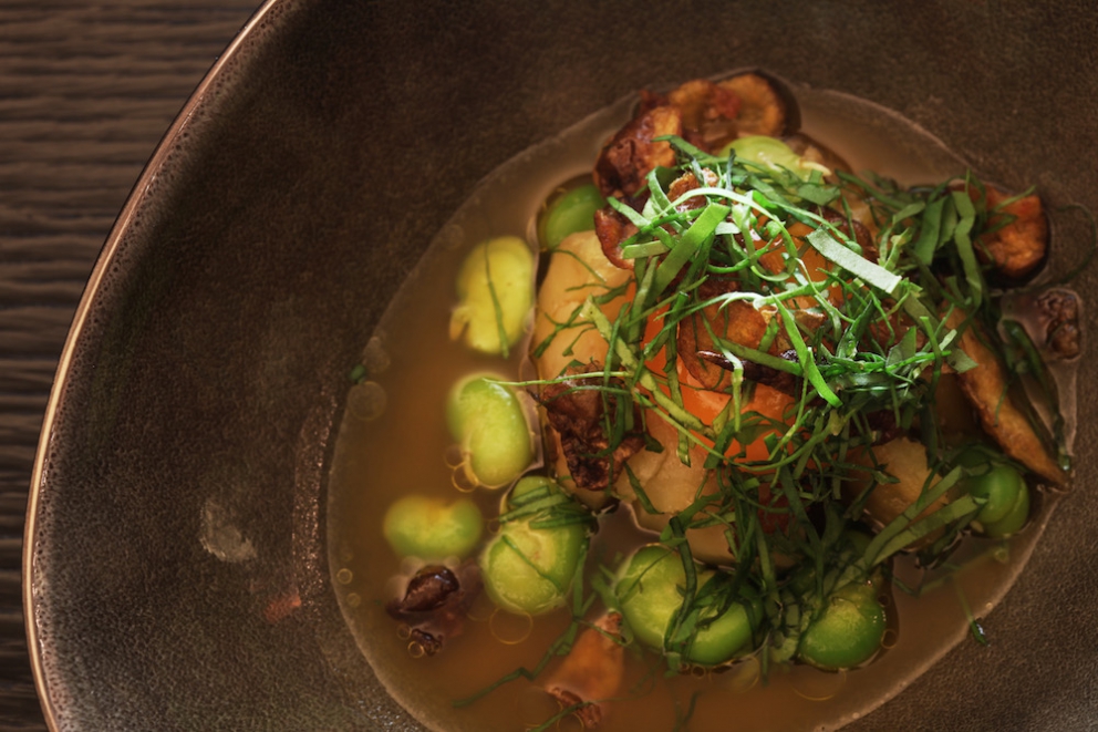 Galleria fotografica






Alcune immagini della straordinaria cena preparata da Jock Zonfrillo al Bulgari di Milano. Qui due appetizer, Gambero rosso e prugne di Davidson e Nuvole di canguro









Cavolo rapa sottaceto e pepe dorrigo, Lilli Pilly e baccusia









Vongole affumicate e pane cotto sui carboni






